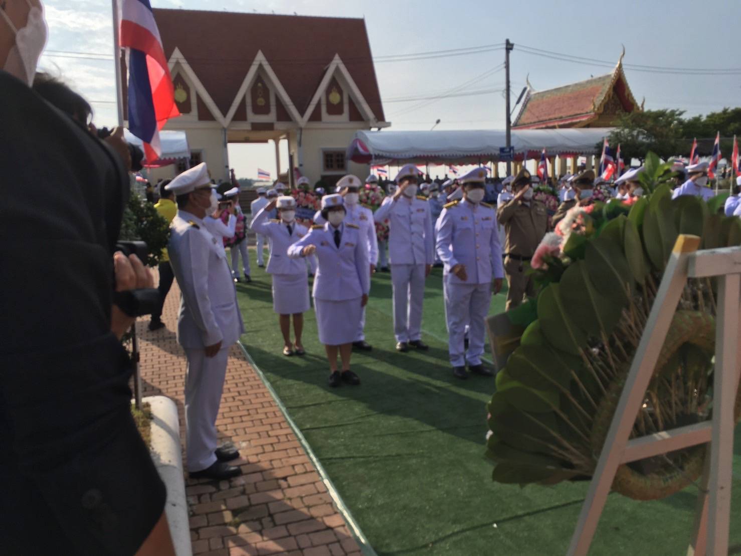 ???? พช.สมุทรสาคร….ร่วมกิจกรรมเนื่องในวันคล้ายวันสวรรคต พระบาทสมเด็จพระจุลจอมเกล้าเจ้าอยู่หัว????       วันที่ 23 ตุลาคม 2565  นายณรงค์ รักร้อย ผู้ว่าราชการจังหวัดสมุทรสาคร ประธานในพิธี พร้อมด้วย รองผู้ว่าราชการจังหวัดสมุทรสาคร หัวหน้าส่วนราชการ กลุ่ม องค์กร และประชาชน เข้าร่วมกิจกรรมน้อมรำลึกในพระมหากรุณาธิคุณ และกิจกรรมจิตอาสา เนื่องในวันคล้ายวันสวรรคต พระบาทสมเด็จพระจุลจอมเกล้าเจ้าอยู่หัว  ดังนี้     ?1. เวลา 08.30 น. ณ พระบรมราชานุสาวรีย์ พระบาทสมเด็จพระจุลจอมเกล้าเจ้าอยู่หัว บริเวณวัดสุทธิวาตวราราม (วัดช่องลม) ตำบลท่าฉลอม อำเภอเมืองสมุทรสาคร จังหวัดสมุทรสาคร โดยนางศลิษา ม่วงใหม่ พัฒนาการจังหวัดสมุทรสาคร นายจักรินทร์ ทิพย์โยธา ผู้อำนวยการกลุ่มงานยุทธศาสตร์การพัฒนาชุมชน พร้อมเจ้าหน้าที่พัฒนาชุมชนจังหวัด ร่วมพิธีวางพวงมาลาเบื้องหน้าพระบรมราชานุสาวรีย์ พระบาทสมเด็จพระจุลจอมเกล้าเจ้าอยู่หัว และยืนสงบนิ่งน้อมรำลึกในพระมหากรุณาธิคุณ โดยพร้อมเพรียงกัน    ✊️ 2.เวลา 10.00 น. ณ บริเวณที่ทำการองค์การบริหารส่วนตำบลชัยมงคล ริมคลองชลประทานดี7 และริมถนนบ้านแพ้ว-พระประโทน ตำบลชัยมงคล อำเภอเมืองสมุทรสาคร โดยนางศลิษา ม่วงใหม่ พัฒนาการจังหวัดสมุทรสาคร นายทศพร แก้วดี ผู้อำนวยการกลุ่มงานสารสนเทศการพัฒนาชุมชน พร้อมเจ้าหน้าที่พัฒนาชุมชนจังหวัด  เข้าร่วมกิจกรรมจิตอาสาพัฒนาปรับปรุงภูมิทัศน์ฯ โดยพร้อมเพรียงกัน     #SMART SK   # โคกหนองนา #โคกหนองนาโมเดล #โคกหนองนาพัฒนาชุมชน #World soil Day #World soil Day CDD #UNFAO #SEPtoSDGs #SDGforAll@kmit #ปิดหมู่บ้าน 3 เดือนพวกเราอยู่ได้ #108อาชีพแก้จนพัฒนาคนทุกช่วงวัย wecareaboutyou #Changeforgood   ? ภาพ/ข่าว…ทีมงานสารสนเทศการพัฒนาชุมชน พช.สมุทรสาคร