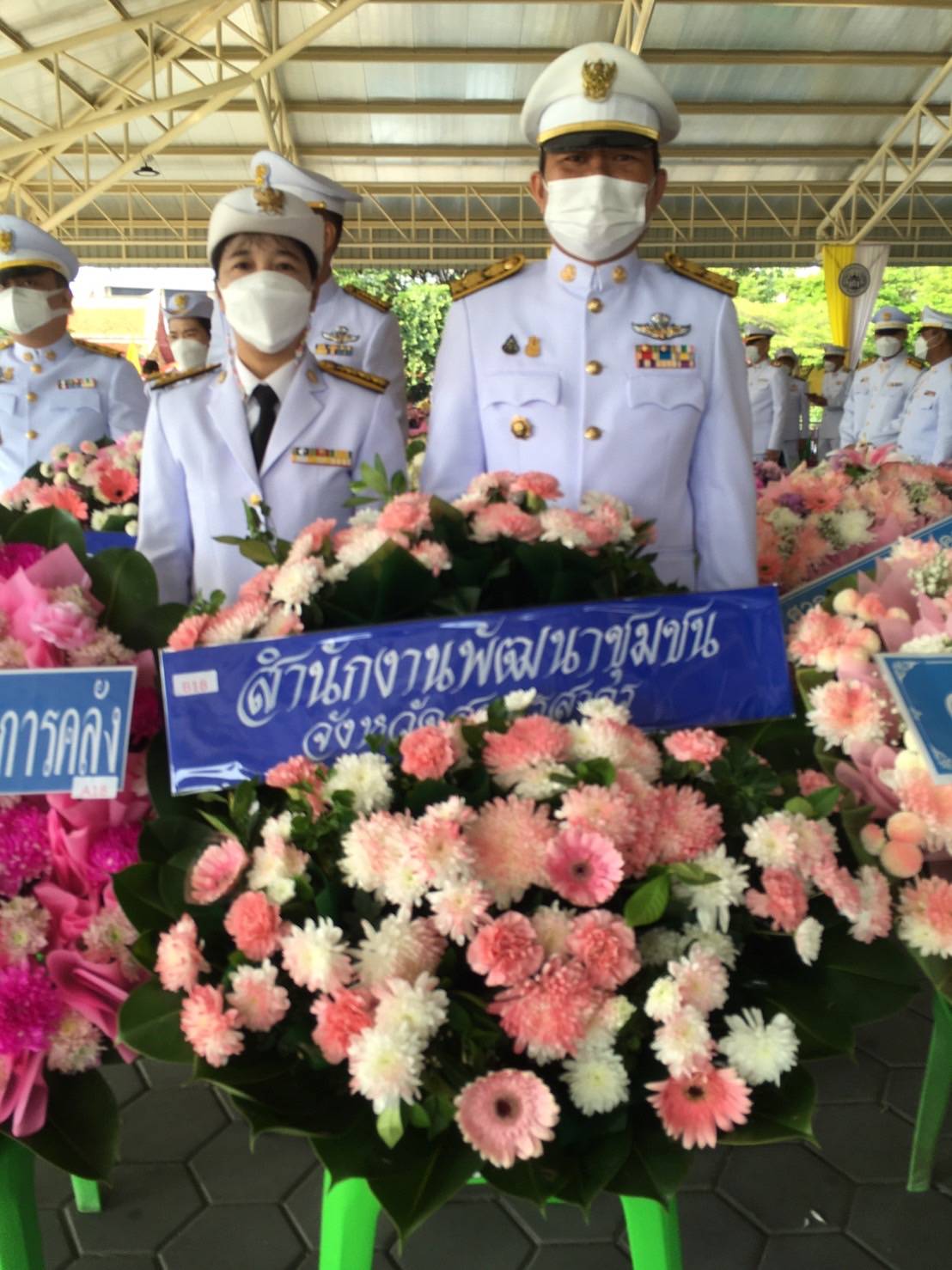 ???? พช.สมุทรสาคร….ร่วมกิจกรรมเนื่องในวันคล้ายวันสวรรคต พระบาทสมเด็จพระจุลจอมเกล้าเจ้าอยู่หัว????       วันที่ 23 ตุลาคม 2565  นายณรงค์ รักร้อย ผู้ว่าราชการจังหวัดสมุทรสาคร ประธานในพิธี พร้อมด้วย รองผู้ว่าราชการจังหวัดสมุทรสาคร หัวหน้าส่วนราชการ กลุ่ม องค์กร และประชาชน เข้าร่วมกิจกรรมน้อมรำลึกในพระมหากรุณาธิคุณ และกิจกรรมจิตอาสา เนื่องในวันคล้ายวันสวรรคต พระบาทสมเด็จพระจุลจอมเกล้าเจ้าอยู่หัว  ดังนี้     ?1. เวลา 08.30 น. ณ พระบรมราชานุสาวรีย์ พระบาทสมเด็จพระจุลจอมเกล้าเจ้าอยู่หัว บริเวณวัดสุทธิวาตวราราม (วัดช่องลม) ตำบลท่าฉลอม อำเภอเมืองสมุทรสาคร จังหวัดสมุทรสาคร โดยนางศลิษา ม่วงใหม่ พัฒนาการจังหวัดสมุทรสาคร นายจักรินทร์ ทิพย์โยธา ผู้อำนวยการกลุ่มงานยุทธศาสตร์การพัฒนาชุมชน พร้อมเจ้าหน้าที่พัฒนาชุมชนจังหวัด ร่วมพิธีวางพวงมาลาเบื้องหน้าพระบรมราชานุสาวรีย์ พระบาทสมเด็จพระจุลจอมเกล้าเจ้าอยู่หัว และยืนสงบนิ่งน้อมรำลึกในพระมหากรุณาธิคุณ โดยพร้อมเพรียงกัน    ✊️ 2.เวลา 10.00 น. ณ บริเวณที่ทำการองค์การบริหารส่วนตำบลชัยมงคล ริมคลองชลประทานดี7 และริมถนนบ้านแพ้ว-พระประโทน ตำบลชัยมงคล อำเภอเมืองสมุทรสาคร โดยนางศลิษา ม่วงใหม่ พัฒนาการจังหวัดสมุทรสาคร นายทศพร แก้วดี ผู้อำนวยการกลุ่มงานสารสนเทศการพัฒนาชุมชน พร้อมเจ้าหน้าที่พัฒนาชุมชนจังหวัด  เข้าร่วมกิจกรรมจิตอาสาพัฒนาปรับปรุงภูมิทัศน์ฯ โดยพร้อมเพรียงกัน     #SMART SK   # โคกหนองนา #โคกหนองนาโมเดล #โคกหนองนาพัฒนาชุมชน #World soil Day #World soil Day CDD #UNFAO #SEPtoSDGs #SDGforAll@kmit #ปิดหมู่บ้าน 3 เดือนพวกเราอยู่ได้ #108อาชีพแก้จนพัฒนาคนทุกช่วงวัย wecareaboutyou #Changeforgood   ? ภาพ/ข่าว…ทีมงานสารสนเทศการพัฒนาชุมชน พช.สมุทรสาคร