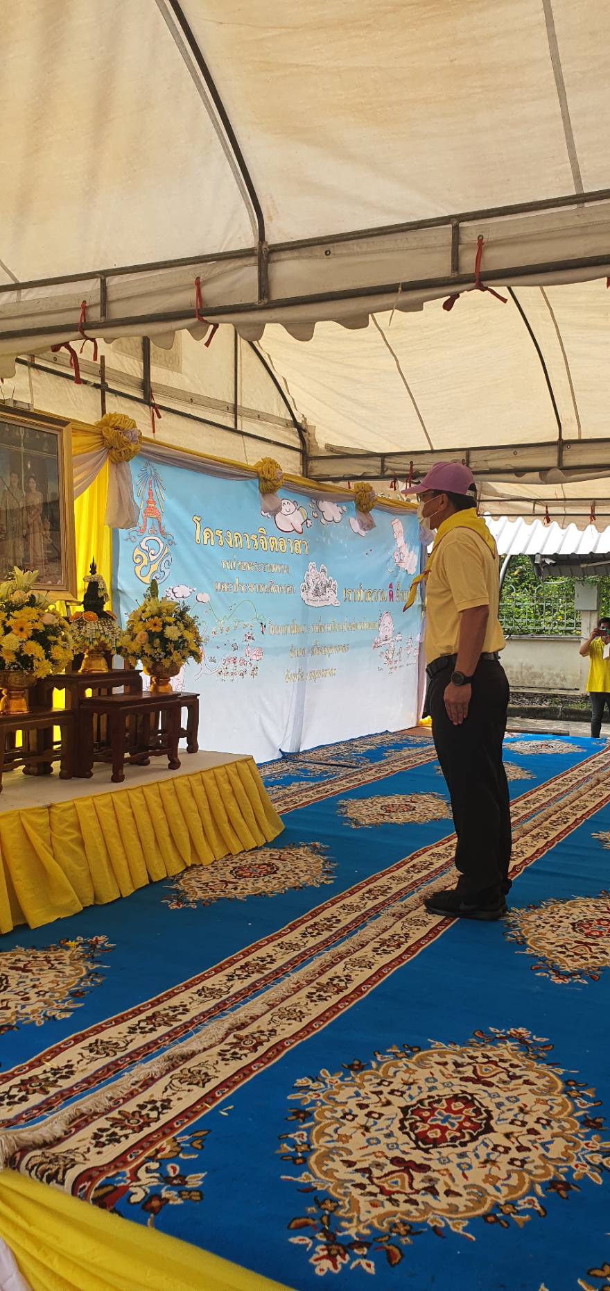 ???? พช.สมุทรสาคร….ร่วมกิจกรรมเนื่องในวันคล้ายวันสวรรคต พระบาทสมเด็จพระจุลจอมเกล้าเจ้าอยู่หัว????       วันที่ 23 ตุลาคม 2565  นายณรงค์ รักร้อย ผู้ว่าราชการจังหวัดสมุทรสาคร ประธานในพิธี พร้อมด้วย รองผู้ว่าราชการจังหวัดสมุทรสาคร หัวหน้าส่วนราชการ กลุ่ม องค์กร และประชาชน เข้าร่วมกิจกรรมน้อมรำลึกในพระมหากรุณาธิคุณ และกิจกรรมจิตอาสา เนื่องในวันคล้ายวันสวรรคต พระบาทสมเด็จพระจุลจอมเกล้าเจ้าอยู่หัว  ดังนี้     ?1. เวลา 08.30 น. ณ พระบรมราชานุสาวรีย์ พระบาทสมเด็จพระจุลจอมเกล้าเจ้าอยู่หัว บริเวณวัดสุทธิวาตวราราม (วัดช่องลม) ตำบลท่าฉลอม อำเภอเมืองสมุทรสาคร จังหวัดสมุทรสาคร โดยนางศลิษา ม่วงใหม่ พัฒนาการจังหวัดสมุทรสาคร นายจักรินทร์ ทิพย์โยธา ผู้อำนวยการกลุ่มงานยุทธศาสตร์การพัฒนาชุมชน พร้อมเจ้าหน้าที่พัฒนาชุมชนจังหวัด ร่วมพิธีวางพวงมาลาเบื้องหน้าพระบรมราชานุสาวรีย์ พระบาทสมเด็จพระจุลจอมเกล้าเจ้าอยู่หัว และยืนสงบนิ่งน้อมรำลึกในพระมหากรุณาธิคุณ โดยพร้อมเพรียงกัน    ✊️ 2.เวลา 10.00 น. ณ บริเวณที่ทำการองค์การบริหารส่วนตำบลชัยมงคล ริมคลองชลประทานดี7 และริมถนนบ้านแพ้ว-พระประโทน ตำบลชัยมงคล อำเภอเมืองสมุทรสาคร โดยนางศลิษา ม่วงใหม่ พัฒนาการจังหวัดสมุทรสาคร นายทศพร แก้วดี ผู้อำนวยการกลุ่มงานสารสนเทศการพัฒนาชุมชน พร้อมเจ้าหน้าที่พัฒนาชุมชนจังหวัด  เข้าร่วมกิจกรรมจิตอาสาพัฒนาปรับปรุงภูมิทัศน์ฯ โดยพร้อมเพรียงกัน     #SMART SK   # โคกหนองนา #โคกหนองนาโมเดล #โคกหนองนาพัฒนาชุมชน #World soil Day #World soil Day CDD #UNFAO #SEPtoSDGs #SDGforAll@kmit #ปิดหมู่บ้าน 3 เดือนพวกเราอยู่ได้ #108อาชีพแก้จนพัฒนาคนทุกช่วงวัย wecareaboutyou #Changeforgood   ? ภาพ/ข่าว…ทีมงานสารสนเทศการพัฒนาชุมชน พช.สมุทรสาคร
