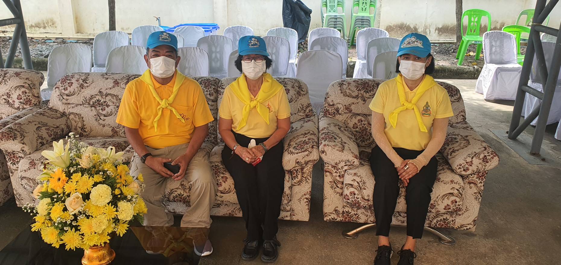 ???? พช.สมุทรสาคร….ร่วมกิจกรรมเนื่องในวันคล้ายวันสวรรคต พระบาทสมเด็จพระจุลจอมเกล้าเจ้าอยู่หัว????       วันที่ 23 ตุลาคม 2565  นายณรงค์ รักร้อย ผู้ว่าราชการจังหวัดสมุทรสาคร ประธานในพิธี พร้อมด้วย รองผู้ว่าราชการจังหวัดสมุทรสาคร หัวหน้าส่วนราชการ กลุ่ม องค์กร และประชาชน เข้าร่วมกิจกรรมน้อมรำลึกในพระมหากรุณาธิคุณ และกิจกรรมจิตอาสา เนื่องในวันคล้ายวันสวรรคต พระบาทสมเด็จพระจุลจอมเกล้าเจ้าอยู่หัว  ดังนี้     ?1. เวลา 08.30 น. ณ พระบรมราชานุสาวรีย์ พระบาทสมเด็จพระจุลจอมเกล้าเจ้าอยู่หัว บริเวณวัดสุทธิวาตวราราม (วัดช่องลม) ตำบลท่าฉลอม อำเภอเมืองสมุทรสาคร จังหวัดสมุทรสาคร โดยนางศลิษา ม่วงใหม่ พัฒนาการจังหวัดสมุทรสาคร นายจักรินทร์ ทิพย์โยธา ผู้อำนวยการกลุ่มงานยุทธศาสตร์การพัฒนาชุมชน พร้อมเจ้าหน้าที่พัฒนาชุมชนจังหวัด ร่วมพิธีวางพวงมาลาเบื้องหน้าพระบรมราชานุสาวรีย์ พระบาทสมเด็จพระจุลจอมเกล้าเจ้าอยู่หัว และยืนสงบนิ่งน้อมรำลึกในพระมหากรุณาธิคุณ โดยพร้อมเพรียงกัน    ✊️ 2.เวลา 10.00 น. ณ บริเวณที่ทำการองค์การบริหารส่วนตำบลชัยมงคล ริมคลองชลประทานดี7 และริมถนนบ้านแพ้ว-พระประโทน ตำบลชัยมงคล อำเภอเมืองสมุทรสาคร โดยนางศลิษา ม่วงใหม่ พัฒนาการจังหวัดสมุทรสาคร นายทศพร แก้วดี ผู้อำนวยการกลุ่มงานสารสนเทศการพัฒนาชุมชน พร้อมเจ้าหน้าที่พัฒนาชุมชนจังหวัด  เข้าร่วมกิจกรรมจิตอาสาพัฒนาปรับปรุงภูมิทัศน์ฯ โดยพร้อมเพรียงกัน     #SMART SK   # โคกหนองนา #โคกหนองนาโมเดล #โคกหนองนาพัฒนาชุมชน #World soil Day #World soil Day CDD #UNFAO #SEPtoSDGs #SDGforAll@kmit #ปิดหมู่บ้าน 3 เดือนพวกเราอยู่ได้ #108อาชีพแก้จนพัฒนาคนทุกช่วงวัย wecareaboutyou #Changeforgood   ? ภาพ/ข่าว…ทีมงานสารสนเทศการพัฒนาชุมชน พช.สมุทรสาคร
