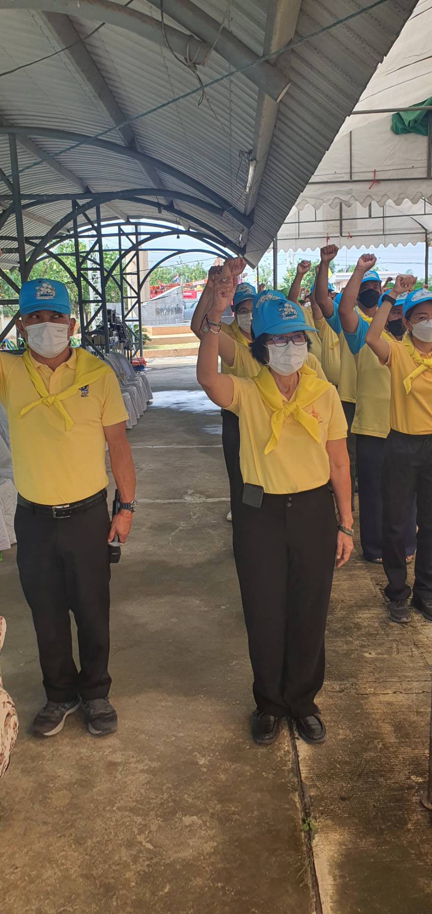 ???? พช.สมุทรสาคร….ร่วมกิจกรรมเนื่องในวันคล้ายวันสวรรคต พระบาทสมเด็จพระจุลจอมเกล้าเจ้าอยู่หัว????       วันที่ 23 ตุลาคม 2565  นายณรงค์ รักร้อย ผู้ว่าราชการจังหวัดสมุทรสาคร ประธานในพิธี พร้อมด้วย รองผู้ว่าราชการจังหวัดสมุทรสาคร หัวหน้าส่วนราชการ กลุ่ม องค์กร และประชาชน เข้าร่วมกิจกรรมน้อมรำลึกในพระมหากรุณาธิคุณ และกิจกรรมจิตอาสา เนื่องในวันคล้ายวันสวรรคต พระบาทสมเด็จพระจุลจอมเกล้าเจ้าอยู่หัว  ดังนี้     ?1. เวลา 08.30 น. ณ พระบรมราชานุสาวรีย์ พระบาทสมเด็จพระจุลจอมเกล้าเจ้าอยู่หัว บริเวณวัดสุทธิวาตวราราม (วัดช่องลม) ตำบลท่าฉลอม อำเภอเมืองสมุทรสาคร จังหวัดสมุทรสาคร โดยนางศลิษา ม่วงใหม่ พัฒนาการจังหวัดสมุทรสาคร นายจักรินทร์ ทิพย์โยธา ผู้อำนวยการกลุ่มงานยุทธศาสตร์การพัฒนาชุมชน พร้อมเจ้าหน้าที่พัฒนาชุมชนจังหวัด ร่วมพิธีวางพวงมาลาเบื้องหน้าพระบรมราชานุสาวรีย์ พระบาทสมเด็จพระจุลจอมเกล้าเจ้าอยู่หัว และยืนสงบนิ่งน้อมรำลึกในพระมหากรุณาธิคุณ โดยพร้อมเพรียงกัน    ✊️ 2.เวลา 10.00 น. ณ บริเวณที่ทำการองค์การบริหารส่วนตำบลชัยมงคล ริมคลองชลประทานดี7 และริมถนนบ้านแพ้ว-พระประโทน ตำบลชัยมงคล อำเภอเมืองสมุทรสาคร โดยนางศลิษา ม่วงใหม่ พัฒนาการจังหวัดสมุทรสาคร นายทศพร แก้วดี ผู้อำนวยการกลุ่มงานสารสนเทศการพัฒนาชุมชน พร้อมเจ้าหน้าที่พัฒนาชุมชนจังหวัด  เข้าร่วมกิจกรรมจิตอาสาพัฒนาปรับปรุงภูมิทัศน์ฯ โดยพร้อมเพรียงกัน     #SMART SK   # โคกหนองนา #โคกหนองนาโมเดล #โคกหนองนาพัฒนาชุมชน #World soil Day #World soil Day CDD #UNFAO #SEPtoSDGs #SDGforAll@kmit #ปิดหมู่บ้าน 3 เดือนพวกเราอยู่ได้ #108อาชีพแก้จนพัฒนาคนทุกช่วงวัย wecareaboutyou #Changeforgood   ? ภาพ/ข่าว…ทีมงานสารสนเทศการพัฒนาชุมชน พช.สมุทรสาคร