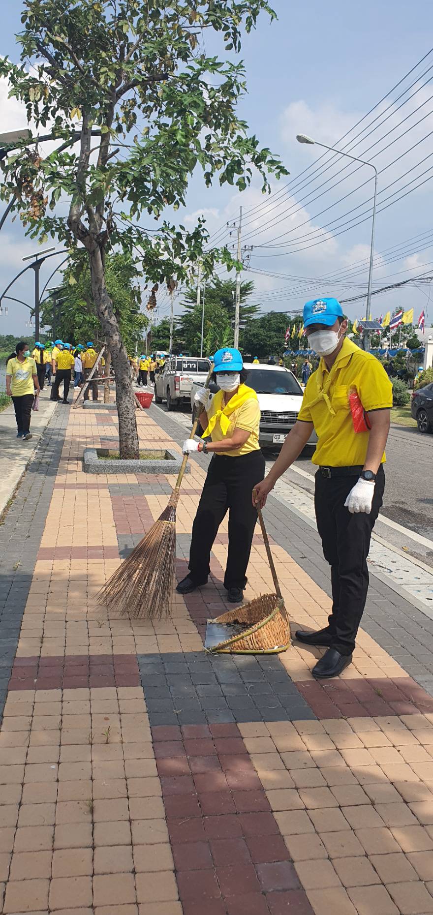 ???? พช.สมุทรสาคร….ร่วมกิจกรรมเนื่องในวันคล้ายวันสวรรคต พระบาทสมเด็จพระจุลจอมเกล้าเจ้าอยู่หัว????       วันที่ 23 ตุลาคม 2565  นายณรงค์ รักร้อย ผู้ว่าราชการจังหวัดสมุทรสาคร ประธานในพิธี พร้อมด้วย รองผู้ว่าราชการจังหวัดสมุทรสาคร หัวหน้าส่วนราชการ กลุ่ม องค์กร และประชาชน เข้าร่วมกิจกรรมน้อมรำลึกในพระมหากรุณาธิคุณ และกิจกรรมจิตอาสา เนื่องในวันคล้ายวันสวรรคต พระบาทสมเด็จพระจุลจอมเกล้าเจ้าอยู่หัว  ดังนี้     ?1. เวลา 08.30 น. ณ พระบรมราชานุสาวรีย์ พระบาทสมเด็จพระจุลจอมเกล้าเจ้าอยู่หัว บริเวณวัดสุทธิวาตวราราม (วัดช่องลม) ตำบลท่าฉลอม อำเภอเมืองสมุทรสาคร จังหวัดสมุทรสาคร โดยนางศลิษา ม่วงใหม่ พัฒนาการจังหวัดสมุทรสาคร นายจักรินทร์ ทิพย์โยธา ผู้อำนวยการกลุ่มงานยุทธศาสตร์การพัฒนาชุมชน พร้อมเจ้าหน้าที่พัฒนาชุมชนจังหวัด ร่วมพิธีวางพวงมาลาเบื้องหน้าพระบรมราชานุสาวรีย์ พระบาทสมเด็จพระจุลจอมเกล้าเจ้าอยู่หัว และยืนสงบนิ่งน้อมรำลึกในพระมหากรุณาธิคุณ โดยพร้อมเพรียงกัน    ✊️ 2.เวลา 10.00 น. ณ บริเวณที่ทำการองค์การบริหารส่วนตำบลชัยมงคล ริมคลองชลประทานดี7 และริมถนนบ้านแพ้ว-พระประโทน ตำบลชัยมงคล อำเภอเมืองสมุทรสาคร โดยนางศลิษา ม่วงใหม่ พัฒนาการจังหวัดสมุทรสาคร นายทศพร แก้วดี ผู้อำนวยการกลุ่มงานสารสนเทศการพัฒนาชุมชน พร้อมเจ้าหน้าที่พัฒนาชุมชนจังหวัด  เข้าร่วมกิจกรรมจิตอาสาพัฒนาปรับปรุงภูมิทัศน์ฯ โดยพร้อมเพรียงกัน     #SMART SK   # โคกหนองนา #โคกหนองนาโมเดล #โคกหนองนาพัฒนาชุมชน #World soil Day #World soil Day CDD #UNFAO #SEPtoSDGs #SDGforAll@kmit #ปิดหมู่บ้าน 3 เดือนพวกเราอยู่ได้ #108อาชีพแก้จนพัฒนาคนทุกช่วงวัย wecareaboutyou #Changeforgood   ? ภาพ/ข่าว…ทีมงานสารสนเทศการพัฒนาชุมชน พช.สมุทรสาคร
