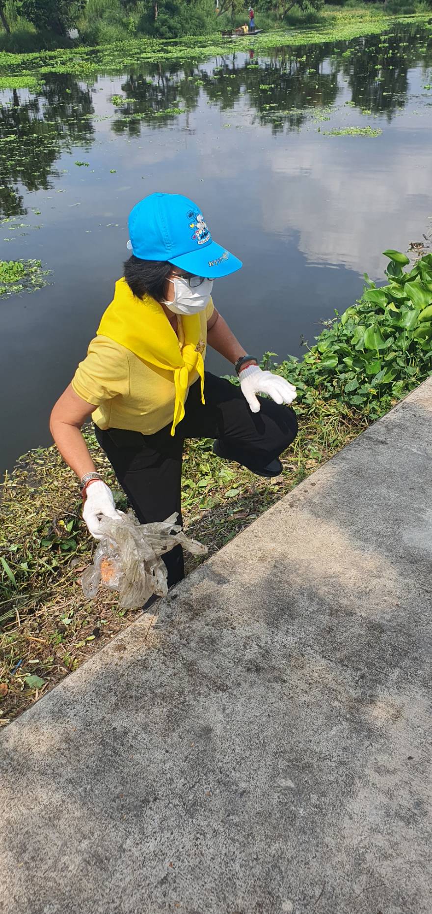 ???? พช.สมุทรสาคร….ร่วมกิจกรรมเนื่องในวันคล้ายวันสวรรคต พระบาทสมเด็จพระจุลจอมเกล้าเจ้าอยู่หัว????       วันที่ 23 ตุลาคม 2565  นายณรงค์ รักร้อย ผู้ว่าราชการจังหวัดสมุทรสาคร ประธานในพิธี พร้อมด้วย รองผู้ว่าราชการจังหวัดสมุทรสาคร หัวหน้าส่วนราชการ กลุ่ม องค์กร และประชาชน เข้าร่วมกิจกรรมน้อมรำลึกในพระมหากรุณาธิคุณ และกิจกรรมจิตอาสา เนื่องในวันคล้ายวันสวรรคต พระบาทสมเด็จพระจุลจอมเกล้าเจ้าอยู่หัว  ดังนี้     ?1. เวลา 08.30 น. ณ พระบรมราชานุสาวรีย์ พระบาทสมเด็จพระจุลจอมเกล้าเจ้าอยู่หัว บริเวณวัดสุทธิวาตวราราม (วัดช่องลม) ตำบลท่าฉลอม อำเภอเมืองสมุทรสาคร จังหวัดสมุทรสาคร โดยนางศลิษา ม่วงใหม่ พัฒนาการจังหวัดสมุทรสาคร นายจักรินทร์ ทิพย์โยธา ผู้อำนวยการกลุ่มงานยุทธศาสตร์การพัฒนาชุมชน พร้อมเจ้าหน้าที่พัฒนาชุมชนจังหวัด ร่วมพิธีวางพวงมาลาเบื้องหน้าพระบรมราชานุสาวรีย์ พระบาทสมเด็จพระจุลจอมเกล้าเจ้าอยู่หัว และยืนสงบนิ่งน้อมรำลึกในพระมหากรุณาธิคุณ โดยพร้อมเพรียงกัน    ✊️ 2.เวลา 10.00 น. ณ บริเวณที่ทำการองค์การบริหารส่วนตำบลชัยมงคล ริมคลองชลประทานดี7 และริมถนนบ้านแพ้ว-พระประโทน ตำบลชัยมงคล อำเภอเมืองสมุทรสาคร โดยนางศลิษา ม่วงใหม่ พัฒนาการจังหวัดสมุทรสาคร นายทศพร แก้วดี ผู้อำนวยการกลุ่มงานสารสนเทศการพัฒนาชุมชน พร้อมเจ้าหน้าที่พัฒนาชุมชนจังหวัด  เข้าร่วมกิจกรรมจิตอาสาพัฒนาปรับปรุงภูมิทัศน์ฯ โดยพร้อมเพรียงกัน     #SMART SK   # โคกหนองนา #โคกหนองนาโมเดล #โคกหนองนาพัฒนาชุมชน #World soil Day #World soil Day CDD #UNFAO #SEPtoSDGs #SDGforAll@kmit #ปิดหมู่บ้าน 3 เดือนพวกเราอยู่ได้ #108อาชีพแก้จนพัฒนาคนทุกช่วงวัย wecareaboutyou #Changeforgood   ? ภาพ/ข่าว…ทีมงานสารสนเทศการพัฒนาชุมชน พช.สมุทรสาคร