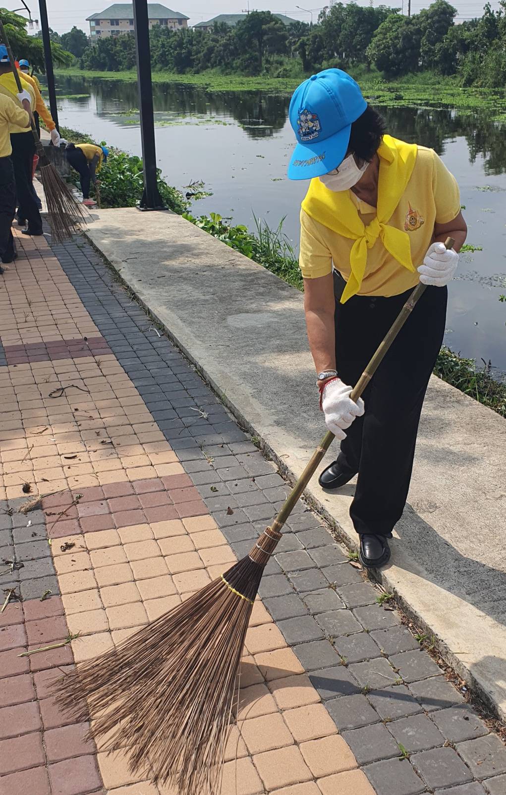 ???? พช.สมุทรสาคร….ร่วมกิจกรรมเนื่องในวันคล้ายวันสวรรคต พระบาทสมเด็จพระจุลจอมเกล้าเจ้าอยู่หัว????       วันที่ 23 ตุลาคม 2565  นายณรงค์ รักร้อย ผู้ว่าราชการจังหวัดสมุทรสาคร ประธานในพิธี พร้อมด้วย รองผู้ว่าราชการจังหวัดสมุทรสาคร หัวหน้าส่วนราชการ กลุ่ม องค์กร และประชาชน เข้าร่วมกิจกรรมน้อมรำลึกในพระมหากรุณาธิคุณ และกิจกรรมจิตอาสา เนื่องในวันคล้ายวันสวรรคต พระบาทสมเด็จพระจุลจอมเกล้าเจ้าอยู่หัว  ดังนี้     ?1. เวลา 08.30 น. ณ พระบรมราชานุสาวรีย์ พระบาทสมเด็จพระจุลจอมเกล้าเจ้าอยู่หัว บริเวณวัดสุทธิวาตวราราม (วัดช่องลม) ตำบลท่าฉลอม อำเภอเมืองสมุทรสาคร จังหวัดสมุทรสาคร โดยนางศลิษา ม่วงใหม่ พัฒนาการจังหวัดสมุทรสาคร นายจักรินทร์ ทิพย์โยธา ผู้อำนวยการกลุ่มงานยุทธศาสตร์การพัฒนาชุมชน พร้อมเจ้าหน้าที่พัฒนาชุมชนจังหวัด ร่วมพิธีวางพวงมาลาเบื้องหน้าพระบรมราชานุสาวรีย์ พระบาทสมเด็จพระจุลจอมเกล้าเจ้าอยู่หัว และยืนสงบนิ่งน้อมรำลึกในพระมหากรุณาธิคุณ โดยพร้อมเพรียงกัน    ✊️ 2.เวลา 10.00 น. ณ บริเวณที่ทำการองค์การบริหารส่วนตำบลชัยมงคล ริมคลองชลประทานดี7 และริมถนนบ้านแพ้ว-พระประโทน ตำบลชัยมงคล อำเภอเมืองสมุทรสาคร โดยนางศลิษา ม่วงใหม่ พัฒนาการจังหวัดสมุทรสาคร นายทศพร แก้วดี ผู้อำนวยการกลุ่มงานสารสนเทศการพัฒนาชุมชน พร้อมเจ้าหน้าที่พัฒนาชุมชนจังหวัด  เข้าร่วมกิจกรรมจิตอาสาพัฒนาปรับปรุงภูมิทัศน์ฯ โดยพร้อมเพรียงกัน     #SMART SK   # โคกหนองนา #โคกหนองนาโมเดล #โคกหนองนาพัฒนาชุมชน #World soil Day #World soil Day CDD #UNFAO #SEPtoSDGs #SDGforAll@kmit #ปิดหมู่บ้าน 3 เดือนพวกเราอยู่ได้ #108อาชีพแก้จนพัฒนาคนทุกช่วงวัย wecareaboutyou #Changeforgood   ? ภาพ/ข่าว…ทีมงานสารสนเทศการพัฒนาชุมชน พช.สมุทรสาคร