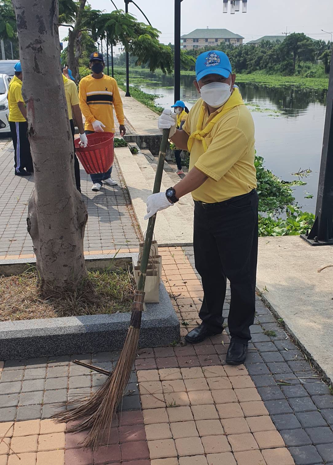 ???? พช.สมุทรสาคร….ร่วมกิจกรรมเนื่องในวันคล้ายวันสวรรคต พระบาทสมเด็จพระจุลจอมเกล้าเจ้าอยู่หัว????       วันที่ 23 ตุลาคม 2565  นายณรงค์ รักร้อย ผู้ว่าราชการจังหวัดสมุทรสาคร ประธานในพิธี พร้อมด้วย รองผู้ว่าราชการจังหวัดสมุทรสาคร หัวหน้าส่วนราชการ กลุ่ม องค์กร และประชาชน เข้าร่วมกิจกรรมน้อมรำลึกในพระมหากรุณาธิคุณ และกิจกรรมจิตอาสา เนื่องในวันคล้ายวันสวรรคต พระบาทสมเด็จพระจุลจอมเกล้าเจ้าอยู่หัว  ดังนี้     ?1. เวลา 08.30 น. ณ พระบรมราชานุสาวรีย์ พระบาทสมเด็จพระจุลจอมเกล้าเจ้าอยู่หัว บริเวณวัดสุทธิวาตวราราม (วัดช่องลม) ตำบลท่าฉลอม อำเภอเมืองสมุทรสาคร จังหวัดสมุทรสาคร โดยนางศลิษา ม่วงใหม่ พัฒนาการจังหวัดสมุทรสาคร นายจักรินทร์ ทิพย์โยธา ผู้อำนวยการกลุ่มงานยุทธศาสตร์การพัฒนาชุมชน พร้อมเจ้าหน้าที่พัฒนาชุมชนจังหวัด ร่วมพิธีวางพวงมาลาเบื้องหน้าพระบรมราชานุสาวรีย์ พระบาทสมเด็จพระจุลจอมเกล้าเจ้าอยู่หัว และยืนสงบนิ่งน้อมรำลึกในพระมหากรุณาธิคุณ โดยพร้อมเพรียงกัน    ✊️ 2.เวลา 10.00 น. ณ บริเวณที่ทำการองค์การบริหารส่วนตำบลชัยมงคล ริมคลองชลประทานดี7 และริมถนนบ้านแพ้ว-พระประโทน ตำบลชัยมงคล อำเภอเมืองสมุทรสาคร โดยนางศลิษา ม่วงใหม่ พัฒนาการจังหวัดสมุทรสาคร นายทศพร แก้วดี ผู้อำนวยการกลุ่มงานสารสนเทศการพัฒนาชุมชน พร้อมเจ้าหน้าที่พัฒนาชุมชนจังหวัด  เข้าร่วมกิจกรรมจิตอาสาพัฒนาปรับปรุงภูมิทัศน์ฯ โดยพร้อมเพรียงกัน     #SMART SK   # โคกหนองนา #โคกหนองนาโมเดล #โคกหนองนาพัฒนาชุมชน #World soil Day #World soil Day CDD #UNFAO #SEPtoSDGs #SDGforAll@kmit #ปิดหมู่บ้าน 3 เดือนพวกเราอยู่ได้ #108อาชีพแก้จนพัฒนาคนทุกช่วงวัย wecareaboutyou #Changeforgood   ? ภาพ/ข่าว…ทีมงานสารสนเทศการพัฒนาชุมชน พช.สมุทรสาคร