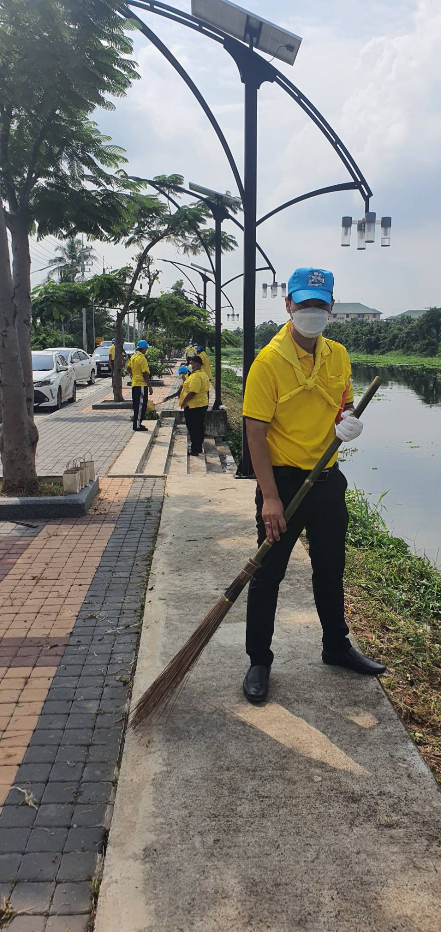 ???? พช.สมุทรสาคร….ร่วมกิจกรรมเนื่องในวันคล้ายวันสวรรคต พระบาทสมเด็จพระจุลจอมเกล้าเจ้าอยู่หัว????       วันที่ 23 ตุลาคม 2565  นายณรงค์ รักร้อย ผู้ว่าราชการจังหวัดสมุทรสาคร ประธานในพิธี พร้อมด้วย รองผู้ว่าราชการจังหวัดสมุทรสาคร หัวหน้าส่วนราชการ กลุ่ม องค์กร และประชาชน เข้าร่วมกิจกรรมน้อมรำลึกในพระมหากรุณาธิคุณ และกิจกรรมจิตอาสา เนื่องในวันคล้ายวันสวรรคต พระบาทสมเด็จพระจุลจอมเกล้าเจ้าอยู่หัว  ดังนี้     ?1. เวลา 08.30 น. ณ พระบรมราชานุสาวรีย์ พระบาทสมเด็จพระจุลจอมเกล้าเจ้าอยู่หัว บริเวณวัดสุทธิวาตวราราม (วัดช่องลม) ตำบลท่าฉลอม อำเภอเมืองสมุทรสาคร จังหวัดสมุทรสาคร โดยนางศลิษา ม่วงใหม่ พัฒนาการจังหวัดสมุทรสาคร นายจักรินทร์ ทิพย์โยธา ผู้อำนวยการกลุ่มงานยุทธศาสตร์การพัฒนาชุมชน พร้อมเจ้าหน้าที่พัฒนาชุมชนจังหวัด ร่วมพิธีวางพวงมาลาเบื้องหน้าพระบรมราชานุสาวรีย์ พระบาทสมเด็จพระจุลจอมเกล้าเจ้าอยู่หัว และยืนสงบนิ่งน้อมรำลึกในพระมหากรุณาธิคุณ โดยพร้อมเพรียงกัน    ✊️ 2.เวลา 10.00 น. ณ บริเวณที่ทำการองค์การบริหารส่วนตำบลชัยมงคล ริมคลองชลประทานดี7 และริมถนนบ้านแพ้ว-พระประโทน ตำบลชัยมงคล อำเภอเมืองสมุทรสาคร โดยนางศลิษา ม่วงใหม่ พัฒนาการจังหวัดสมุทรสาคร นายทศพร แก้วดี ผู้อำนวยการกลุ่มงานสารสนเทศการพัฒนาชุมชน พร้อมเจ้าหน้าที่พัฒนาชุมชนจังหวัด  เข้าร่วมกิจกรรมจิตอาสาพัฒนาปรับปรุงภูมิทัศน์ฯ โดยพร้อมเพรียงกัน     #SMART SK   # โคกหนองนา #โคกหนองนาโมเดล #โคกหนองนาพัฒนาชุมชน #World soil Day #World soil Day CDD #UNFAO #SEPtoSDGs #SDGforAll@kmit #ปิดหมู่บ้าน 3 เดือนพวกเราอยู่ได้ #108อาชีพแก้จนพัฒนาคนทุกช่วงวัย wecareaboutyou #Changeforgood   ? ภาพ/ข่าว…ทีมงานสารสนเทศการพัฒนาชุมชน พช.สมุทรสาคร