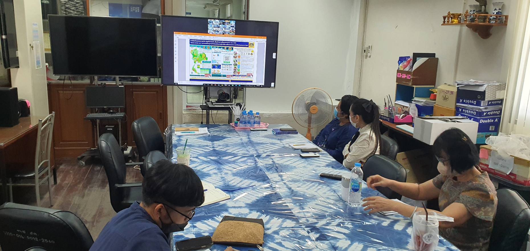 ????พช.สมุทรสาคร ร่วมประชุมกรมการพัฒนาชุมชน ครั้งที่ 10/2565 ผ่านระบบวิดีทัศน์ทางไกล (Video Conference)????          วันที่ 26 ตุลาคม 2565 เวลา 09.00 น. ณ ห้อง War Room ชั้น 5 กรมการพัฒนาชุมชน นายอรรษิษฐ์  สัมพันธรัตน์ อธิบดีกรมการพัฒนาชุมชน เป็นประธานการประชุมกรมการพัฒนาชุมชน ครั้งที่ 10/2565 โดยมีรองอธิบดีกรมการพัฒนาชุมชน ผู้ตรวจราชการ ผู้อำนวยการสำนัก/กอง และเจ้าหน้าที่ที่เกี่ยวข้อง ร่วมการประชุม ผ่านระบบวิดีทัศน์ทางไกล (Video Conference) และระบบ TV พช.        ภายใต้การกำกับดูแลของนายณรงค์ รักร้อย ผู้ว่าราชการจังหวัดสมุทรสาคร โดยนางศลิษา  ม่วงใหม่ พัฒนาการจังหวัดสมุทรสาคร  มอบหมายนายกิตติเชษฐ์ ทุ่งสะโร ผู้อำนวยการกลุ่มงานส่งเสริมการพัฒนาชุมชน และเจ้าหน้าที่พัฒนาชุมชน เข้าร่วมประชุมฯ ณ ห้องประชุมสำนักงานพัฒนาชุมชนจังหวัดสมุทรสาคร ชั้น 2 ศาลากลางจังหวัดสมุทรสาคร  โดยมีประเด็นการประชุมที่สำคัญ ดังนี้                                                                                                                                                                                                                                                                                                                1. การประกวดผ้าลายพระราชทาน “ผ้าขิดลายนารีรัตนราชกัญญา” 2. การน้อมนำแนวพระราชดำริของสมเด็จพระกนิษฐาธิราชเจ้า กรมสมเด็จพระเทพรัตนราชสุดา ฯ สยามบรมราชกุมารี สร้างความมั่นคงทางอาหารสู่ปฏิบัติการปลูกผักสวนครัวเพื่อสร้างความมั่นคงทางอาหาร ประจำปีงบประมาณ พ.ศ. 2566 3. โครงการพัฒนาพื้นที่ต้นแบบการพัฒนาคุณภาพชีวิตตามหลักทฤษฎีใหม่ ประยุกต์สู่ “โคก หนอง นา โมเดล” ในประเด็นเน้นย้ำ เรื่อง การเข้าบันทึกข้อมูลในระบบภูมิสารสนเทศเพื่อวัดผลสัมฤทธิ์คุณภาพชีวิตในบริบท โคก หนอง นา โมเดล (สสช.) 4. การบริหารงบประมาณรายจ่ายประจำปีงบประมาณ พ.ศ. 2566 5. พิธีถวายผ้าพระกฐินพระราชทานกรมการพัฒนาชุมชนประจำปีพุทธศักราช 2565 6. กิจกรรมงานกาชาดประจำปี 2565 กรมการพัฒนาชุมชน  7. สรุปรายงานผลการตรวจราชการของผู้ตรวจราชการกรมการพัฒนาชุมชน ประจำเดือนตุลาคม 2565 8. การขับเคลื่อนงานพัฒนาทุนชุมชนและองค์กรการเงินชุมชนในปีงบประมาณ พ.ศ. 2566 9. การถอดบทเรียน โครงการอำเภอนำร่อง “บำบัดทุกข์ บำรุงสุข” แบบบูรณาการ และสร้างนักขับเคลื่อนยุทธศาสตร์ นำการเปลี่ยนแปลงกระทรวงมหาดไทย 10. รายงานผลการเบิกจ่ายตามแผนการดำเนินงานและแผนการใช้จ่ายงบประมาณกองทุนพัฒนาบทบาทสตรี ประจำปีงบประมาณ พ.ศ. 2565                                                                                                                                                                                                                                                                                                                                                         #SMART SK # โคกหนองนา #โคกหนองนาโมเดล #โคกหนองนาพัฒนาชุมชน #World soil Day #World soil Day CDD #UNFAO #SEPtoSDGs #SDGforAll@kmit #ปิดหมู่บ้าน 3 เดือนพวกเราอยู่ได้ #108อาชีพแก้จนพัฒนาคนทุกช่วงวัย wecareaboutyou #Changeforgood ? ภาพ/ข่าว…ทีมงานสารสนเทศการพัฒนาชุมชน พช.สมุทรสาคร