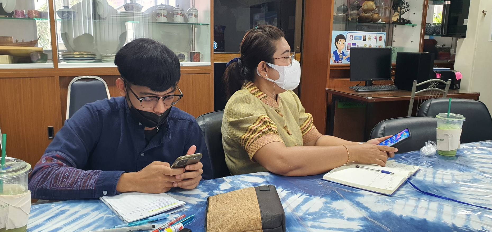 ????พช.สมุทรสาคร ร่วมประชุมกรมการพัฒนาชุมชน ครั้งที่ 10/2565 ผ่านระบบวิดีทัศน์ทางไกล (Video Conference)????          วันที่ 26 ตุลาคม 2565 เวลา 09.00 น. ณ ห้อง War Room ชั้น 5 กรมการพัฒนาชุมชน นายอรรษิษฐ์  สัมพันธรัตน์ อธิบดีกรมการพัฒนาชุมชน เป็นประธานการประชุมกรมการพัฒนาชุมชน ครั้งที่ 10/2565 โดยมีรองอธิบดีกรมการพัฒนาชุมชน ผู้ตรวจราชการ ผู้อำนวยการสำนัก/กอง และเจ้าหน้าที่ที่เกี่ยวข้อง ร่วมการประชุม ผ่านระบบวิดีทัศน์ทางไกล (Video Conference) และระบบ TV พช.        ภายใต้การกำกับดูแลของนายณรงค์ รักร้อย ผู้ว่าราชการจังหวัดสมุทรสาคร โดยนางศลิษา  ม่วงใหม่ พัฒนาการจังหวัดสมุทรสาคร  มอบหมายนายกิตติเชษฐ์ ทุ่งสะโร ผู้อำนวยการกลุ่มงานส่งเสริมการพัฒนาชุมชน และเจ้าหน้าที่พัฒนาชุมชน เข้าร่วมประชุมฯ ณ ห้องประชุมสำนักงานพัฒนาชุมชนจังหวัดสมุทรสาคร ชั้น 2 ศาลากลางจังหวัดสมุทรสาคร  โดยมีประเด็นการประชุมที่สำคัญ ดังนี้                                                                                                                                                                                                                                                                                                                1. การประกวดผ้าลายพระราชทาน “ผ้าขิดลายนารีรัตนราชกัญญา” 2. การน้อมนำแนวพระราชดำริของสมเด็จพระกนิษฐาธิราชเจ้า กรมสมเด็จพระเทพรัตนราชสุดา ฯ สยามบรมราชกุมารี สร้างความมั่นคงทางอาหารสู่ปฏิบัติการปลูกผักสวนครัวเพื่อสร้างความมั่นคงทางอาหาร ประจำปีงบประมาณ พ.ศ. 2566 3. โครงการพัฒนาพื้นที่ต้นแบบการพัฒนาคุณภาพชีวิตตามหลักทฤษฎีใหม่ ประยุกต์สู่ “โคก หนอง นา โมเดล” ในประเด็นเน้นย้ำ เรื่อง การเข้าบันทึกข้อมูลในระบบภูมิสารสนเทศเพื่อวัดผลสัมฤทธิ์คุณภาพชีวิตในบริบท โคก หนอง นา โมเดล (สสช.) 4. การบริหารงบประมาณรายจ่ายประจำปีงบประมาณ พ.ศ. 2566 5. พิธีถวายผ้าพระกฐินพระราชทานกรมการพัฒนาชุมชนประจำปีพุทธศักราช 2565 6. กิจกรรมงานกาชาดประจำปี 2565 กรมการพัฒนาชุมชน  7. สรุปรายงานผลการตรวจราชการของผู้ตรวจราชการกรมการพัฒนาชุมชน ประจำเดือนตุลาคม 2565 8. การขับเคลื่อนงานพัฒนาทุนชุมชนและองค์กรการเงินชุมชนในปีงบประมาณ พ.ศ. 2566 9. การถอดบทเรียน โครงการอำเภอนำร่อง “บำบัดทุกข์ บำรุงสุข” แบบบูรณาการ และสร้างนักขับเคลื่อนยุทธศาสตร์ นำการเปลี่ยนแปลงกระทรวงมหาดไทย 10. รายงานผลการเบิกจ่ายตามแผนการดำเนินงานและแผนการใช้จ่ายงบประมาณกองทุนพัฒนาบทบาทสตรี ประจำปีงบประมาณ พ.ศ. 2565                                                                                                                                                                                                                                                                                                                                                         #SMART SK # โคกหนองนา #โคกหนองนาโมเดล #โคกหนองนาพัฒนาชุมชน #World soil Day #World soil Day CDD #UNFAO #SEPtoSDGs #SDGforAll@kmit #ปิดหมู่บ้าน 3 เดือนพวกเราอยู่ได้ #108อาชีพแก้จนพัฒนาคนทุกช่วงวัย wecareaboutyou #Changeforgood ? ภาพ/ข่าว…ทีมงานสารสนเทศการพัฒนาชุมชน พช.สมุทรสาคร