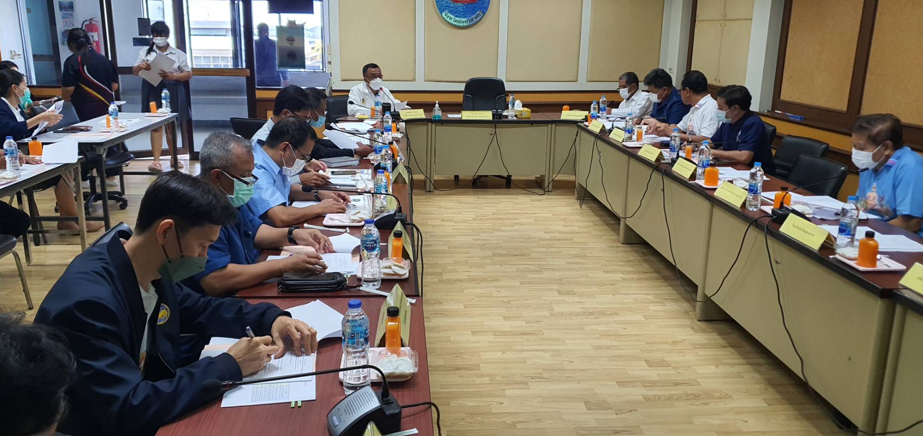 ????พช.สมุทรสาคร ร่วมประชุมกรมการพัฒนาชุมชน ครั้งที่ 10/2565 ผ่านระบบวิดีทัศน์ทางไกล (Video Conference)????          วันที่ 26 ตุลาคม 2565 เวลา 09.00 น. ณ ห้อง War Room ชั้น 5 กรมการพัฒนาชุมชน นายอรรษิษฐ์  สัมพันธรัตน์ อธิบดีกรมการพัฒนาชุมชน เป็นประธานการประชุมกรมการพัฒนาชุมชน ครั้งที่ 10/2565 โดยมีรองอธิบดีกรมการพัฒนาชุมชน ผู้ตรวจราชการ ผู้อำนวยการสำนัก/กอง และเจ้าหน้าที่ที่เกี่ยวข้อง ร่วมการประชุม ผ่านระบบวิดีทัศน์ทางไกล (Video Conference) และระบบ TV พช.        ภายใต้การกำกับดูแลของนายณรงค์ รักร้อย ผู้ว่าราชการจังหวัดสมุทรสาคร โดยนางศลิษา  ม่วงใหม่ พัฒนาการจังหวัดสมุทรสาคร  มอบหมายนายกิตติเชษฐ์ ทุ่งสะโร ผู้อำนวยการกลุ่มงานส่งเสริมการพัฒนาชุมชน และเจ้าหน้าที่พัฒนาชุมชน เข้าร่วมประชุมฯ ณ ห้องประชุมสำนักงานพัฒนาชุมชนจังหวัดสมุทรสาคร ชั้น 2 ศาลากลางจังหวัดสมุทรสาคร  โดยมีประเด็นการประชุมที่สำคัญ ดังนี้                                                                                                                                                                                                                                                                                                                1. การประกวดผ้าลายพระราชทาน “ผ้าขิดลายนารีรัตนราชกัญญา” 2. การน้อมนำแนวพระราชดำริของสมเด็จพระกนิษฐาธิราชเจ้า กรมสมเด็จพระเทพรัตนราชสุดา ฯ สยามบรมราชกุมารี สร้างความมั่นคงทางอาหารสู่ปฏิบัติการปลูกผักสวนครัวเพื่อสร้างความมั่นคงทางอาหาร ประจำปีงบประมาณ พ.ศ. 2566 3. โครงการพัฒนาพื้นที่ต้นแบบการพัฒนาคุณภาพชีวิตตามหลักทฤษฎีใหม่ ประยุกต์สู่ “โคก หนอง นา โมเดล” ในประเด็นเน้นย้ำ เรื่อง การเข้าบันทึกข้อมูลในระบบภูมิสารสนเทศเพื่อวัดผลสัมฤทธิ์คุณภาพชีวิตในบริบท โคก หนอง นา โมเดล (สสช.) 4. การบริหารงบประมาณรายจ่ายประจำปีงบประมาณ พ.ศ. 2566 5. พิธีถวายผ้าพระกฐินพระราชทานกรมการพัฒนาชุมชนประจำปีพุทธศักราช 2565 6. กิจกรรมงานกาชาดประจำปี 2565 กรมการพัฒนาชุมชน  7. สรุปรายงานผลการตรวจราชการของผู้ตรวจราชการกรมการพัฒนาชุมชน ประจำเดือนตุลาคม 2565 8. การขับเคลื่อนงานพัฒนาทุนชุมชนและองค์กรการเงินชุมชนในปีงบประมาณ พ.ศ. 2566 9. การถอดบทเรียน โครงการอำเภอนำร่อง “บำบัดทุกข์ บำรุงสุข” แบบบูรณาการ และสร้างนักขับเคลื่อนยุทธศาสตร์ นำการเปลี่ยนแปลงกระทรวงมหาดไทย 10. รายงานผลการเบิกจ่ายตามแผนการดำเนินงานและแผนการใช้จ่ายงบประมาณกองทุนพัฒนาบทบาทสตรี ประจำปีงบประมาณ พ.ศ. 2565                                                                                                                                                                                                                                                                                                                                                         #SMART SK # โคกหนองนา #โคกหนองนาโมเดล #โคกหนองนาพัฒนาชุมชน #World soil Day #World soil Day CDD #UNFAO #SEPtoSDGs #SDGforAll@kmit #ปิดหมู่บ้าน 3 เดือนพวกเราอยู่ได้ #108อาชีพแก้จนพัฒนาคนทุกช่วงวัย wecareaboutyou #Changeforgood ? ภาพ/ข่าว…ทีมงานสารสนเทศการพัฒนาชุมชน พช.สมุทรสาคร