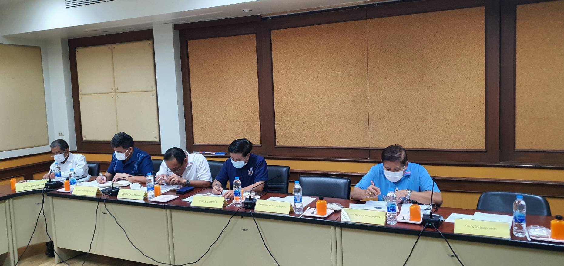 ????พช.สมุทรสาคร ร่วมประชุมกรมการพัฒนาชุมชน ครั้งที่ 10/2565 ผ่านระบบวิดีทัศน์ทางไกล (Video Conference)????          วันที่ 26 ตุลาคม 2565 เวลา 09.00 น. ณ ห้อง War Room ชั้น 5 กรมการพัฒนาชุมชน นายอรรษิษฐ์  สัมพันธรัตน์ อธิบดีกรมการพัฒนาชุมชน เป็นประธานการประชุมกรมการพัฒนาชุมชน ครั้งที่ 10/2565 โดยมีรองอธิบดีกรมการพัฒนาชุมชน ผู้ตรวจราชการ ผู้อำนวยการสำนัก/กอง และเจ้าหน้าที่ที่เกี่ยวข้อง ร่วมการประชุม ผ่านระบบวิดีทัศน์ทางไกล (Video Conference) และระบบ TV พช.        ภายใต้การกำกับดูแลของนายณรงค์ รักร้อย ผู้ว่าราชการจังหวัดสมุทรสาคร โดยนางศลิษา  ม่วงใหม่ พัฒนาการจังหวัดสมุทรสาคร  มอบหมายนายกิตติเชษฐ์ ทุ่งสะโร ผู้อำนวยการกลุ่มงานส่งเสริมการพัฒนาชุมชน และเจ้าหน้าที่พัฒนาชุมชน เข้าร่วมประชุมฯ ณ ห้องประชุมสำนักงานพัฒนาชุมชนจังหวัดสมุทรสาคร ชั้น 2 ศาลากลางจังหวัดสมุทรสาคร  โดยมีประเด็นการประชุมที่สำคัญ ดังนี้                                                                                                                                                                                                                                                                                                                1. การประกวดผ้าลายพระราชทาน “ผ้าขิดลายนารีรัตนราชกัญญา” 2. การน้อมนำแนวพระราชดำริของสมเด็จพระกนิษฐาธิราชเจ้า กรมสมเด็จพระเทพรัตนราชสุดา ฯ สยามบรมราชกุมารี สร้างความมั่นคงทางอาหารสู่ปฏิบัติการปลูกผักสวนครัวเพื่อสร้างความมั่นคงทางอาหาร ประจำปีงบประมาณ พ.ศ. 2566 3. โครงการพัฒนาพื้นที่ต้นแบบการพัฒนาคุณภาพชีวิตตามหลักทฤษฎีใหม่ ประยุกต์สู่ “โคก หนอง นา โมเดล” ในประเด็นเน้นย้ำ เรื่อง การเข้าบันทึกข้อมูลในระบบภูมิสารสนเทศเพื่อวัดผลสัมฤทธิ์คุณภาพชีวิตในบริบท โคก หนอง นา โมเดล (สสช.) 4. การบริหารงบประมาณรายจ่ายประจำปีงบประมาณ พ.ศ. 2566 5. พิธีถวายผ้าพระกฐินพระราชทานกรมการพัฒนาชุมชนประจำปีพุทธศักราช 2565 6. กิจกรรมงานกาชาดประจำปี 2565 กรมการพัฒนาชุมชน  7. สรุปรายงานผลการตรวจราชการของผู้ตรวจราชการกรมการพัฒนาชุมชน ประจำเดือนตุลาคม 2565 8. การขับเคลื่อนงานพัฒนาทุนชุมชนและองค์กรการเงินชุมชนในปีงบประมาณ พ.ศ. 2566 9. การถอดบทเรียน โครงการอำเภอนำร่อง “บำบัดทุกข์ บำรุงสุข” แบบบูรณาการ และสร้างนักขับเคลื่อนยุทธศาสตร์ นำการเปลี่ยนแปลงกระทรวงมหาดไทย 10. รายงานผลการเบิกจ่ายตามแผนการดำเนินงานและแผนการใช้จ่ายงบประมาณกองทุนพัฒนาบทบาทสตรี ประจำปีงบประมาณ พ.ศ. 2565                                                                                                                                                                                                                                                                                                                                                         #SMART SK # โคกหนองนา #โคกหนองนาโมเดล #โคกหนองนาพัฒนาชุมชน #World soil Day #World soil Day CDD #UNFAO #SEPtoSDGs #SDGforAll@kmit #ปิดหมู่บ้าน 3 เดือนพวกเราอยู่ได้ #108อาชีพแก้จนพัฒนาคนทุกช่วงวัย wecareaboutyou #Changeforgood ? ภาพ/ข่าว…ทีมงานสารสนเทศการพัฒนาชุมชน พช.สมุทรสาคร