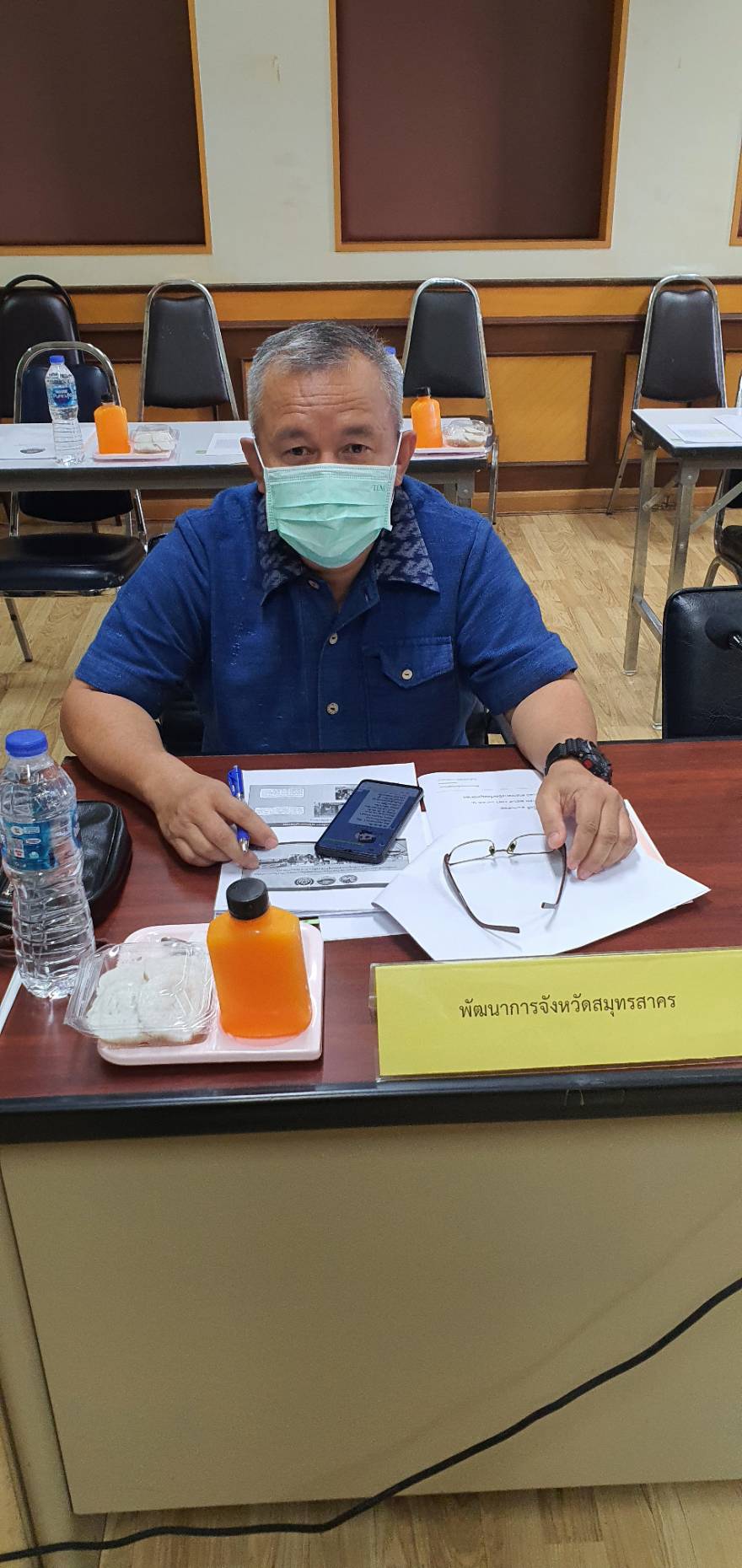 ????พช.สมุทรสาคร ร่วมประชุมกรมการพัฒนาชุมชน ครั้งที่ 10/2565 ผ่านระบบวิดีทัศน์ทางไกล (Video Conference)????          วันที่ 26 ตุลาคม 2565 เวลา 09.00 น. ณ ห้อง War Room ชั้น 5 กรมการพัฒนาชุมชน นายอรรษิษฐ์  สัมพันธรัตน์ อธิบดีกรมการพัฒนาชุมชน เป็นประธานการประชุมกรมการพัฒนาชุมชน ครั้งที่ 10/2565 โดยมีรองอธิบดีกรมการพัฒนาชุมชน ผู้ตรวจราชการ ผู้อำนวยการสำนัก/กอง และเจ้าหน้าที่ที่เกี่ยวข้อง ร่วมการประชุม ผ่านระบบวิดีทัศน์ทางไกล (Video Conference) และระบบ TV พช.        ภายใต้การกำกับดูแลของนายณรงค์ รักร้อย ผู้ว่าราชการจังหวัดสมุทรสาคร โดยนางศลิษา  ม่วงใหม่ พัฒนาการจังหวัดสมุทรสาคร  มอบหมายนายกิตติเชษฐ์ ทุ่งสะโร ผู้อำนวยการกลุ่มงานส่งเสริมการพัฒนาชุมชน และเจ้าหน้าที่พัฒนาชุมชน เข้าร่วมประชุมฯ ณ ห้องประชุมสำนักงานพัฒนาชุมชนจังหวัดสมุทรสาคร ชั้น 2 ศาลากลางจังหวัดสมุทรสาคร  โดยมีประเด็นการประชุมที่สำคัญ ดังนี้                                                                                                                                                                                                                                                                                                                1. การประกวดผ้าลายพระราชทาน “ผ้าขิดลายนารีรัตนราชกัญญา” 2. การน้อมนำแนวพระราชดำริของสมเด็จพระกนิษฐาธิราชเจ้า กรมสมเด็จพระเทพรัตนราชสุดา ฯ สยามบรมราชกุมารี สร้างความมั่นคงทางอาหารสู่ปฏิบัติการปลูกผักสวนครัวเพื่อสร้างความมั่นคงทางอาหาร ประจำปีงบประมาณ พ.ศ. 2566 3. โครงการพัฒนาพื้นที่ต้นแบบการพัฒนาคุณภาพชีวิตตามหลักทฤษฎีใหม่ ประยุกต์สู่ “โคก หนอง นา โมเดล” ในประเด็นเน้นย้ำ เรื่อง การเข้าบันทึกข้อมูลในระบบภูมิสารสนเทศเพื่อวัดผลสัมฤทธิ์คุณภาพชีวิตในบริบท โคก หนอง นา โมเดล (สสช.) 4. การบริหารงบประมาณรายจ่ายประจำปีงบประมาณ พ.ศ. 2566 5. พิธีถวายผ้าพระกฐินพระราชทานกรมการพัฒนาชุมชนประจำปีพุทธศักราช 2565 6. กิจกรรมงานกาชาดประจำปี 2565 กรมการพัฒนาชุมชน  7. สรุปรายงานผลการตรวจราชการของผู้ตรวจราชการกรมการพัฒนาชุมชน ประจำเดือนตุลาคม 2565 8. การขับเคลื่อนงานพัฒนาทุนชุมชนและองค์กรการเงินชุมชนในปีงบประมาณ พ.ศ. 2566 9. การถอดบทเรียน โครงการอำเภอนำร่อง “บำบัดทุกข์ บำรุงสุข” แบบบูรณาการ และสร้างนักขับเคลื่อนยุทธศาสตร์ นำการเปลี่ยนแปลงกระทรวงมหาดไทย 10. รายงานผลการเบิกจ่ายตามแผนการดำเนินงานและแผนการใช้จ่ายงบประมาณกองทุนพัฒนาบทบาทสตรี ประจำปีงบประมาณ พ.ศ. 2565                                                                                                                                                                                                                                                                                                                                                         #SMART SK # โคกหนองนา #โคกหนองนาโมเดล #โคกหนองนาพัฒนาชุมชน #World soil Day #World soil Day CDD #UNFAO #SEPtoSDGs #SDGforAll@kmit #ปิดหมู่บ้าน 3 เดือนพวกเราอยู่ได้ #108อาชีพแก้จนพัฒนาคนทุกช่วงวัย wecareaboutyou #Changeforgood ? ภาพ/ข่าว…ทีมงานสารสนเทศการพัฒนาชุมชน พช.สมุทรสาคร