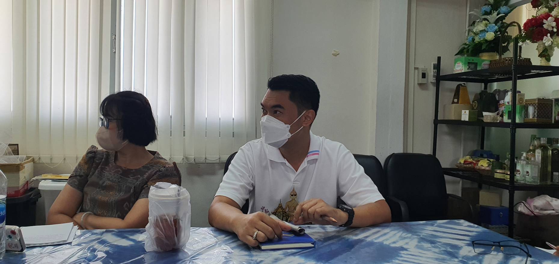 ????พช.สมุทรสาคร ร่วมประชุมกรมการพัฒนาชุมชน ครั้งที่ 10/2565 ผ่านระบบวิดีทัศน์ทางไกล (Video Conference)????          วันที่ 26 ตุลาคม 2565 เวลา 09.00 น. ณ ห้อง War Room ชั้น 5 กรมการพัฒนาชุมชน นายอรรษิษฐ์  สัมพันธรัตน์ อธิบดีกรมการพัฒนาชุมชน เป็นประธานการประชุมกรมการพัฒนาชุมชน ครั้งที่ 10/2565 โดยมีรองอธิบดีกรมการพัฒนาชุมชน ผู้ตรวจราชการ ผู้อำนวยการสำนัก/กอง และเจ้าหน้าที่ที่เกี่ยวข้อง ร่วมการประชุม ผ่านระบบวิดีทัศน์ทางไกล (Video Conference) และระบบ TV พช.        ภายใต้การกำกับดูแลของนายณรงค์ รักร้อย ผู้ว่าราชการจังหวัดสมุทรสาคร โดยนางศลิษา  ม่วงใหม่ พัฒนาการจังหวัดสมุทรสาคร  มอบหมายนายกิตติเชษฐ์ ทุ่งสะโร ผู้อำนวยการกลุ่มงานส่งเสริมการพัฒนาชุมชน และเจ้าหน้าที่พัฒนาชุมชน เข้าร่วมประชุมฯ ณ ห้องประชุมสำนักงานพัฒนาชุมชนจังหวัดสมุทรสาคร ชั้น 2 ศาลากลางจังหวัดสมุทรสาคร  โดยมีประเด็นการประชุมที่สำคัญ ดังนี้                                                                                                                                                                                                                                                                                                                1. การประกวดผ้าลายพระราชทาน “ผ้าขิดลายนารีรัตนราชกัญญา” 2. การน้อมนำแนวพระราชดำริของสมเด็จพระกนิษฐาธิราชเจ้า กรมสมเด็จพระเทพรัตนราชสุดา ฯ สยามบรมราชกุมารี สร้างความมั่นคงทางอาหารสู่ปฏิบัติการปลูกผักสวนครัวเพื่อสร้างความมั่นคงทางอาหาร ประจำปีงบประมาณ พ.ศ. 2566 3. โครงการพัฒนาพื้นที่ต้นแบบการพัฒนาคุณภาพชีวิตตามหลักทฤษฎีใหม่ ประยุกต์สู่ “โคก หนอง นา โมเดล” ในประเด็นเน้นย้ำ เรื่อง การเข้าบันทึกข้อมูลในระบบภูมิสารสนเทศเพื่อวัดผลสัมฤทธิ์คุณภาพชีวิตในบริบท โคก หนอง นา โมเดล (สสช.) 4. การบริหารงบประมาณรายจ่ายประจำปีงบประมาณ พ.ศ. 2566 5. พิธีถวายผ้าพระกฐินพระราชทานกรมการพัฒนาชุมชนประจำปีพุทธศักราช 2565 6. กิจกรรมงานกาชาดประจำปี 2565 กรมการพัฒนาชุมชน  7. สรุปรายงานผลการตรวจราชการของผู้ตรวจราชการกรมการพัฒนาชุมชน ประจำเดือนตุลาคม 2565 8. การขับเคลื่อนงานพัฒนาทุนชุมชนและองค์กรการเงินชุมชนในปีงบประมาณ พ.ศ. 2566 9. การถอดบทเรียน โครงการอำเภอนำร่อง “บำบัดทุกข์ บำรุงสุข” แบบบูรณาการ และสร้างนักขับเคลื่อนยุทธศาสตร์ นำการเปลี่ยนแปลงกระทรวงมหาดไทย 10. รายงานผลการเบิกจ่ายตามแผนการดำเนินงานและแผนการใช้จ่ายงบประมาณกองทุนพัฒนาบทบาทสตรี ประจำปีงบประมาณ พ.ศ. 2565                                                                                                                                                                                                                                                                                                                                                         #SMART SK # โคกหนองนา #โคกหนองนาโมเดล #โคกหนองนาพัฒนาชุมชน #World soil Day #World soil Day CDD #UNFAO #SEPtoSDGs #SDGforAll@kmit #ปิดหมู่บ้าน 3 เดือนพวกเราอยู่ได้ #108อาชีพแก้จนพัฒนาคนทุกช่วงวัย wecareaboutyou #Changeforgood ? ภาพ/ข่าว…ทีมงานสารสนเทศการพัฒนาชุมชน พช.สมุทรสาคร