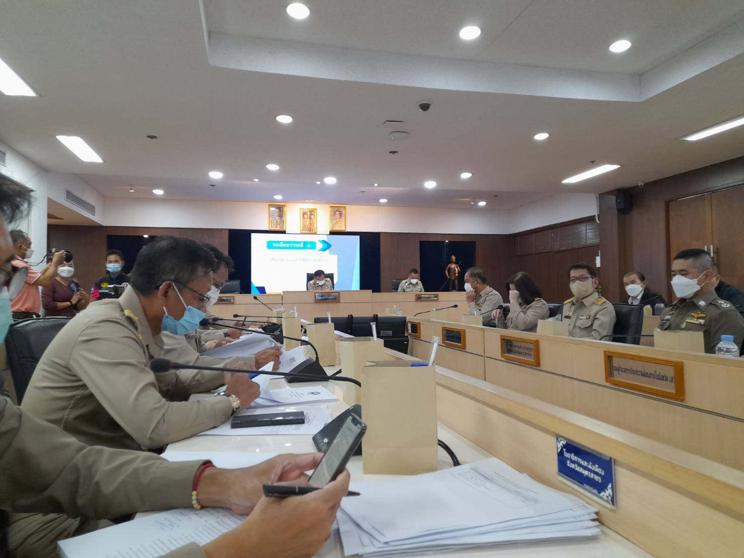 ???? พช.สมุทรสาคร ร่วมประชุมคณะกรมการจังหวัดสมุทรสาคร หัวหน้าส่วนราชการ หัวหน้าหน่วยงานรัฐวิสาหกิจฯ ครั้งที่ 10/2565 ????  วันที่ 27 ตุลาคม 2565 เวลา 09.30 น. ณ ห้องประชุมพันท้ายนรสิงห์ 401 ศาลากลางจังหวัดสมุทรสาคร จังหวัดสมุทรสาคร นายณรงค์ รักร้อย ผู้ว่าราชการจังหวัดสมุทรสาคร เป็นประธานการประชุมคณะกรมการจังหวัดสมุทรสาคร หัวหน้าส่วนราชการ หัวหน้าหน่วยงานรัฐวิสาหกิจฯ ครั้งที่ 10/2565 โดยนางศลิษา ม่วงใหม่ พัฒนาการจังหวัดสมุทรสาคร มอบหมายนายทศพร แก้วดี ผู้อำนวยการกลุ่มงานสารสนเทศการพัฒนาชุมชน ร่วมประชุม โดยมีประเด็นวาระการประชุมดังนี้    1. นโยบายสำคัญของรัฐบาลและกระทรวง ต่างๆ ซึ่งสำนักงานพัฒนาชุมชนจังหวัด ได้ รายงานสรุปผลการช่วยเหลือครัวเรือน TPMAP    2. งานนโยบายสำคัญของจังหวัดสมุทรสาคร ได้รายงานสถานการณ์โรคติดเชื้อไวรัสโคโรน่า 2019 และรายงานสถานการณ์น้ำในจังหวัดสมุทรสาคร  #SMART SK # โคกหนองนา #โคกหนองนาโมเดล #โคกหนองนาพัฒนาชุมชน #World soil Day #World soil Day CDD #UNFAO #SEPtoSDGs #SDGforAll@kmit #ปิดหมู่บ้าน 3 เดือนพวกเราอยู่ได้ #108อาชีพแก้จนพัฒนาคนทุกช่วงวัย wecareaboutyou #Changeforgood ? ภาพ/ข่าว…ทีมงานสารสนเทศการพัฒนาชุมชน พช.สมุทรสาคร