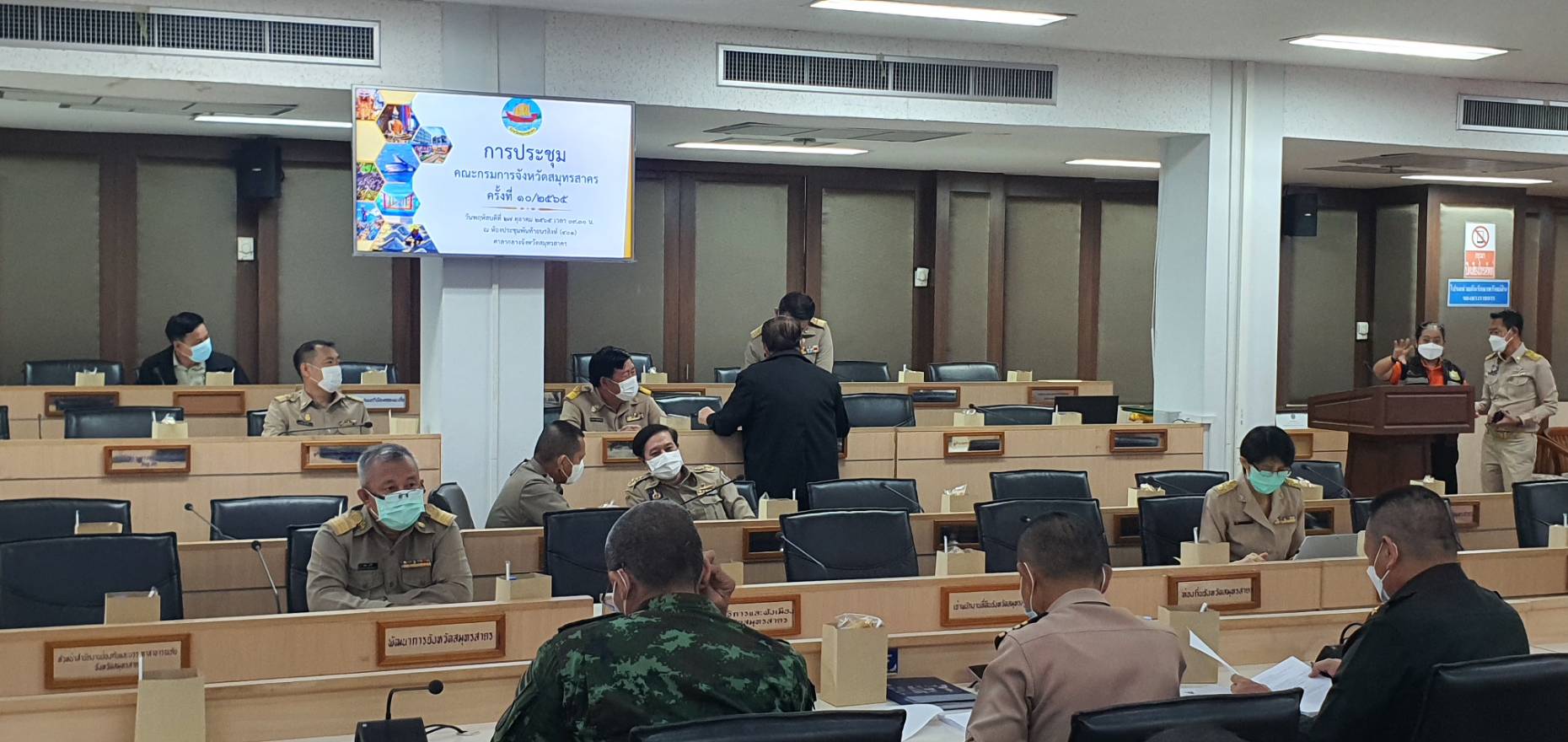 ???? พช.สมุทรสาคร ร่วมประชุมคณะกรมการจังหวัดสมุทรสาคร หัวหน้าส่วนราชการ หัวหน้าหน่วยงานรัฐวิสาหกิจฯ ครั้งที่ 10/2565 ????  วันที่ 27 ตุลาคม 2565 เวลา 09.30 น. ณ ห้องประชุมพันท้ายนรสิงห์ 401 ศาลากลางจังหวัดสมุทรสาคร จังหวัดสมุทรสาคร นายณรงค์ รักร้อย ผู้ว่าราชการจังหวัดสมุทรสาคร เป็นประธานการประชุมคณะกรมการจังหวัดสมุทรสาคร หัวหน้าส่วนราชการ หัวหน้าหน่วยงานรัฐวิสาหกิจฯ ครั้งที่ 10/2565 โดยนางศลิษา ม่วงใหม่ พัฒนาการจังหวัดสมุทรสาคร มอบหมายนายทศพร แก้วดี ผู้อำนวยการกลุ่มงานสารสนเทศการพัฒนาชุมชน ร่วมประชุม โดยมีประเด็นวาระการประชุมดังนี้    1. นโยบายสำคัญของรัฐบาลและกระทรวง ต่างๆ ซึ่งสำนักงานพัฒนาชุมชนจังหวัด ได้ รายงานสรุปผลการช่วยเหลือครัวเรือน TPMAP    2. งานนโยบายสำคัญของจังหวัดสมุทรสาคร ได้รายงานสถานการณ์โรคติดเชื้อไวรัสโคโรน่า 2019 และรายงานสถานการณ์น้ำในจังหวัดสมุทรสาคร  #SMART SK # โคกหนองนา #โคกหนองนาโมเดล #โคกหนองนาพัฒนาชุมชน #World soil Day #World soil Day CDD #UNFAO #SEPtoSDGs #SDGforAll@kmit #ปิดหมู่บ้าน 3 เดือนพวกเราอยู่ได้ #108อาชีพแก้จนพัฒนาคนทุกช่วงวัย wecareaboutyou #Changeforgood ? ภาพ/ข่าว…ทีมงานสารสนเทศการพัฒนาชุมชน พช.สมุทรสาคร