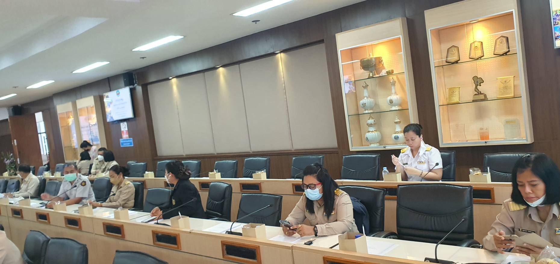 ???? พช.สมุทรสาคร ร่วมประชุมคณะกรมการจังหวัดสมุทรสาคร หัวหน้าส่วนราชการ หัวหน้าหน่วยงานรัฐวิสาหกิจฯ ครั้งที่ 10/2565 ????  วันที่ 27 ตุลาคม 2565 เวลา 09.30 น. ณ ห้องประชุมพันท้ายนรสิงห์ 401 ศาลากลางจังหวัดสมุทรสาคร จังหวัดสมุทรสาคร นายณรงค์ รักร้อย ผู้ว่าราชการจังหวัดสมุทรสาคร เป็นประธานการประชุมคณะกรมการจังหวัดสมุทรสาคร หัวหน้าส่วนราชการ หัวหน้าหน่วยงานรัฐวิสาหกิจฯ ครั้งที่ 10/2565 โดยนางศลิษา ม่วงใหม่ พัฒนาการจังหวัดสมุทรสาคร มอบหมายนายทศพร แก้วดี ผู้อำนวยการกลุ่มงานสารสนเทศการพัฒนาชุมชน ร่วมประชุม โดยมีประเด็นวาระการประชุมดังนี้    1. นโยบายสำคัญของรัฐบาลและกระทรวง ต่างๆ ซึ่งสำนักงานพัฒนาชุมชนจังหวัด ได้ รายงานสรุปผลการช่วยเหลือครัวเรือน TPMAP    2. งานนโยบายสำคัญของจังหวัดสมุทรสาคร ได้รายงานสถานการณ์โรคติดเชื้อไวรัสโคโรน่า 2019 และรายงานสถานการณ์น้ำในจังหวัดสมุทรสาคร  #SMART SK # โคกหนองนา #โคกหนองนาโมเดล #โคกหนองนาพัฒนาชุมชน #World soil Day #World soil Day CDD #UNFAO #SEPtoSDGs #SDGforAll@kmit #ปิดหมู่บ้าน 3 เดือนพวกเราอยู่ได้ #108อาชีพแก้จนพัฒนาคนทุกช่วงวัย wecareaboutyou #Changeforgood ? ภาพ/ข่าว…ทีมงานสารสนเทศการพัฒนาชุมชน พช.สมุทรสาคร