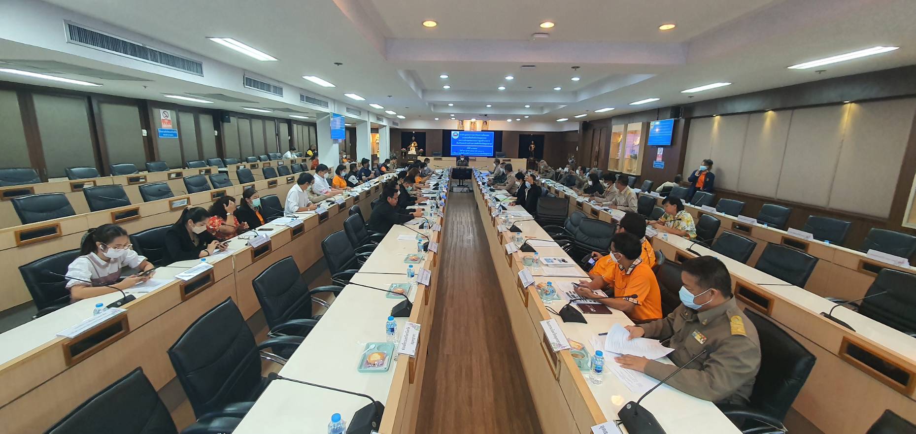 ????  พช.สมุทรสาคร ร่วมประชุมคณะกรรมการรักษาความมั่นคงและความสงบเรียบร้อยจังหวัดสมุทรสาคร ครั้งที่ 10/2565 และประชุมคณะกรรมการศูนย์อำนวยการป้องกันและปราบปรามยาเสพติดจังหวัดสมุทรสาคร (ศอ.ปส.จ.สค.) ครั้งที่ 10/2565  ????  วันที่ 27 ตุลาคม 2565 เวลา 13.30 น. ณ ห้องประชุมพันท้ายนรสิงห์ (401) ชั้น 4 ศาลากลางจังหวัดสมุทรสาคร ภายใต้กำกับดูแลของนายณรงค์ รักร้อย ผู้ว่าราชการจังหวัดสมุทรสาคร ได้มอบหมายให้ พ.ต.อ.ศักดิ์ชัย อินทรปรีชา รอง ผบก.ภ.จว.สมุทรสาคร เป็นประธานการประชุมคณะกรรมการรักษาความมั่นคงและความสงบเรียบร้อยจังหวัดสมุทรสาคร ครั้งที่ 10/2565 และประชุมคณะกรรมการศูนย์อำนวยการป้องกัน และปราบปรามยาเสพติดจังหวัดสมุทรสาคร (ศอ.ปส.จ.สค) ครั้งที่ 10/2565 โดยนางศลิษา ม่วงใหม่ พัฒนาการจังหวัดสมุทรสาคร มอบหมายให้นายอดิศักดิ์ แหวนสูงเนิน นักวิชาการพัฒนาชุมชน เข้าร่วมประชุมคณะกรรมการ ฯ  ประเด็นการประชุมมีดังนี้ 1 : สถานการณ์ด้านการข่าวที่อาจส่งผลกระทบด้านความมั่นคงและความสงบเรียบร้อย 2 : รายงานผลการดำเนินงาน ปัญหา อุปสรรค (ด้านความมั่นคง) 3 : รายงานผลการดำเนินงานป้องกันและแก้ไขปัญหายาเสพติด  4 : ความคืบหน้าผลการดำเนินงานกองทุนแม่ของแผ่นดิน จังหวัดสมุทรสาคร  5 : สรุปสถานการณ์ยาเสพติดในพื้นที่จังหวัดสมุทรสาคร และปฏิบัติการป้องกันและปราบปรามยาเสพติด  ทั้งนี้ สำนักงานพัฒนาชุมชนจังหวัดสมุทรสาคร ได้รายงานผลการดำเนินงานกองทุนแม่ของแผ่นดินโดยกองทุนแม่ของแผ่นดินบ้านโคกขาม หมู่ที่ 2 ตำบลโคกขาม อำเภอเมืองสมุทรสาคร ได้ให้สมาชิกแกนนำชมรม TO BE NUMBER ONE บ้านโคกขาม เข้าร่วมกิจกรรม ค่ายพัฒนาสมาชิก TO BE NUMBER ONE สู่ความเป็นหนึ่ง รุ่นที่ 2  ในระหว่างวันที่ 16 – 21  ตุลาคม  2565 ณ เดอะไพน์ รีสอร์ท อำเภอสามโคก จังหวัดปทุมธานี   #SMART SK  # โคกหนองนา #โคกหนองนาโมเดล #โคกหนองนาพัฒนาชุมชน #World soil Day #World soil Day CDD #UNFAO #SEPtoSDGs #SDGforAll@kmit #ปิดหมู่บ้าน 3 เดือนพวกเราอยู่ได้ #108อาชีพแก้จนพัฒนาคนทุกช่วงวัย wecareaboutyou #Changeforgood  ภาพ/ข่าว…ทีมงานสารสนเทศการพัฒนาชุมชน พช.สมุทรสาคร