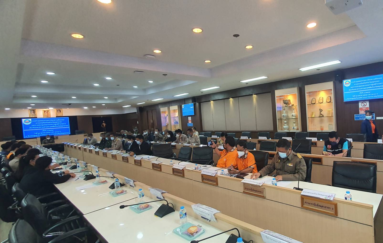 ????  พช.สมุทรสาคร ร่วมประชุมคณะกรรมการรักษาความมั่นคงและความสงบเรียบร้อยจังหวัดสมุทรสาคร ครั้งที่ 10/2565 และประชุมคณะกรรมการศูนย์อำนวยการป้องกันและปราบปรามยาเสพติดจังหวัดสมุทรสาคร (ศอ.ปส.จ.สค.) ครั้งที่ 10/2565  ????  วันที่ 27 ตุลาคม 2565 เวลา 13.30 น. ณ ห้องประชุมพันท้ายนรสิงห์ (401) ชั้น 4 ศาลากลางจังหวัดสมุทรสาคร ภายใต้กำกับดูแลของนายณรงค์ รักร้อย ผู้ว่าราชการจังหวัดสมุทรสาคร ได้มอบหมายให้ พ.ต.อ.ศักดิ์ชัย อินทรปรีชา รอง ผบก.ภ.จว.สมุทรสาคร เป็นประธานการประชุมคณะกรรมการรักษาความมั่นคงและความสงบเรียบร้อยจังหวัดสมุทรสาคร ครั้งที่ 10/2565 และประชุมคณะกรรมการศูนย์อำนวยการป้องกัน และปราบปรามยาเสพติดจังหวัดสมุทรสาคร (ศอ.ปส.จ.สค) ครั้งที่ 10/2565 โดยนางศลิษา ม่วงใหม่ พัฒนาการจังหวัดสมุทรสาคร มอบหมายให้นายอดิศักดิ์ แหวนสูงเนิน นักวิชาการพัฒนาชุมชน เข้าร่วมประชุมคณะกรรมการ ฯ  ประเด็นการประชุมมีดังนี้ 1 : สถานการณ์ด้านการข่าวที่อาจส่งผลกระทบด้านความมั่นคงและความสงบเรียบร้อย 2 : รายงานผลการดำเนินงาน ปัญหา อุปสรรค (ด้านความมั่นคง) 3 : รายงานผลการดำเนินงานป้องกันและแก้ไขปัญหายาเสพติด  4 : ความคืบหน้าผลการดำเนินงานกองทุนแม่ของแผ่นดิน จังหวัดสมุทรสาคร  5 : สรุปสถานการณ์ยาเสพติดในพื้นที่จังหวัดสมุทรสาคร และปฏิบัติการป้องกันและปราบปรามยาเสพติด  ทั้งนี้ สำนักงานพัฒนาชุมชนจังหวัดสมุทรสาคร ได้รายงานผลการดำเนินงานกองทุนแม่ของแผ่นดินโดยกองทุนแม่ของแผ่นดินบ้านโคกขาม หมู่ที่ 2 ตำบลโคกขาม อำเภอเมืองสมุทรสาคร ได้ให้สมาชิกแกนนำชมรม TO BE NUMBER ONE บ้านโคกขาม เข้าร่วมกิจกรรม ค่ายพัฒนาสมาชิก TO BE NUMBER ONE สู่ความเป็นหนึ่ง รุ่นที่ 2  ในระหว่างวันที่ 16 – 21  ตุลาคม  2565 ณ เดอะไพน์ รีสอร์ท อำเภอสามโคก จังหวัดปทุมธานี   #SMART SK  # โคกหนองนา #โคกหนองนาโมเดล #โคกหนองนาพัฒนาชุมชน #World soil Day #World soil Day CDD #UNFAO #SEPtoSDGs #SDGforAll@kmit #ปิดหมู่บ้าน 3 เดือนพวกเราอยู่ได้ #108อาชีพแก้จนพัฒนาคนทุกช่วงวัย wecareaboutyou #Changeforgood  ภาพ/ข่าว…ทีมงานสารสนเทศการพัฒนาชุมชน พช.สมุทรสาคร
