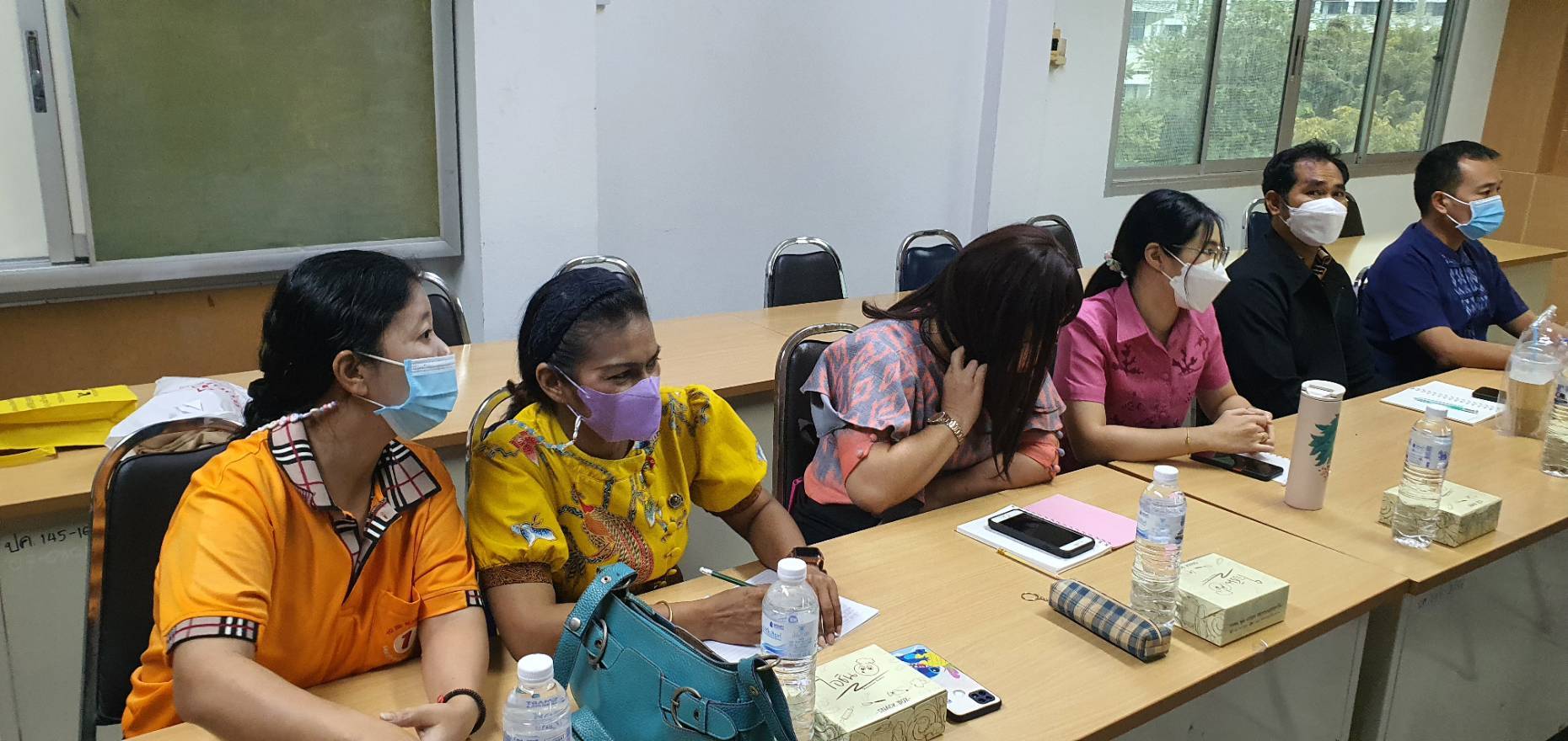 ???? พช.สมุทรสาคร ดำเนินโครงการส่งเสริมความสัมพันธ์สมาชิกสหกรณ์ออมทรัพย์กรมการพัฒนาชุมชน จังหวัดสมุทรสาคร ประจำปี 2565 ????  วันที่ 27 ตุลาคม 2565 เวลา 08.30 น. ณ ห้องประชุมอำเภอเมืองสมุทรสาคร ชั้น 3 ที่ว่าการอำเภอเมืองสมุทรสาคร จังหวัดสมุทรสาคร ภายใต้การกำกับดูแลของนายณรงค์ รักร้อย ผู้ว่าราชการจังหวัดสมุทรสาคร โดยนางศลิษา ม่วงใหม่ พัฒนาการจังหวัดสมุทรสาคร ผู้อำนวยการกลุ่มงาน พัฒนาการอำเภอ เจ้าหน้าที่พัฒนาชุมชนจังหวัด อำเภอ สมาชิกสหกรณ์ออมทรัพย์กรมการพัฒนาชุมชน จังหวัดสมุทรสาคร ร่วมประชุมตามโครงการส่งเสริมความสัมพันธ์สมาชิกสหกรณ์ออมทรัพย์กรมการพัฒนาชุมชน จังหวัดสมุทรสาคร ประจำปี 2565    โดยได้รับเกียรติจาก ดร.ขนิฏฐา กาญจนรังสีนนท์ ประธานกรรมการดำเนินการสหกรณ์ออมทรัพย์กรมการพัฒนาชุมชน จำกัด มาเป็นวิทยากรให้ความรู้ในหัวข้อเรื่อง  “สหกรณ์ออมทรัพย์กรมการพัฒนาชุมชนที่ควรรู้” เพื่อให้ผู้เข้าร่วมประชุมมีความรู้ความเข้าใจในการบริหารงานของ สหกรณ์ออมทรัพย์กรมการพัฒนาชุมชนการให้บริการทางเงิน และการบริหารการเงินสำหรับเจ้าหน้าที่พัฒนาชุมชนเพื่อให้มีสุขภาพทางการเงินที่ดี และมีคุณภาพต่อไป  #SMART SK # โคกหนองนา #โคกหนองนาโมเดล #โคกหนองนาพัฒนาชุมชน #World soil Day #World soil Day CDD #UNFAO #SEPtoSDGs #SDGforAll@kmit #ปิดหมู่บ้าน 3 เดือนพวกเราอยู่ได้ #108อาชีพแก้จนพัฒนาคนทุกช่วงวัย wecareaboutyou #Changeforgood ? ภาพ/ข่าว…ทีมงานสารสนเทศการพัฒนาชุมชน พช.สมุทรสาคร