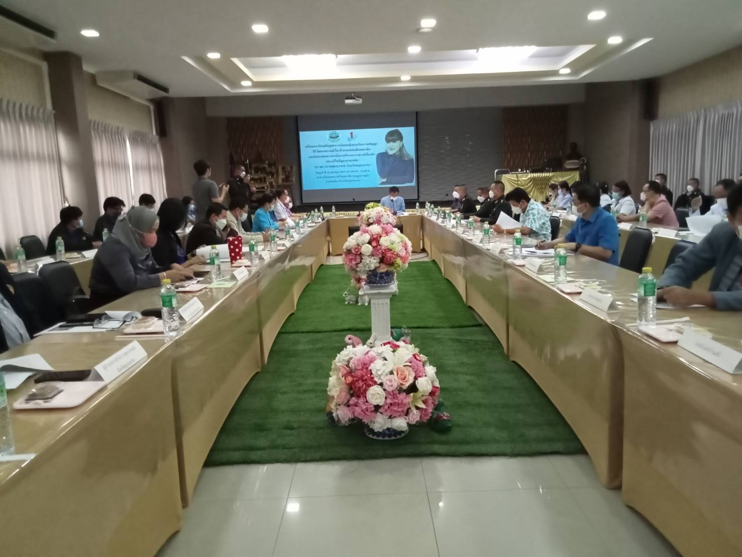 ???? พช.สมุทรสาคร ร่วมประชุมคณะกรรมการเตรียมการรับเสด็จทูลกระหม่อมหญิงอุบลรัตนราชกัญญา สิริวัฒนาพรรณวดี ในวโรกาสเสด็จเยี่ยมสมาชิกและติดตามผลการดำเนินงานโครงการรณรงค์ป้องกันและแก้ไขปัญหายาเสพติด TO BE NUMBER ONE จังหวัดสมุทรสาคร????  วันที่ 28 ตุลาคม 2565 เวลา 09.30 น. ณ โรงเรียนเทศบาลบ้านมหาชัย (อนุกูลราษฎร์) อำเภอเมืองสมุทรสาคร จังหวัดสมุทรสาคร โดยนายณรงค์ รักร้อย ผู้ว่าราชการจังหวัดสมุทรสาคร  เป็นประธานการประชุมเตรียมการรับเสด็จทูลกระหม่อมหญิงอุบลรัตนราชกัญญา สิริวัฒนาพรรณวดี ในวโรกาสเสด็จเยี่ยมสมาชิกและติดตามผลการดำเนินงานโครงการรณรงค์ป้องกันและแก้ไขปัญหายาเสพติด TO BE NUMBER ONE จังหวัดสมุทรสาคร โดยนางศลิษา ม่วงใหม่ พัฒนาการจังหวัดสมุทรสาคร เข้าร่วมประชุมฯ  ประเด็นการประชุม มีดังนี้ 1 : แจ้งกำหนดการเสด็จของทูลกระหม่อมหญิงอุบลรัตนราชกัญญา สิริวัฒนาพรรณวดี ในวโรกาสเสด็จเยี่ยมสมาชิกและติดตามผลการดำเนินงานโครงการรณรงค์ป้องกันและแก้ไขปัญหายาเสพติด TO BE NUMBER ONE จังหวัดสมุทรสาคร 2 : รายงานความพร้อมในการเตรียมงานของคณะกรรมการฯ ในแต่ะละคณะ  #SMART SK # โคกหนองนา #โคกหนองนาโมเดล #โคกหนองนาพัฒนาชุมชน #World soil Day #World soil Day CDD #UNFAO #SEPtoSDGs #SDGforAll@kmit #ปิดหมู่บ้าน 3 เดือนพวกเราอยู่ได้ #108อาชีพแก้จนพัฒนาคนทุกช่วงวัย wecareaboutyou #Changeforgood ? ภาพ/ข่าว…ทีมงานสารสนเทศการพัฒนาชุมชน พช.สมุทรสาคร
