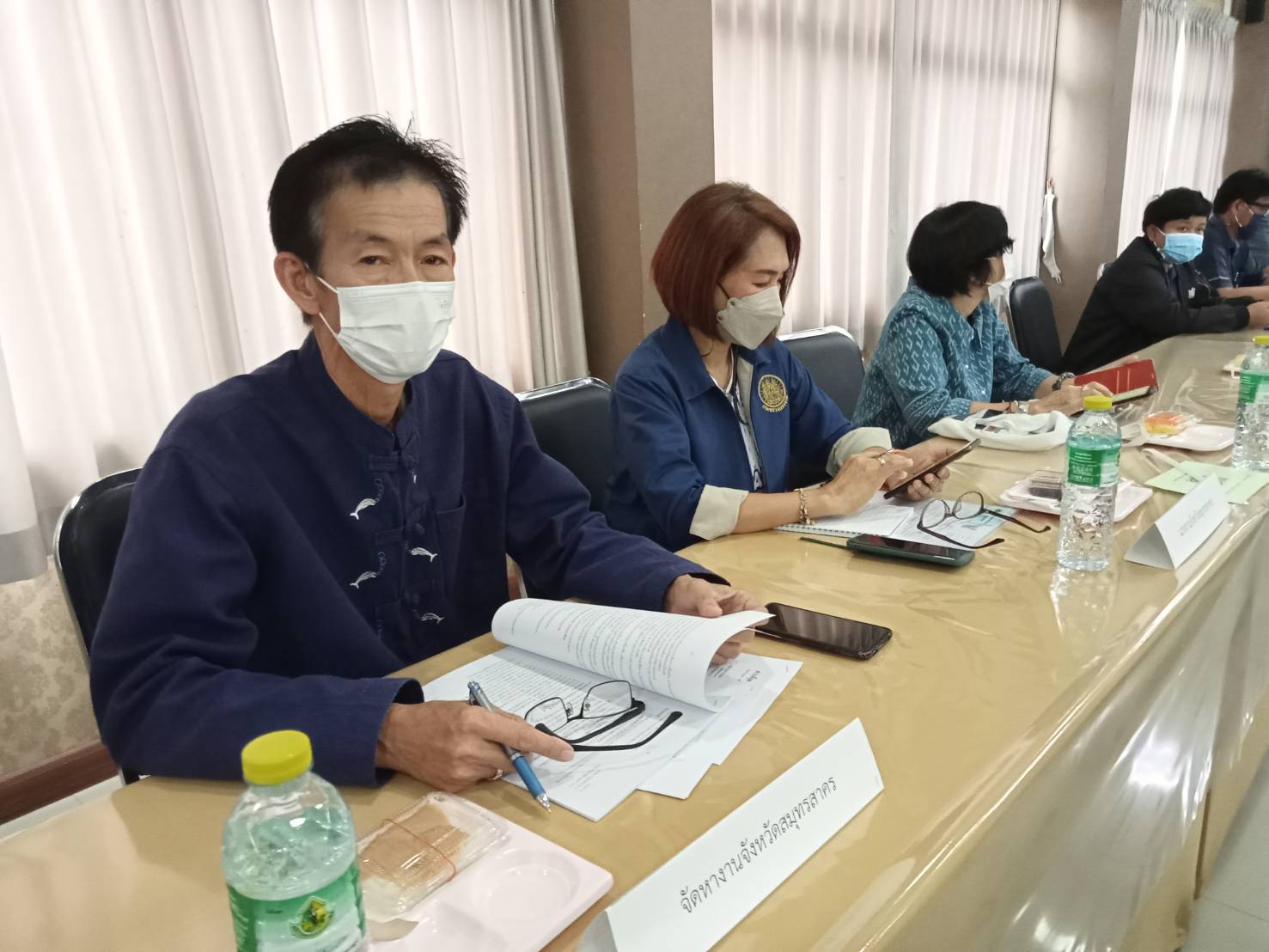 ???? พช.สมุทรสาคร ร่วมประชุมคณะกรรมการเตรียมการรับเสด็จทูลกระหม่อมหญิงอุบลรัตนราชกัญญา สิริวัฒนาพรรณวดี ในวโรกาสเสด็จเยี่ยมสมาชิกและติดตามผลการดำเนินงานโครงการรณรงค์ป้องกันและแก้ไขปัญหายาเสพติด TO BE NUMBER ONE จังหวัดสมุทรสาคร????  วันที่ 28 ตุลาคม 2565 เวลา 09.30 น. ณ โรงเรียนเทศบาลบ้านมหาชัย (อนุกูลราษฎร์) อำเภอเมืองสมุทรสาคร จังหวัดสมุทรสาคร โดยนายณรงค์ รักร้อย ผู้ว่าราชการจังหวัดสมุทรสาคร  เป็นประธานการประชุมเตรียมการรับเสด็จทูลกระหม่อมหญิงอุบลรัตนราชกัญญา สิริวัฒนาพรรณวดี ในวโรกาสเสด็จเยี่ยมสมาชิกและติดตามผลการดำเนินงานโครงการรณรงค์ป้องกันและแก้ไขปัญหายาเสพติด TO BE NUMBER ONE จังหวัดสมุทรสาคร โดยนางศลิษา ม่วงใหม่ พัฒนาการจังหวัดสมุทรสาคร เข้าร่วมประชุมฯ  ประเด็นการประชุม มีดังนี้ 1 : แจ้งกำหนดการเสด็จของทูลกระหม่อมหญิงอุบลรัตนราชกัญญา สิริวัฒนาพรรณวดี ในวโรกาสเสด็จเยี่ยมสมาชิกและติดตามผลการดำเนินงานโครงการรณรงค์ป้องกันและแก้ไขปัญหายาเสพติด TO BE NUMBER ONE จังหวัดสมุทรสาคร 2 : รายงานความพร้อมในการเตรียมงานของคณะกรรมการฯ ในแต่ะละคณะ  #SMART SK # โคกหนองนา #โคกหนองนาโมเดล #โคกหนองนาพัฒนาชุมชน #World soil Day #World soil Day CDD #UNFAO #SEPtoSDGs #SDGforAll@kmit #ปิดหมู่บ้าน 3 เดือนพวกเราอยู่ได้ #108อาชีพแก้จนพัฒนาคนทุกช่วงวัย wecareaboutyou #Changeforgood ? ภาพ/ข่าว…ทีมงานสารสนเทศการพัฒนาชุมชน พช.สมุทรสาคร