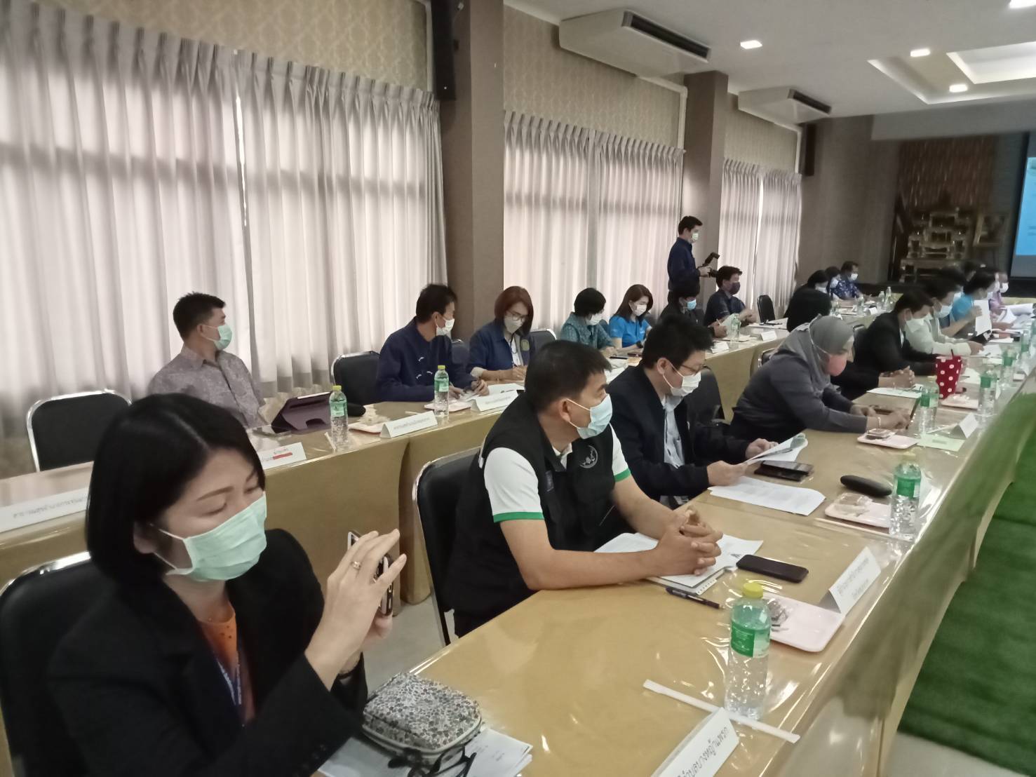 ???? พช.สมุทรสาคร ร่วมประชุมคณะกรรมการเตรียมการรับเสด็จทูลกระหม่อมหญิงอุบลรัตนราชกัญญา สิริวัฒนาพรรณวดี ในวโรกาสเสด็จเยี่ยมสมาชิกและติดตามผลการดำเนินงานโครงการรณรงค์ป้องกันและแก้ไขปัญหายาเสพติด TO BE NUMBER ONE จังหวัดสมุทรสาคร????  วันที่ 28 ตุลาคม 2565 เวลา 09.30 น. ณ โรงเรียนเทศบาลบ้านมหาชัย (อนุกูลราษฎร์) อำเภอเมืองสมุทรสาคร จังหวัดสมุทรสาคร โดยนายณรงค์ รักร้อย ผู้ว่าราชการจังหวัดสมุทรสาคร  เป็นประธานการประชุมเตรียมการรับเสด็จทูลกระหม่อมหญิงอุบลรัตนราชกัญญา สิริวัฒนาพรรณวดี ในวโรกาสเสด็จเยี่ยมสมาชิกและติดตามผลการดำเนินงานโครงการรณรงค์ป้องกันและแก้ไขปัญหายาเสพติด TO BE NUMBER ONE จังหวัดสมุทรสาคร โดยนางศลิษา ม่วงใหม่ พัฒนาการจังหวัดสมุทรสาคร เข้าร่วมประชุมฯ  ประเด็นการประชุม มีดังนี้ 1 : แจ้งกำหนดการเสด็จของทูลกระหม่อมหญิงอุบลรัตนราชกัญญา สิริวัฒนาพรรณวดี ในวโรกาสเสด็จเยี่ยมสมาชิกและติดตามผลการดำเนินงานโครงการรณรงค์ป้องกันและแก้ไขปัญหายาเสพติด TO BE NUMBER ONE จังหวัดสมุทรสาคร 2 : รายงานความพร้อมในการเตรียมงานของคณะกรรมการฯ ในแต่ะละคณะ  #SMART SK # โคกหนองนา #โคกหนองนาโมเดล #โคกหนองนาพัฒนาชุมชน #World soil Day #World soil Day CDD #UNFAO #SEPtoSDGs #SDGforAll@kmit #ปิดหมู่บ้าน 3 เดือนพวกเราอยู่ได้ #108อาชีพแก้จนพัฒนาคนทุกช่วงวัย wecareaboutyou #Changeforgood ? ภาพ/ข่าว…ทีมงานสารสนเทศการพัฒนาชุมชน พช.สมุทรสาคร