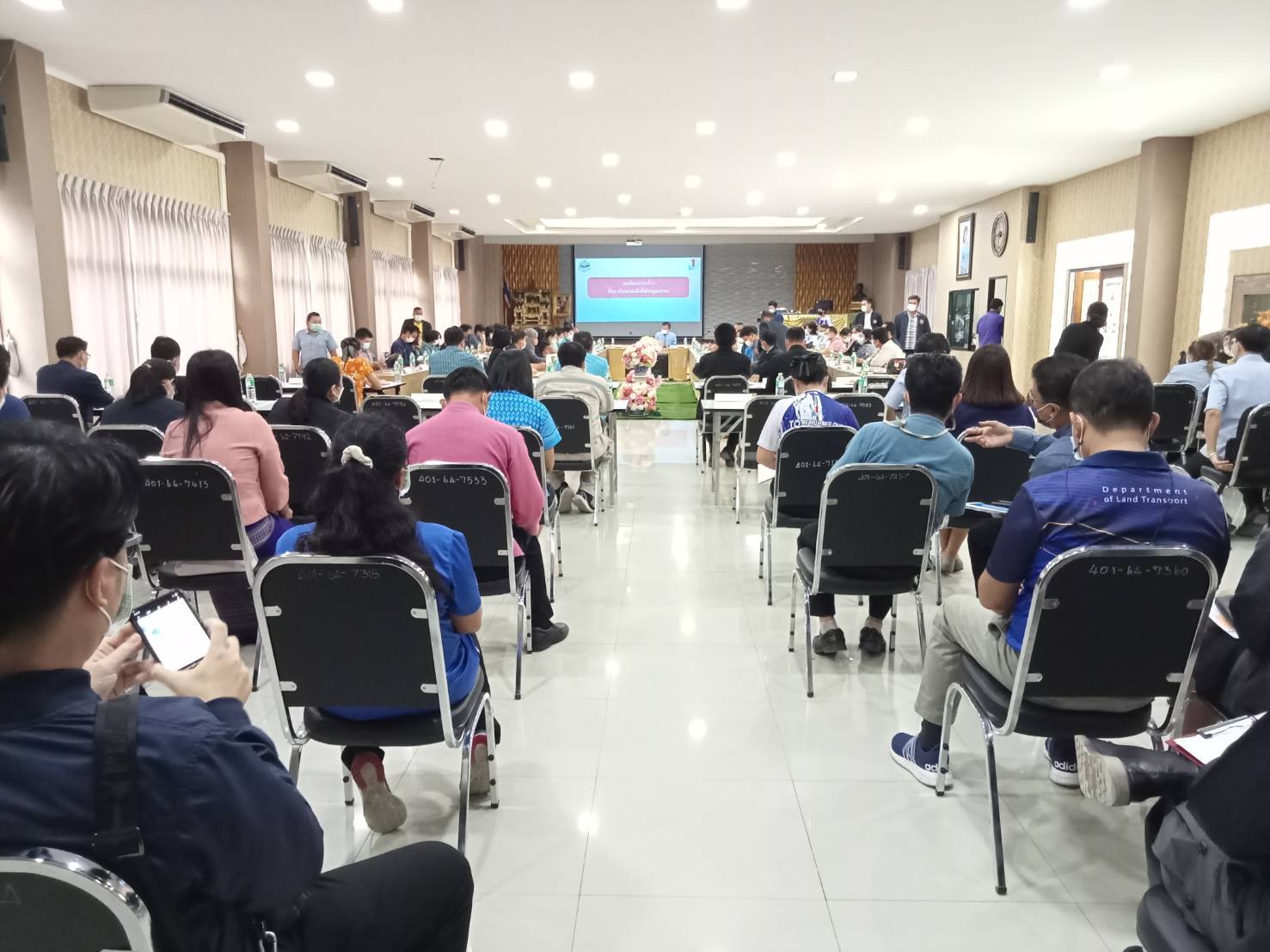 ???? พช.สมุทรสาคร ร่วมประชุมคณะกรรมการเตรียมการรับเสด็จทูลกระหม่อมหญิงอุบลรัตนราชกัญญา สิริวัฒนาพรรณวดี ในวโรกาสเสด็จเยี่ยมสมาชิกและติดตามผลการดำเนินงานโครงการรณรงค์ป้องกันและแก้ไขปัญหายาเสพติด TO BE NUMBER ONE จังหวัดสมุทรสาคร????  วันที่ 28 ตุลาคม 2565 เวลา 09.30 น. ณ โรงเรียนเทศบาลบ้านมหาชัย (อนุกูลราษฎร์) อำเภอเมืองสมุทรสาคร จังหวัดสมุทรสาคร โดยนายณรงค์ รักร้อย ผู้ว่าราชการจังหวัดสมุทรสาคร  เป็นประธานการประชุมเตรียมการรับเสด็จทูลกระหม่อมหญิงอุบลรัตนราชกัญญา สิริวัฒนาพรรณวดี ในวโรกาสเสด็จเยี่ยมสมาชิกและติดตามผลการดำเนินงานโครงการรณรงค์ป้องกันและแก้ไขปัญหายาเสพติด TO BE NUMBER ONE จังหวัดสมุทรสาคร โดยนางศลิษา ม่วงใหม่ พัฒนาการจังหวัดสมุทรสาคร เข้าร่วมประชุมฯ  ประเด็นการประชุม มีดังนี้ 1 : แจ้งกำหนดการเสด็จของทูลกระหม่อมหญิงอุบลรัตนราชกัญญา สิริวัฒนาพรรณวดี ในวโรกาสเสด็จเยี่ยมสมาชิกและติดตามผลการดำเนินงานโครงการรณรงค์ป้องกันและแก้ไขปัญหายาเสพติด TO BE NUMBER ONE จังหวัดสมุทรสาคร 2 : รายงานความพร้อมในการเตรียมงานของคณะกรรมการฯ ในแต่ะละคณะ  #SMART SK # โคกหนองนา #โคกหนองนาโมเดล #โคกหนองนาพัฒนาชุมชน #World soil Day #World soil Day CDD #UNFAO #SEPtoSDGs #SDGforAll@kmit #ปิดหมู่บ้าน 3 เดือนพวกเราอยู่ได้ #108อาชีพแก้จนพัฒนาคนทุกช่วงวัย wecareaboutyou #Changeforgood ? ภาพ/ข่าว…ทีมงานสารสนเทศการพัฒนาชุมชน พช.สมุทรสาคร