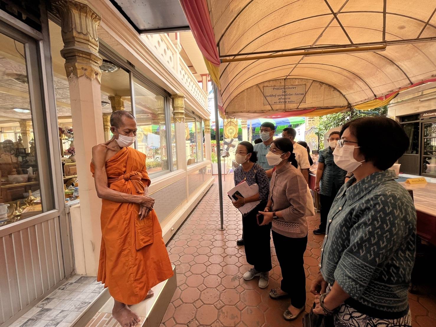 ???? พช.สมุทรสาคร ร่วมกับสำนักเลขานุการกรม ดำเนินการประชุมคณะกรรมการ และคณะทำงานดำเนินงานพิธีถวายผ้าพระกฐินพระราชทานกรมการพัฒนาชุมชน ประจำปีพุทธศักราช พ.ศ. 2565 จังหวัดสมุทรสาคร ????  วันที่ 28 ตุลาคม 2565 เวลา 10.00 น. ณ วัดเจษฎาราม พระอารามหลวง ตำบลมหาชัย อำเภอเมืองสมุทรสาคร จังหวัดสมุทรสาคร  ภายใต้กำกับดูแลของนายณรงค์ รักร้อย ผู้ว่าราชการจังหวัดสมุทรสาคร โดยนางศลิษา ม่วงใหม่ พัฒนาการจังหวัดสมุทรสาคร และนางสาวสุขนันทิพย์ ศรีสมวงษ์ เลขานุการกรม พร้อมคณะ ร่วมดำเนินการประชุมคณะกรรมการ และคณะทำงานดำเนินงานพิธีถวายผ้าพระกฐินพระราชทานกรมการพัฒนาชุมชน ประจำปีพุทธศักราช พ.ศ. 2565 จังหวัดสมุทรสาคร เพื่อเตรียมการดำเนินงานให้เป็นไปด้วยความเรียบร้อยและบรรลุวัตถุประสงค์  #SMART SK # โคกหนองนา #โคกหนองนาโมเดล #โคกหนองนาพัฒนาชุมชน #World soil Day #World soil Day CDD #UNFAO #SEPtoSDGs #SDGforAll@kmit #ปิดหมู่บ้าน 3 เดือนพวกเราอยู่ได้ #108อาชีพแก้จนพัฒนาคนทุกช่วงวัย wecareaboutyou #Changeforgood ? ภาพ/ข่าว…ทีมงานสารสนเทศการพัฒนาชุมชน พช.สมุทรสาคร