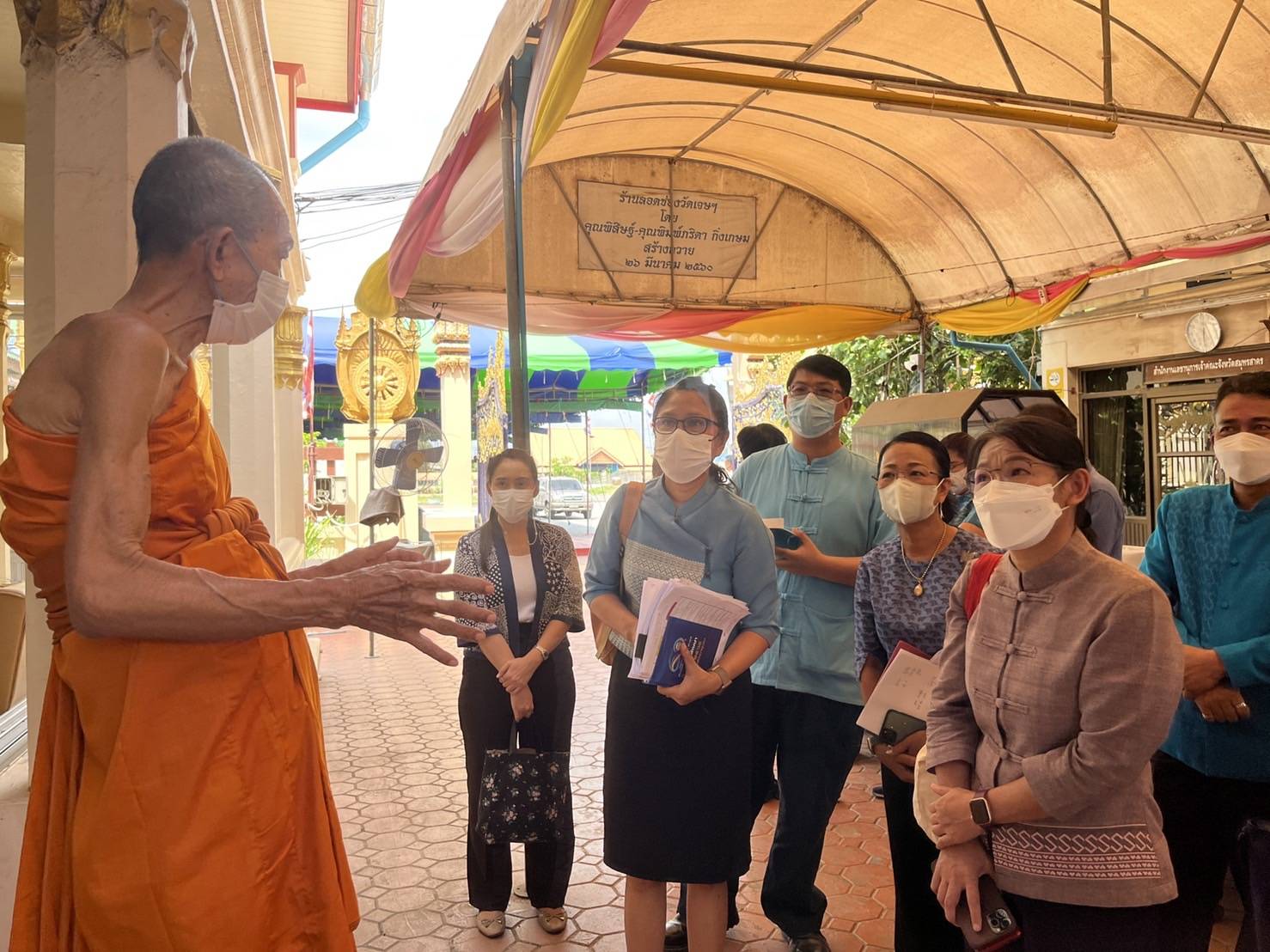 ???? พช.สมุทรสาคร ร่วมกับสำนักเลขานุการกรม ดำเนินการประชุมคณะกรรมการ และคณะทำงานดำเนินงานพิธีถวายผ้าพระกฐินพระราชทานกรมการพัฒนาชุมชน ประจำปีพุทธศักราช พ.ศ. 2565 จังหวัดสมุทรสาคร ????  วันที่ 28 ตุลาคม 2565 เวลา 10.00 น. ณ วัดเจษฎาราม พระอารามหลวง ตำบลมหาชัย อำเภอเมืองสมุทรสาคร จังหวัดสมุทรสาคร  ภายใต้กำกับดูแลของนายณรงค์ รักร้อย ผู้ว่าราชการจังหวัดสมุทรสาคร โดยนางศลิษา ม่วงใหม่ พัฒนาการจังหวัดสมุทรสาคร และนางสาวสุขนันทิพย์ ศรีสมวงษ์ เลขานุการกรม พร้อมคณะ ร่วมดำเนินการประชุมคณะกรรมการ และคณะทำงานดำเนินงานพิธีถวายผ้าพระกฐินพระราชทานกรมการพัฒนาชุมชน ประจำปีพุทธศักราช พ.ศ. 2565 จังหวัดสมุทรสาคร เพื่อเตรียมการดำเนินงานให้เป็นไปด้วยความเรียบร้อยและบรรลุวัตถุประสงค์  #SMART SK # โคกหนองนา #โคกหนองนาโมเดล #โคกหนองนาพัฒนาชุมชน #World soil Day #World soil Day CDD #UNFAO #SEPtoSDGs #SDGforAll@kmit #ปิดหมู่บ้าน 3 เดือนพวกเราอยู่ได้ #108อาชีพแก้จนพัฒนาคนทุกช่วงวัย wecareaboutyou #Changeforgood ? ภาพ/ข่าว…ทีมงานสารสนเทศการพัฒนาชุมชน พช.สมุทรสาคร