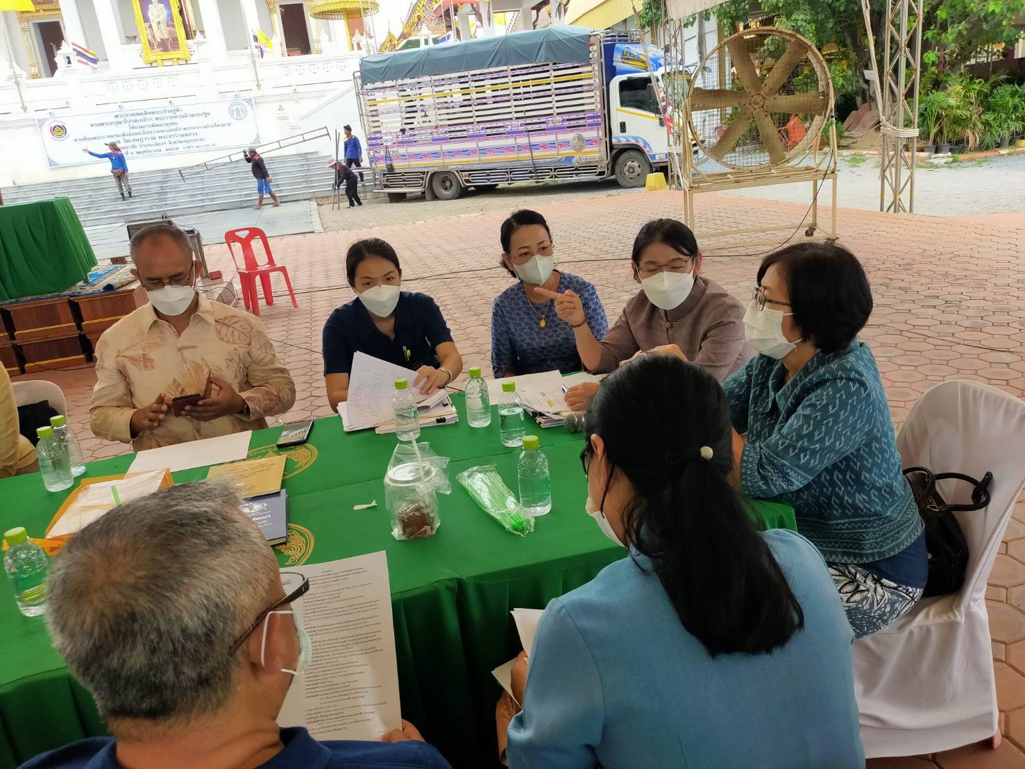 ???? พช.สมุทรสาคร ร่วมกับสำนักเลขานุการกรม ดำเนินการประชุมคณะกรรมการ และคณะทำงานดำเนินงานพิธีถวายผ้าพระกฐินพระราชทานกรมการพัฒนาชุมชน ประจำปีพุทธศักราช พ.ศ. 2565 จังหวัดสมุทรสาคร ????  วันที่ 28 ตุลาคม 2565 เวลา 10.00 น. ณ วัดเจษฎาราม พระอารามหลวง ตำบลมหาชัย อำเภอเมืองสมุทรสาคร จังหวัดสมุทรสาคร  ภายใต้กำกับดูแลของนายณรงค์ รักร้อย ผู้ว่าราชการจังหวัดสมุทรสาคร โดยนางศลิษา ม่วงใหม่ พัฒนาการจังหวัดสมุทรสาคร และนางสาวสุขนันทิพย์ ศรีสมวงษ์ เลขานุการกรม พร้อมคณะ ร่วมดำเนินการประชุมคณะกรรมการ และคณะทำงานดำเนินงานพิธีถวายผ้าพระกฐินพระราชทานกรมการพัฒนาชุมชน ประจำปีพุทธศักราช พ.ศ. 2565 จังหวัดสมุทรสาคร เพื่อเตรียมการดำเนินงานให้เป็นไปด้วยความเรียบร้อยและบรรลุวัตถุประสงค์  #SMART SK # โคกหนองนา #โคกหนองนาโมเดล #โคกหนองนาพัฒนาชุมชน #World soil Day #World soil Day CDD #UNFAO #SEPtoSDGs #SDGforAll@kmit #ปิดหมู่บ้าน 3 เดือนพวกเราอยู่ได้ #108อาชีพแก้จนพัฒนาคนทุกช่วงวัย wecareaboutyou #Changeforgood ? ภาพ/ข่าว…ทีมงานสารสนเทศการพัฒนาชุมชน พช.สมุทรสาคร