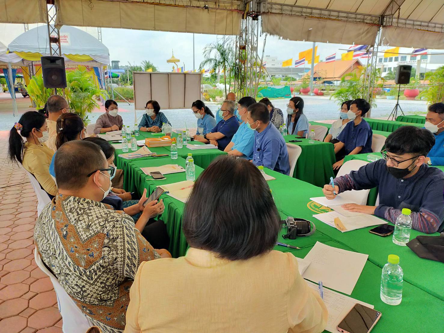 ???? พช.สมุทรสาคร ร่วมกับสำนักเลขานุการกรม ดำเนินการประชุมคณะกรรมการ และคณะทำงานดำเนินงานพิธีถวายผ้าพระกฐินพระราชทานกรมการพัฒนาชุมชน ประจำปีพุทธศักราช พ.ศ. 2565 จังหวัดสมุทรสาคร ????  วันที่ 28 ตุลาคม 2565 เวลา 10.00 น. ณ วัดเจษฎาราม พระอารามหลวง ตำบลมหาชัย อำเภอเมืองสมุทรสาคร จังหวัดสมุทรสาคร  ภายใต้กำกับดูแลของนายณรงค์ รักร้อย ผู้ว่าราชการจังหวัดสมุทรสาคร โดยนางศลิษา ม่วงใหม่ พัฒนาการจังหวัดสมุทรสาคร และนางสาวสุขนันทิพย์ ศรีสมวงษ์ เลขานุการกรม พร้อมคณะ ร่วมดำเนินการประชุมคณะกรรมการ และคณะทำงานดำเนินงานพิธีถวายผ้าพระกฐินพระราชทานกรมการพัฒนาชุมชน ประจำปีพุทธศักราช พ.ศ. 2565 จังหวัดสมุทรสาคร เพื่อเตรียมการดำเนินงานให้เป็นไปด้วยความเรียบร้อยและบรรลุวัตถุประสงค์  #SMART SK # โคกหนองนา #โคกหนองนาโมเดล #โคกหนองนาพัฒนาชุมชน #World soil Day #World soil Day CDD #UNFAO #SEPtoSDGs #SDGforAll@kmit #ปิดหมู่บ้าน 3 เดือนพวกเราอยู่ได้ #108อาชีพแก้จนพัฒนาคนทุกช่วงวัย wecareaboutyou #Changeforgood ? ภาพ/ข่าว…ทีมงานสารสนเทศการพัฒนาชุมชน พช.สมุทรสาคร