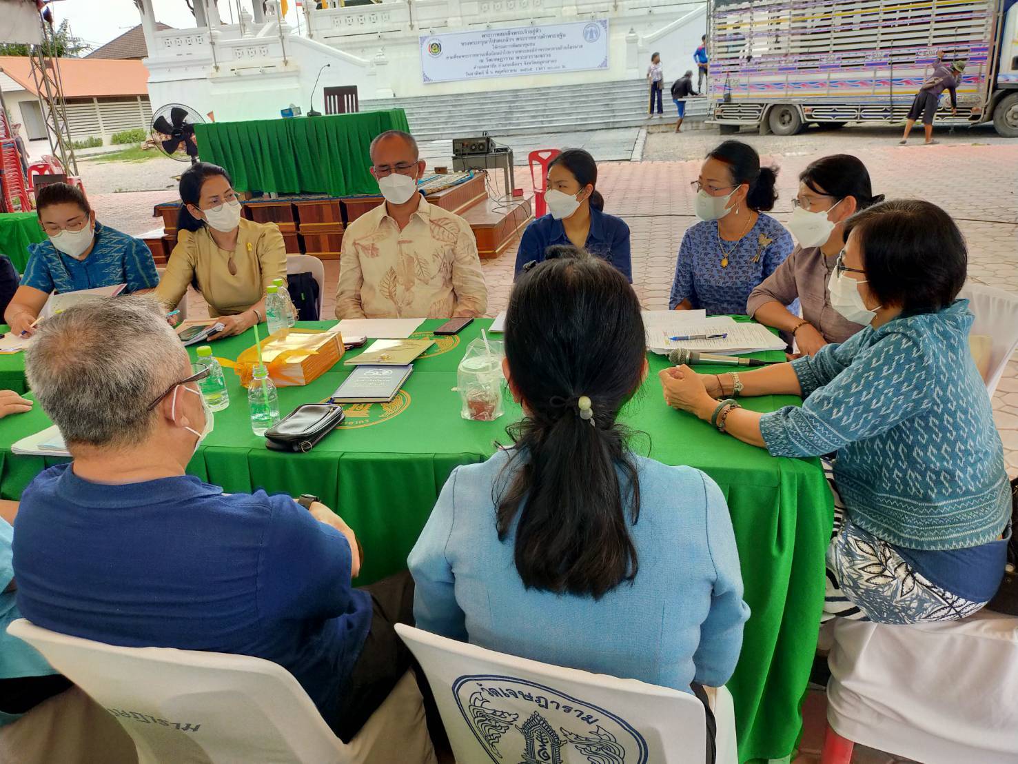 ???? พช.สมุทรสาคร ร่วมกับสำนักเลขานุการกรม ดำเนินการประชุมคณะกรรมการ และคณะทำงานดำเนินงานพิธีถวายผ้าพระกฐินพระราชทานกรมการพัฒนาชุมชน ประจำปีพุทธศักราช พ.ศ. 2565 จังหวัดสมุทรสาคร ????  วันที่ 28 ตุลาคม 2565 เวลา 10.00 น. ณ วัดเจษฎาราม พระอารามหลวง ตำบลมหาชัย อำเภอเมืองสมุทรสาคร จังหวัดสมุทรสาคร  ภายใต้กำกับดูแลของนายณรงค์ รักร้อย ผู้ว่าราชการจังหวัดสมุทรสาคร โดยนางศลิษา ม่วงใหม่ พัฒนาการจังหวัดสมุทรสาคร และนางสาวสุขนันทิพย์ ศรีสมวงษ์ เลขานุการกรม พร้อมคณะ ร่วมดำเนินการประชุมคณะกรรมการ และคณะทำงานดำเนินงานพิธีถวายผ้าพระกฐินพระราชทานกรมการพัฒนาชุมชน ประจำปีพุทธศักราช พ.ศ. 2565 จังหวัดสมุทรสาคร เพื่อเตรียมการดำเนินงานให้เป็นไปด้วยความเรียบร้อยและบรรลุวัตถุประสงค์  #SMART SK # โคกหนองนา #โคกหนองนาโมเดล #โคกหนองนาพัฒนาชุมชน #World soil Day #World soil Day CDD #UNFAO #SEPtoSDGs #SDGforAll@kmit #ปิดหมู่บ้าน 3 เดือนพวกเราอยู่ได้ #108อาชีพแก้จนพัฒนาคนทุกช่วงวัย wecareaboutyou #Changeforgood ? ภาพ/ข่าว…ทีมงานสารสนเทศการพัฒนาชุมชน พช.สมุทรสาคร