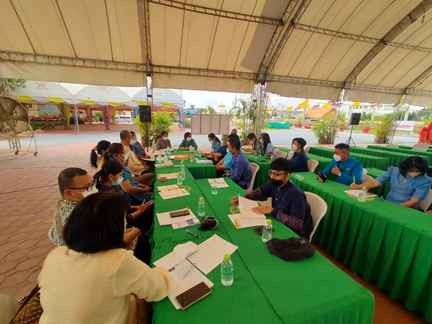 ???? พช.สมุทรสาคร ร่วมกับสำนักเลขานุการกรม ดำเนินการประชุมคณะกรรมการ และคณะทำงานดำเนินงานพิธีถวายผ้าพระกฐินพระราชทานกรมการพัฒนาชุมชน ประจำปีพุทธศักราช พ.ศ. 2565 จังหวัดสมุทรสาคร ????  วันที่ 28 ตุลาคม 2565 เวลา 10.00 น. ณ วัดเจษฎาราม พระอารามหลวง ตำบลมหาชัย อำเภอเมืองสมุทรสาคร จังหวัดสมุทรสาคร  ภายใต้กำกับดูแลของนายณรงค์ รักร้อย ผู้ว่าราชการจังหวัดสมุทรสาคร โดยนางศลิษา ม่วงใหม่ พัฒนาการจังหวัดสมุทรสาคร และนางสาวสุขนันทิพย์ ศรีสมวงษ์ เลขานุการกรม พร้อมคณะ ร่วมดำเนินการประชุมคณะกรรมการ และคณะทำงานดำเนินงานพิธีถวายผ้าพระกฐินพระราชทานกรมการพัฒนาชุมชน ประจำปีพุทธศักราช พ.ศ. 2565 จังหวัดสมุทรสาคร เพื่อเตรียมการดำเนินงานให้เป็นไปด้วยความเรียบร้อยและบรรลุวัตถุประสงค์  #SMART SK # โคกหนองนา #โคกหนองนาโมเดล #โคกหนองนาพัฒนาชุมชน #World soil Day #World soil Day CDD #UNFAO #SEPtoSDGs #SDGforAll@kmit #ปิดหมู่บ้าน 3 เดือนพวกเราอยู่ได้ #108อาชีพแก้จนพัฒนาคนทุกช่วงวัย wecareaboutyou #Changeforgood ? ภาพ/ข่าว…ทีมงานสารสนเทศการพัฒนาชุมชน พช.สมุทรสาคร