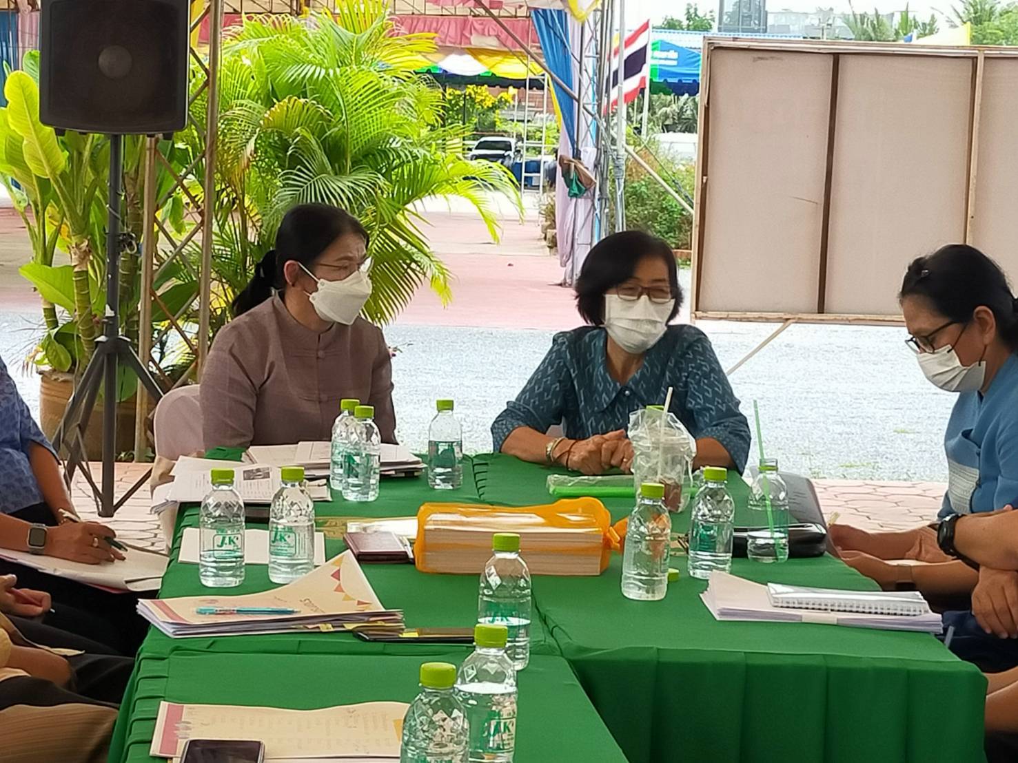 ???? พช.สมุทรสาคร ร่วมกับสำนักเลขานุการกรม ดำเนินการประชุมคณะกรรมการ และคณะทำงานดำเนินงานพิธีถวายผ้าพระกฐินพระราชทานกรมการพัฒนาชุมชน ประจำปีพุทธศักราช พ.ศ. 2565 จังหวัดสมุทรสาคร ????  วันที่ 28 ตุลาคม 2565 เวลา 10.00 น. ณ วัดเจษฎาราม พระอารามหลวง ตำบลมหาชัย อำเภอเมืองสมุทรสาคร จังหวัดสมุทรสาคร  ภายใต้กำกับดูแลของนายณรงค์ รักร้อย ผู้ว่าราชการจังหวัดสมุทรสาคร โดยนางศลิษา ม่วงใหม่ พัฒนาการจังหวัดสมุทรสาคร และนางสาวสุขนันทิพย์ ศรีสมวงษ์ เลขานุการกรม พร้อมคณะ ร่วมดำเนินการประชุมคณะกรรมการ และคณะทำงานดำเนินงานพิธีถวายผ้าพระกฐินพระราชทานกรมการพัฒนาชุมชน ประจำปีพุทธศักราช พ.ศ. 2565 จังหวัดสมุทรสาคร เพื่อเตรียมการดำเนินงานให้เป็นไปด้วยความเรียบร้อยและบรรลุวัตถุประสงค์  #SMART SK # โคกหนองนา #โคกหนองนาโมเดล #โคกหนองนาพัฒนาชุมชน #World soil Day #World soil Day CDD #UNFAO #SEPtoSDGs #SDGforAll@kmit #ปิดหมู่บ้าน 3 เดือนพวกเราอยู่ได้ #108อาชีพแก้จนพัฒนาคนทุกช่วงวัย wecareaboutyou #Changeforgood ? ภาพ/ข่าว…ทีมงานสารสนเทศการพัฒนาชุมชน พช.สมุทรสาคร