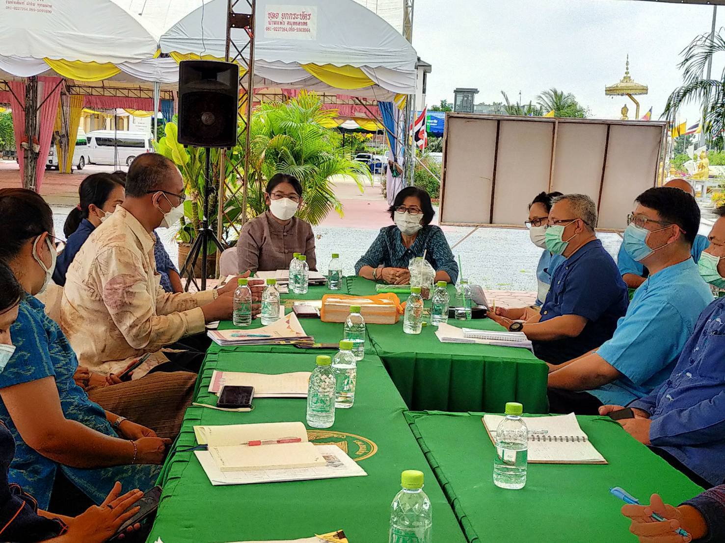 ???? พช.สมุทรสาคร ร่วมกับสำนักเลขานุการกรม ดำเนินการประชุมคณะกรรมการ และคณะทำงานดำเนินงานพิธีถวายผ้าพระกฐินพระราชทานกรมการพัฒนาชุมชน ประจำปีพุทธศักราช พ.ศ. 2565 จังหวัดสมุทรสาคร ????  วันที่ 28 ตุลาคม 2565 เวลา 10.00 น. ณ วัดเจษฎาราม พระอารามหลวง ตำบลมหาชัย อำเภอเมืองสมุทรสาคร จังหวัดสมุทรสาคร  ภายใต้กำกับดูแลของนายณรงค์ รักร้อย ผู้ว่าราชการจังหวัดสมุทรสาคร โดยนางศลิษา ม่วงใหม่ พัฒนาการจังหวัดสมุทรสาคร และนางสาวสุขนันทิพย์ ศรีสมวงษ์ เลขานุการกรม พร้อมคณะ ร่วมดำเนินการประชุมคณะกรรมการ และคณะทำงานดำเนินงานพิธีถวายผ้าพระกฐินพระราชทานกรมการพัฒนาชุมชน ประจำปีพุทธศักราช พ.ศ. 2565 จังหวัดสมุทรสาคร เพื่อเตรียมการดำเนินงานให้เป็นไปด้วยความเรียบร้อยและบรรลุวัตถุประสงค์  #SMART SK # โคกหนองนา #โคกหนองนาโมเดล #โคกหนองนาพัฒนาชุมชน #World soil Day #World soil Day CDD #UNFAO #SEPtoSDGs #SDGforAll@kmit #ปิดหมู่บ้าน 3 เดือนพวกเราอยู่ได้ #108อาชีพแก้จนพัฒนาคนทุกช่วงวัย wecareaboutyou #Changeforgood ? ภาพ/ข่าว…ทีมงานสารสนเทศการพัฒนาชุมชน พช.สมุทรสาคร