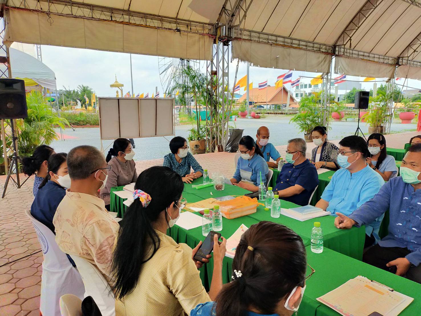 ???? พช.สมุทรสาคร ร่วมกับสำนักเลขานุการกรม ดำเนินการประชุมคณะกรรมการ และคณะทำงานดำเนินงานพิธีถวายผ้าพระกฐินพระราชทานกรมการพัฒนาชุมชน ประจำปีพุทธศักราช พ.ศ. 2565 จังหวัดสมุทรสาคร ????  วันที่ 28 ตุลาคม 2565 เวลา 10.00 น. ณ วัดเจษฎาราม พระอารามหลวง ตำบลมหาชัย อำเภอเมืองสมุทรสาคร จังหวัดสมุทรสาคร  ภายใต้กำกับดูแลของนายณรงค์ รักร้อย ผู้ว่าราชการจังหวัดสมุทรสาคร โดยนางศลิษา ม่วงใหม่ พัฒนาการจังหวัดสมุทรสาคร และนางสาวสุขนันทิพย์ ศรีสมวงษ์ เลขานุการกรม พร้อมคณะ ร่วมดำเนินการประชุมคณะกรรมการ และคณะทำงานดำเนินงานพิธีถวายผ้าพระกฐินพระราชทานกรมการพัฒนาชุมชน ประจำปีพุทธศักราช พ.ศ. 2565 จังหวัดสมุทรสาคร เพื่อเตรียมการดำเนินงานให้เป็นไปด้วยความเรียบร้อยและบรรลุวัตถุประสงค์  #SMART SK # โคกหนองนา #โคกหนองนาโมเดล #โคกหนองนาพัฒนาชุมชน #World soil Day #World soil Day CDD #UNFAO #SEPtoSDGs #SDGforAll@kmit #ปิดหมู่บ้าน 3 เดือนพวกเราอยู่ได้ #108อาชีพแก้จนพัฒนาคนทุกช่วงวัย wecareaboutyou #Changeforgood ? ภาพ/ข่าว…ทีมงานสารสนเทศการพัฒนาชุมชน พช.สมุทรสาคร