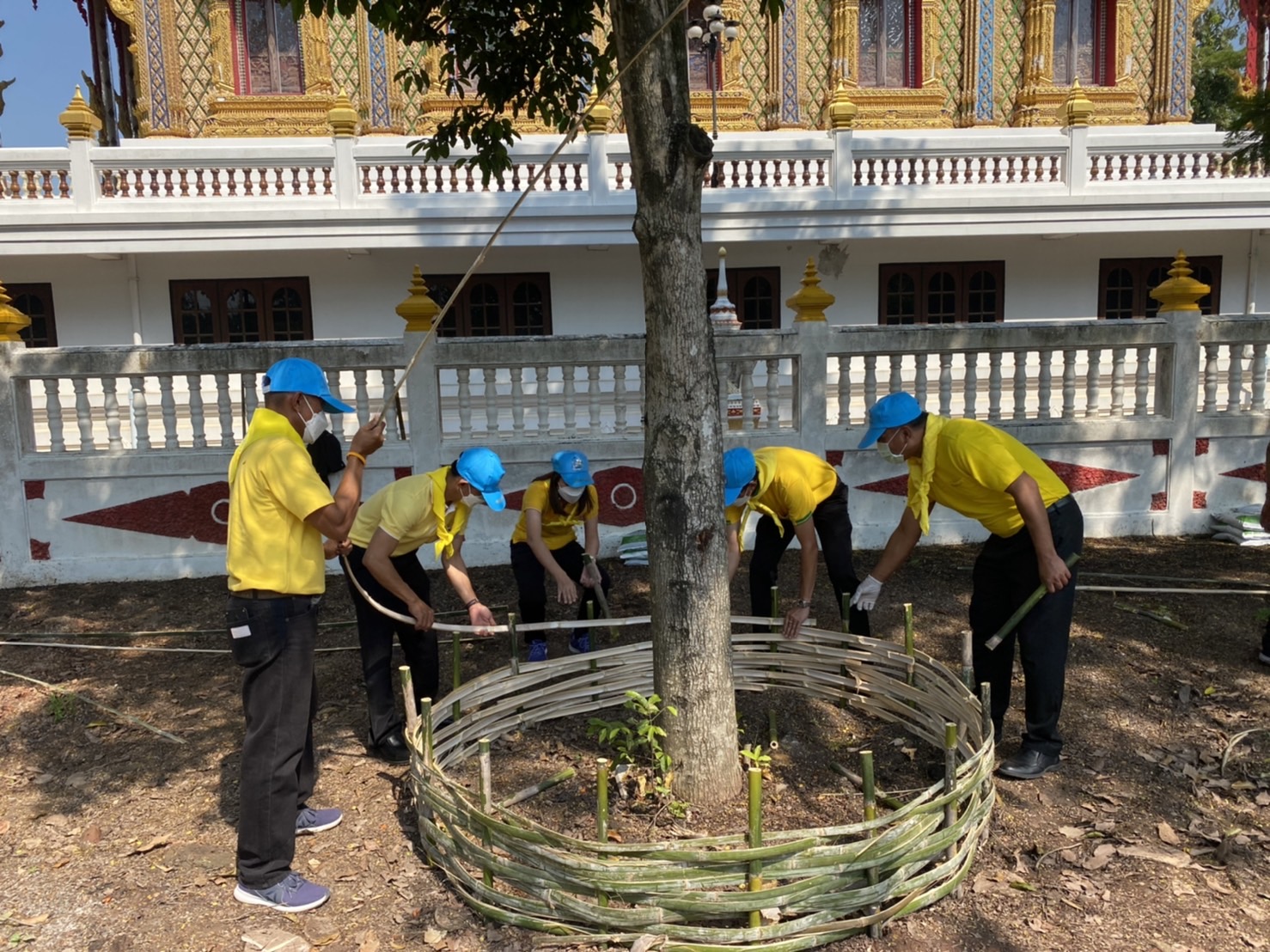 ???? พช.สมุทรสาคร….ร่วมกิจกรรมจิตอาสาพัฒนาปรับปรุงภูมิทัศน์ศาสนสถานเนื่องในวันคล้ายพระบรมราชสมภพพระบาทสมเด็จพระปรเมนทรมหามงกุฎฯ พระจอมเกล้าเจ้าอยู่หัว????       วันที่ 18 ตุลาคม 2565  เวลา 10.00 น. ณ วัดธรรมเจดีย์ศรีพิพัฒน์ ตำบลบ้านแพ้ว อำเภอบ้านแพ้ว จังหวัดสมุทรสาคร นายณรงค์ รักร้อย ผู้ว่าราชการจังหวัดสมุทรสาคร ประธานในพิธี พร้อมด้วย รองผู้ว่าราชการจังหวัดสมุทรสาคร หัวหน้าส่วนราชการ กลุ่ม องค์กร และประชาชน ดำเนินการกิจกรรมจิตอาสาพัฒนาปรับปรุงภูมิทัศน์ศาสนสถานเนื่องในวันคล้ายพระบรมราชสมภพพระบาทสมเด็จพระปรเมนทรมหามงกุฎฯ พระจอมเกล้าเจ้าอยู่หัว โดยนางศลิษา ม่วงใหม่ พัฒนาการจังหวัดสมุทรสาคร นายกิตติเชษฐ์ ทุ่งสะโร ผู้อำนวยการกลุ่มงานส่งเสริมการพัฒนาชุมชน พร้อมเจ้าหน้าที่พัฒนาชุมชนจังหวัด  เข้าร่วมกิจกรรมจิตอาสาพัฒนาปรับปรุงภูมิทัศน์ศาสนสถานฯ โดยพร้อมเพรียงกัน   #SMART SK   # โคกหนองนา #โคกหนองนาโมเดล #โคกหนองนาพัฒนาชุมชน #World soil Day #World soil Day CDD #UNFAO #SEPtoSDGs #SDGforAll@kmit #ปิดหมู่บ้าน 3 เดือนพวกเราอยู่ได้ #108อาชีพแก้จนพัฒนาคนทุกช่วงวัย wecareaboutyou #Changeforgood   ? ภาพ/ข่าว…ทีมงานสารสนเทศการพัฒนาชุมชน พช.สมุทรสาคร