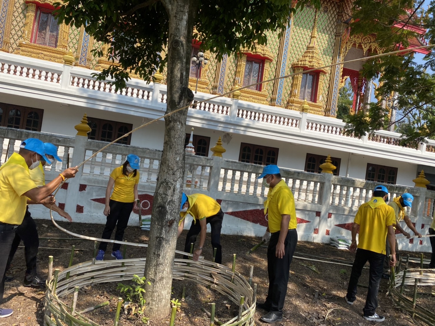 ???? พช.สมุทรสาคร….ร่วมกิจกรรมจิตอาสาพัฒนาปรับปรุงภูมิทัศน์ศาสนสถานเนื่องในวันคล้ายพระบรมราชสมภพพระบาทสมเด็จพระปรเมนทรมหามงกุฎฯ พระจอมเกล้าเจ้าอยู่หัว????       วันที่ 18 ตุลาคม 2565  เวลา 10.00 น. ณ วัดธรรมเจดีย์ศรีพิพัฒน์ ตำบลบ้านแพ้ว อำเภอบ้านแพ้ว จังหวัดสมุทรสาคร นายณรงค์ รักร้อย ผู้ว่าราชการจังหวัดสมุทรสาคร ประธานในพิธี พร้อมด้วย รองผู้ว่าราชการจังหวัดสมุทรสาคร หัวหน้าส่วนราชการ กลุ่ม องค์กร และประชาชน ดำเนินการกิจกรรมจิตอาสาพัฒนาปรับปรุงภูมิทัศน์ศาสนสถานเนื่องในวันคล้ายพระบรมราชสมภพพระบาทสมเด็จพระปรเมนทรมหามงกุฎฯ พระจอมเกล้าเจ้าอยู่หัว โดยนางศลิษา ม่วงใหม่ พัฒนาการจังหวัดสมุทรสาคร นายกิตติเชษฐ์ ทุ่งสะโร ผู้อำนวยการกลุ่มงานส่งเสริมการพัฒนาชุมชน พร้อมเจ้าหน้าที่พัฒนาชุมชนจังหวัด  เข้าร่วมกิจกรรมจิตอาสาพัฒนาปรับปรุงภูมิทัศน์ศาสนสถานฯ โดยพร้อมเพรียงกัน   #SMART SK   # โคกหนองนา #โคกหนองนาโมเดล #โคกหนองนาพัฒนาชุมชน #World soil Day #World soil Day CDD #UNFAO #SEPtoSDGs #SDGforAll@kmit #ปิดหมู่บ้าน 3 เดือนพวกเราอยู่ได้ #108อาชีพแก้จนพัฒนาคนทุกช่วงวัย wecareaboutyou #Changeforgood   ? ภาพ/ข่าว…ทีมงานสารสนเทศการพัฒนาชุมชน พช.สมุทรสาคร