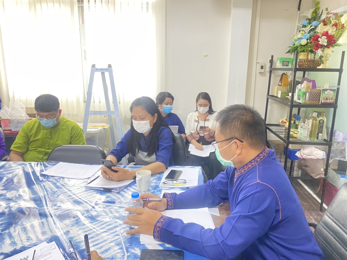 ???? พช.สมุทรสาคร ประชุมคณะกรรมการ และคณะทำงานดำเนินงานพิธีถวายผ้าพระกฐินพระราชทานกรมการพัฒนาชุมชน ประจำปีพุทธศักราช พ.ศ. 2565 จังหวัดสมุทรสาคร ????  วันที่ 19 ตุลาคม 2565 เวลา 13.00 น. ณ ห้องประชุมสำนักงานพัฒนาชุมชนจังหวัดสมุทรสาคร ชั้น 2 ศาลากลางจังหวัดสมุทรสาคร  ภายใต้กำกับดูแลของนายณรงค์ รักร้อย ผู้ว่าราชการจังหวัดสมุทรสาคร โดยนางศลิษา ม่วงใหม่ พัฒนาการจังหวัดสมุทรสาคร ดำเนินการประชุมคณะกรรมการ และคณะทำงานดำเนินงานพิธีถวายผ้าพระกฐินพระราชทานกรมการพัฒนาชุมชน ประจำปีพุทธศักราช พ.ศ. 2565 จังหวัดสมุทรสาคร เพื่อเตรียมการดำเนินงานให้เป็นไปด้วยความเรียบร้อยและบรรลุวัตถุประสงค์  #SMART SK # โคกหนองนา #โคกหนองนาโมเดล #โคกหนองนาพัฒนาชุมชน #World soil Day #World soil Day CDD #UNFAO #SEPtoSDGs #SDGforAll@kmit #ปิดหมู่บ้าน 3 เดือนพวกเราอยู่ได้ #108อาชีพแก้จนพัฒนาคนทุกช่วงวัย wecareaboutyou #Changeforgood ? ภาพ/ข่าว…ทีมงานสารสนเทศการพัฒนาชุมชน พช.สมุทรสาคร