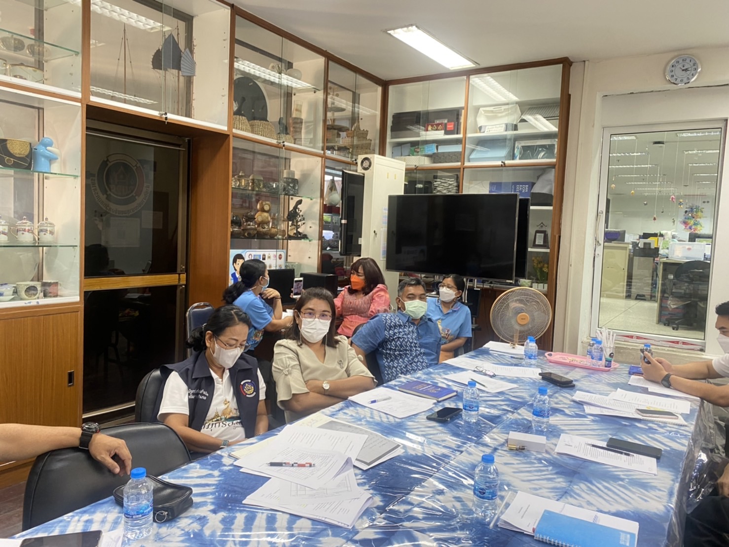 ???? พช.สมุทรสาคร ประชุมคณะกรรมการ และคณะทำงานดำเนินงานพิธีถวายผ้าพระกฐินพระราชทานกรมการพัฒนาชุมชน ประจำปีพุทธศักราช พ.ศ. 2565 จังหวัดสมุทรสาคร ????  วันที่ 19 ตุลาคม 2565 เวลา 13.00 น. ณ ห้องประชุมสำนักงานพัฒนาชุมชนจังหวัดสมุทรสาคร ชั้น 2 ศาลากลางจังหวัดสมุทรสาคร  ภายใต้กำกับดูแลของนายณรงค์ รักร้อย ผู้ว่าราชการจังหวัดสมุทรสาคร โดยนางศลิษา ม่วงใหม่ พัฒนาการจังหวัดสมุทรสาคร ดำเนินการประชุมคณะกรรมการ และคณะทำงานดำเนินงานพิธีถวายผ้าพระกฐินพระราชทานกรมการพัฒนาชุมชน ประจำปีพุทธศักราช พ.ศ. 2565 จังหวัดสมุทรสาคร เพื่อเตรียมการดำเนินงานให้เป็นไปด้วยความเรียบร้อยและบรรลุวัตถุประสงค์  #SMART SK # โคกหนองนา #โคกหนองนาโมเดล #โคกหนองนาพัฒนาชุมชน #World soil Day #World soil Day CDD #UNFAO #SEPtoSDGs #SDGforAll@kmit #ปิดหมู่บ้าน 3 เดือนพวกเราอยู่ได้ #108อาชีพแก้จนพัฒนาคนทุกช่วงวัย wecareaboutyou #Changeforgood ? ภาพ/ข่าว…ทีมงานสารสนเทศการพัฒนาชุมชน พช.สมุทรสาคร