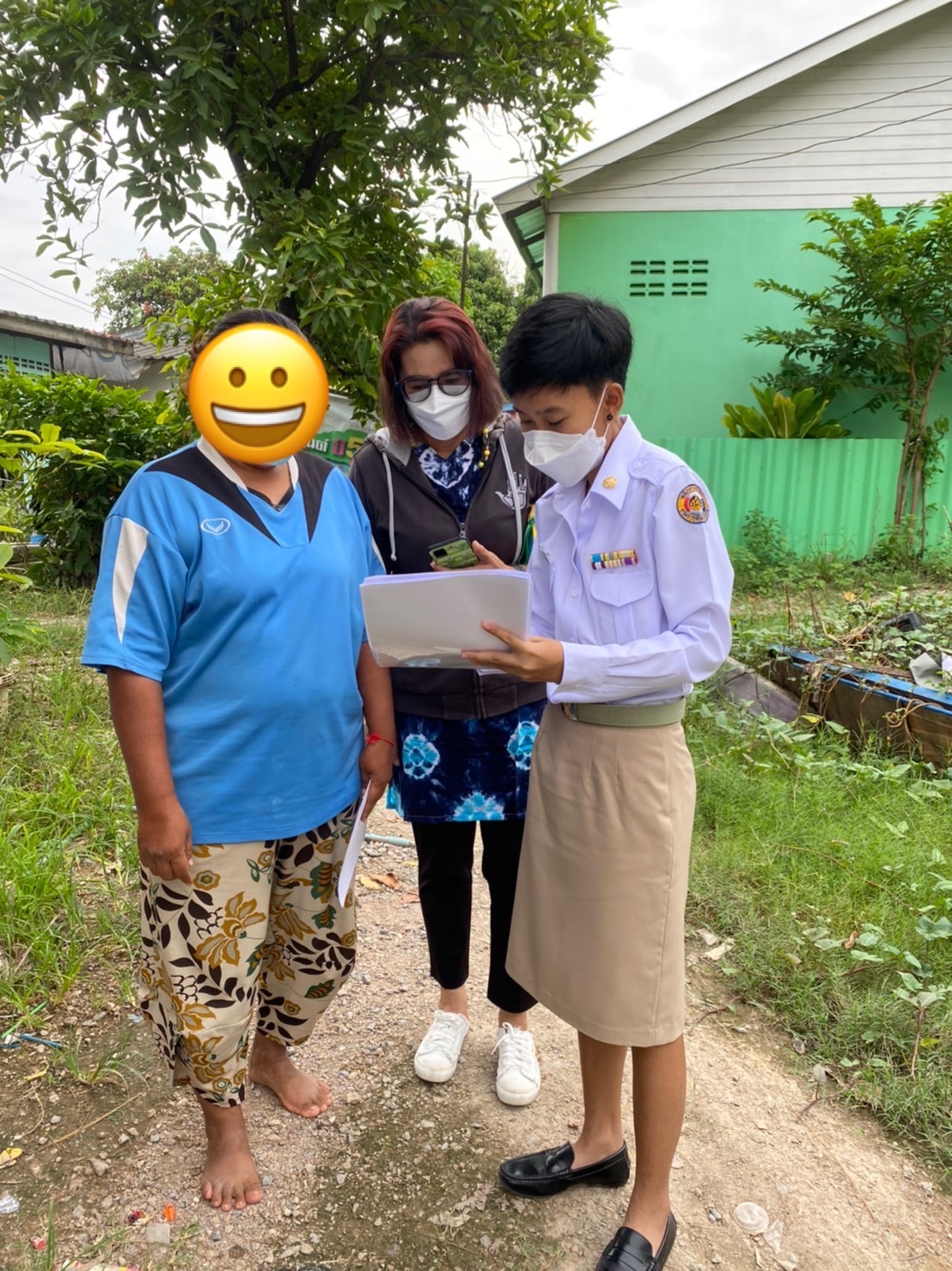 ????  พช.สมุทรสาคร  ขับเคลื่อนกิจกรรมพัฒนาชุมชน ประจำปีงบประมาณ พ.ศ. 2566 ????   วันที่ 17-18 ตุลาคม 2565 ได้ดำเนินการภายใต้การกำกับดูแลของนายณรงค์ รักร้อย ผู้ว่าราชการจังหวัดสมุทรสาคร สำนักงานพัฒนาชุมชนจังหวัดสมุทรสาคร ได้ดำเนินการขับเคลื่อนกิจกรรมพัฒนาชุมชน ประจำปีงบประมาณ พ.ศ. 2566        ?1.พื้นที่อำเภอเมืองสมุทรสาคร ณ  ตำบลนาดี  ตำบลบางน้ำจืด ตำบลบางโทรัด อำเภอเมืองสมุทรสาคร โดยร้อยตรีประพันธ์ ถึกสกุล นายอำเภอเมืองสมุทรสาคร มอบหมายให้นางณัฐภรณ์ ก่อนกำเนิด พัฒนาการอำเภอเมืองสมุทรสาคร พร้อมเจ้าหน้าที่พัฒนาชุมชนอำเภอเมืองสมุทรสาคร ดำเนินการติดตามการดำเนินงานกองทุนพัฒนาบทบาทสตรี เพื่อยืนยันยอดชำระหนี้ และชี้แจงวิธีการชำระเงินคืน เพื่อป้องกันปัญหาหนี้เกินกำหนดชำระคืน และ ณ ตำบลบางกระเจ้า ตำบลนาโคก อำเภอเมืองสมุทรสาคร ดำเนินการมอบทุนอุปการะเด็กของกองทุนพัฒนาเด็กชนบท ในพระราชูปถัมภ์สมเด็จพระเทพรัตนราชสุดาฯ สยามบรมราชกุมารี        ?2. พื้นที่อำเภอกระทุ่มแบน ณ ห้องประชุมสำนักงานพัฒนาชุมชนอำเภอกระทุ่มแบน นายบรรพต จันทรวงษ์ นายอำเภอกระทุ่มแบน  มอบหมายให้นายอรรถพงศ์ สงวนเดือน พัฒนาการอำเภอกระทุ่มแบน พร้อมด้วยเจ้าหน้าที่พัฒนาชุมชนอำเภอกระทุ่มแบน ดำเนินการติดตามการดำเนินงานกองทุนพัฒนาบทบาทสตรี เพื่อยืนยันยอดชำระหนี้ และชี้แจงวิธีการชำระเงินคืน เพื่อป้องกันปัญหาหนี้เกินกำหนดชำระคืน       ?3. พื้นที่อำเภอบ้านแพ้ว ณ ตำบลบ้านแพ้ว ตำบลหนองบัว และตำบลอำแพง อำเภอบ้านแพ้ว นายพิรุณโรจน์ นาคดนตรี นายอำเภอบ้านแพ้ว มอบหมายให้นายมโณ บุญวรรโณ พัฒนาการอำเภอบ้านแพ้ว พร้อมด้วยเจ้าหน้าที่พัฒนาชุมชนอำเภอบ้านแพ้ว ดำเนินการติดตามการดำเนินงานกองทุนพัฒนาบทบาทสตรี เพื่อยืนยันยอดชำระหนี้ และชี้แจงวิธีการชำระเงินคืน เพื่อป้องกันปัญหาหนี้เกินกำหนดชำระคืน       #SMART SK  #โคกหนองนา #โคกหนองนาโมเดล #โคกหนองนาพัฒนาชุมชน #World soil Day #World soil Day CDD #UNFAO #SEPtoSDGs #SDGforAll@kmit #ปิดหมู่บ้าน 3 เดือนพวกเราอยู่ได้ #108อาชีพแก้จนพัฒนาคนทุกช่วงวัย wecareaboutyou #Changeforgood  ? ภาพ/ข่าว…ทีมงาน พช.อำเภอเมืองสมุทรสาคร/พช.อำเภอกระทุ่มแบน/พช.อำเภอบ้านแพ้ว