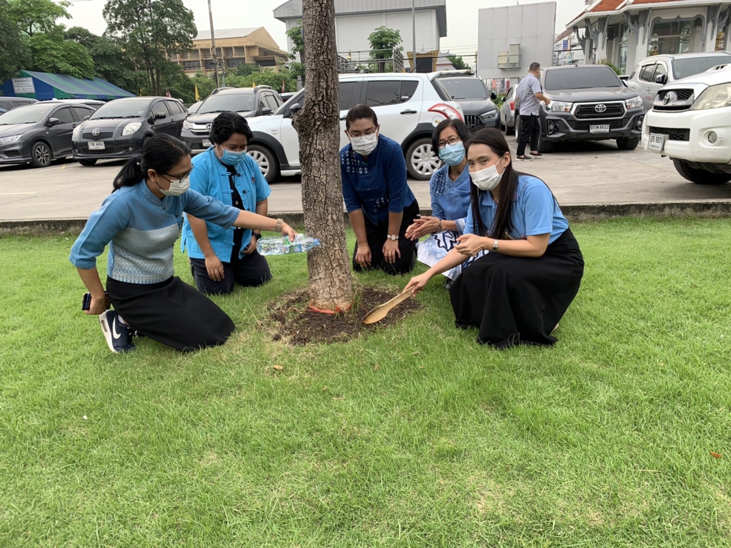 ???? พช.สมุทรสาคร….ร่วมกิจกรรมวันรักต้นไม้ประจำปีของชาติ พ.ศ.2565 จังหวัดสมุทรสาคร???? วันที่ 21 ตุลาคม 2565 เวลา 08.00 น. ณ ลานสาครบุรี ศาลากลางจังหวัดสมุทรสาคร นายณรงค์ รักร้อย ผู้ว่าราชการจังหวัดสมุทรสาคร ประธานในพิธี พร้อมด้วย รองผู้ว่าราชการจังหวัดสมุทรสาคร หัวหน้าส่วนราชการ เจ้าหน้าที่ และประชาชน ดำเนินกิจกรรมวันรักต้นไม้ประจำปีของชาติ พ.ศ.2565 จังหวัดสมุทรสาคร โดยนางศลิษา ม่วงใหม่ พัฒนาการจังหวัดสมุทรสาคร นางปวีณรัตน์ บุตรวงศ์ ผู้อำนวยการกลุ่มงานประสานและสนับสนุนการบริหารงานพัฒนาชุมชน พร้อมเจ้าหน้าที่พัฒนาชุมชนจังหวัด ร่วมกิจกรรมพรวนดิน ใส่ปุ๋ย และรดน้ำต้นไม้ บริเวณรอบลานจอดรถด้านหน้าศาลากลางจังหวัดสมุทรสาคร โดยพร้อมเพรียงกัน  #SMART SK # โคกหนองนา #โคกหนองนาโมเดล #โคกหนองนาพัฒนาชุมชน #World soil Day #World soil Day CDD #UNFAO #SEPtoSDGs #SDGforAll@kmit #ปิดหมู่บ้าน 3 เดือนพวกเราอยู่ได้ #108อาชีพแก้จนพัฒนาคนทุกช่วงวัย wecareaboutyou #Changeforgood ? ภาพ/ข่าว…ทีมงานสารสนเทศการพัฒนาชุมชน พช.สมุทรสาคร