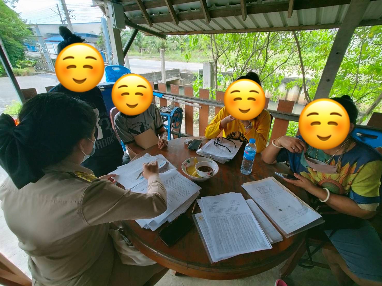 ????  พช.สมุทรสาคร  ขับเคลื่อนกิจกรรมพัฒนาชุมชน ประจำปีงบประมาณ พ.ศ. 2566 ????   วันที่ 17-18 ตุลาคม 2565 ได้ดำเนินการภายใต้การกำกับดูแลของนายณรงค์ รักร้อย ผู้ว่าราชการจังหวัดสมุทรสาคร สำนักงานพัฒนาชุมชนจังหวัดสมุทรสาคร ได้ดำเนินการขับเคลื่อนกิจกรรมพัฒนาชุมชน ประจำปีงบประมาณ พ.ศ. 2566        ?1.พื้นที่อำเภอเมืองสมุทรสาคร ณ  ตำบลนาดี  ตำบลบางน้ำจืด ตำบลบางโทรัด อำเภอเมืองสมุทรสาคร โดยร้อยตรีประพันธ์ ถึกสกุล นายอำเภอเมืองสมุทรสาคร มอบหมายให้นางณัฐภรณ์ ก่อนกำเนิด พัฒนาการอำเภอเมืองสมุทรสาคร พร้อมเจ้าหน้าที่พัฒนาชุมชนอำเภอเมืองสมุทรสาคร ดำเนินการติดตามการดำเนินงานกองทุนพัฒนาบทบาทสตรี เพื่อยืนยันยอดชำระหนี้ และชี้แจงวิธีการชำระเงินคืน เพื่อป้องกันปัญหาหนี้เกินกำหนดชำระคืน และ ณ ตำบลบางกระเจ้า ตำบลนาโคก อำเภอเมืองสมุทรสาคร ดำเนินการมอบทุนอุปการะเด็กของกองทุนพัฒนาเด็กชนบท ในพระราชูปถัมภ์สมเด็จพระเทพรัตนราชสุดาฯ สยามบรมราชกุมารี        ?2. พื้นที่อำเภอกระทุ่มแบน ณ ห้องประชุมสำนักงานพัฒนาชุมชนอำเภอกระทุ่มแบน นายบรรพต จันทรวงษ์ นายอำเภอกระทุ่มแบน  มอบหมายให้นายอรรถพงศ์ สงวนเดือน พัฒนาการอำเภอกระทุ่มแบน พร้อมด้วยเจ้าหน้าที่พัฒนาชุมชนอำเภอกระทุ่มแบน ดำเนินการติดตามการดำเนินงานกองทุนพัฒนาบทบาทสตรี เพื่อยืนยันยอดชำระหนี้ และชี้แจงวิธีการชำระเงินคืน เพื่อป้องกันปัญหาหนี้เกินกำหนดชำระคืน       ?3. พื้นที่อำเภอบ้านแพ้ว ณ ตำบลบ้านแพ้ว ตำบลหนองบัว และตำบลอำแพง อำเภอบ้านแพ้ว นายพิรุณโรจน์ นาคดนตรี นายอำเภอบ้านแพ้ว มอบหมายให้นายมโณ บุญวรรโณ พัฒนาการอำเภอบ้านแพ้ว พร้อมด้วยเจ้าหน้าที่พัฒนาชุมชนอำเภอบ้านแพ้ว ดำเนินการติดตามการดำเนินงานกองทุนพัฒนาบทบาทสตรี เพื่อยืนยันยอดชำระหนี้ และชี้แจงวิธีการชำระเงินคืน เพื่อป้องกันปัญหาหนี้เกินกำหนดชำระคืน       #SMART SK  #โคกหนองนา #โคกหนองนาโมเดล #โคกหนองนาพัฒนาชุมชน #World soil Day #World soil Day CDD #UNFAO #SEPtoSDGs #SDGforAll@kmit #ปิดหมู่บ้าน 3 เดือนพวกเราอยู่ได้ #108อาชีพแก้จนพัฒนาคนทุกช่วงวัย wecareaboutyou #Changeforgood  ? ภาพ/ข่าว…ทีมงาน พช.อำเภอเมืองสมุทรสาคร/พช.อำเภอกระทุ่มแบน/พช.อำเภอบ้านแพ้ว