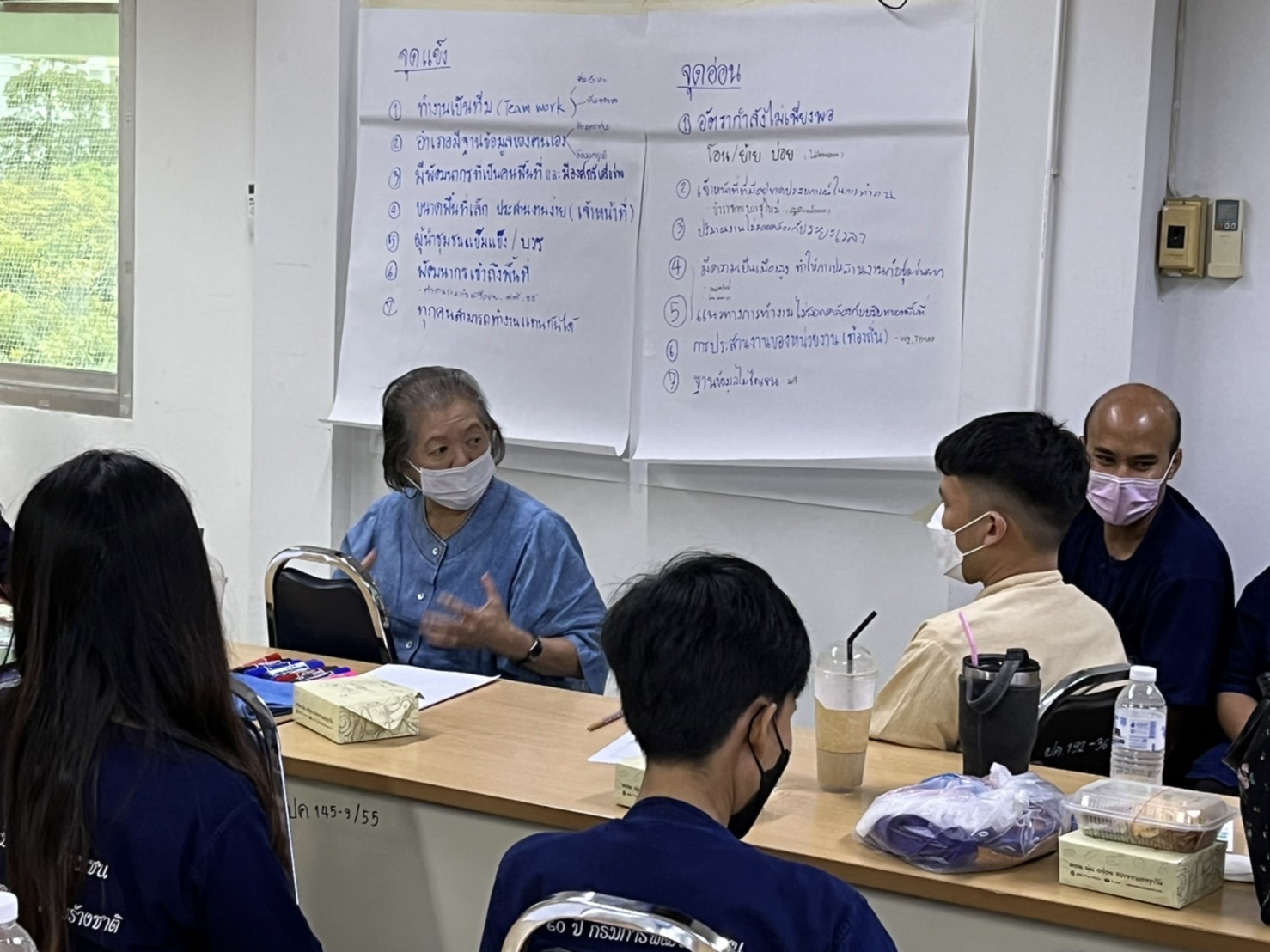 ???? พช.สมุทรสาคร ดำเนินการประชุมเชิงปฏิบัติการเจ้าหน้าที่พัฒนาชุมชนจังหวัดสมุทรสาคร ประจำปีงบประมาณ พ.ศ. 2566 “1 ปีที่ก้าวผ่าน วันวานที่บากบั่น ของพวกเราชาว พช.สมุทรสาคร”????  วันที่ 27 ตุลาคม 2565 เวลา 13.00 น. ณ ห้องประชุมอำเภอเมืองสมุทรสาคร ชั้น 3 ที่ว่าการอำเภอเมืองสมุทรสาคร จังหวัดสมุทรสาคร ภายใต้การกำกับดูแลของนายณรงค์ รักร้อย ผู้ว่าราชการจังหวัดสมุทรสาคร โดยนางศลิษา ม่วงใหม่ พัฒนาการจังหวัดสมุทรสาคร ผู้อำนวยการกลุ่มงาน พัฒนาการอำเภอ เจ้าหน้าที่พัฒนาชุมชนจังหวัด อำเภอ ร่วมประชุมเชิงปฏิบัติการเจ้าหน้าที่พัฒนาชุมชนจังหวัดสมุทรสาคร ประจำปีงบประมาณ พ.ศ. 2566 “1 ปีที่ก้าวผ่าน วันวานที่บากบั่น ของพวกเราชาว พช.สมุทรสาคร”    โดยได้รับเกียรติจาก ดร.ขนิฏฐา กาญจนรังสีนนท์ อดีตที่ปรึกษาอธิบดีกรมการพัฒนาชุมชน มาเป็นวิทยากรกระบวนการในการวิเคราะห์ผลการดำเนินงานในปีงบประมาณ พ.ศ.2565 และวางแผนขับเคลื่อนกิจกรรมพัฒนาชุมชน ปีงบประมาณ พ.ศ.2566 ของสำนักงานพัฒนาชุมชนจังหวัดสมุทรสาคร เพื่อให้สามารถบรรลุเป้าหมายของกรมการพัฒนาชุมชน ต่อไป  #SMART SK # โคกหนองนา #โคกหนองนาโมเดล #โคกหนองนาพัฒนาชุมชน #World soil Day #World soil Day CDD #UNFAO #SEPtoSDGs #SDGforAll@kmit #ปิดหมู่บ้าน 3 เดือนพวกเราอยู่ได้ #108อาชีพแก้จนพัฒนาคนทุกช่วงวัย wecareaboutyou #Changeforgood ? ภาพ/ข่าว…ทีมงานสารสนเทศการพัฒนาชุมชน พช.สมุทรสาคร