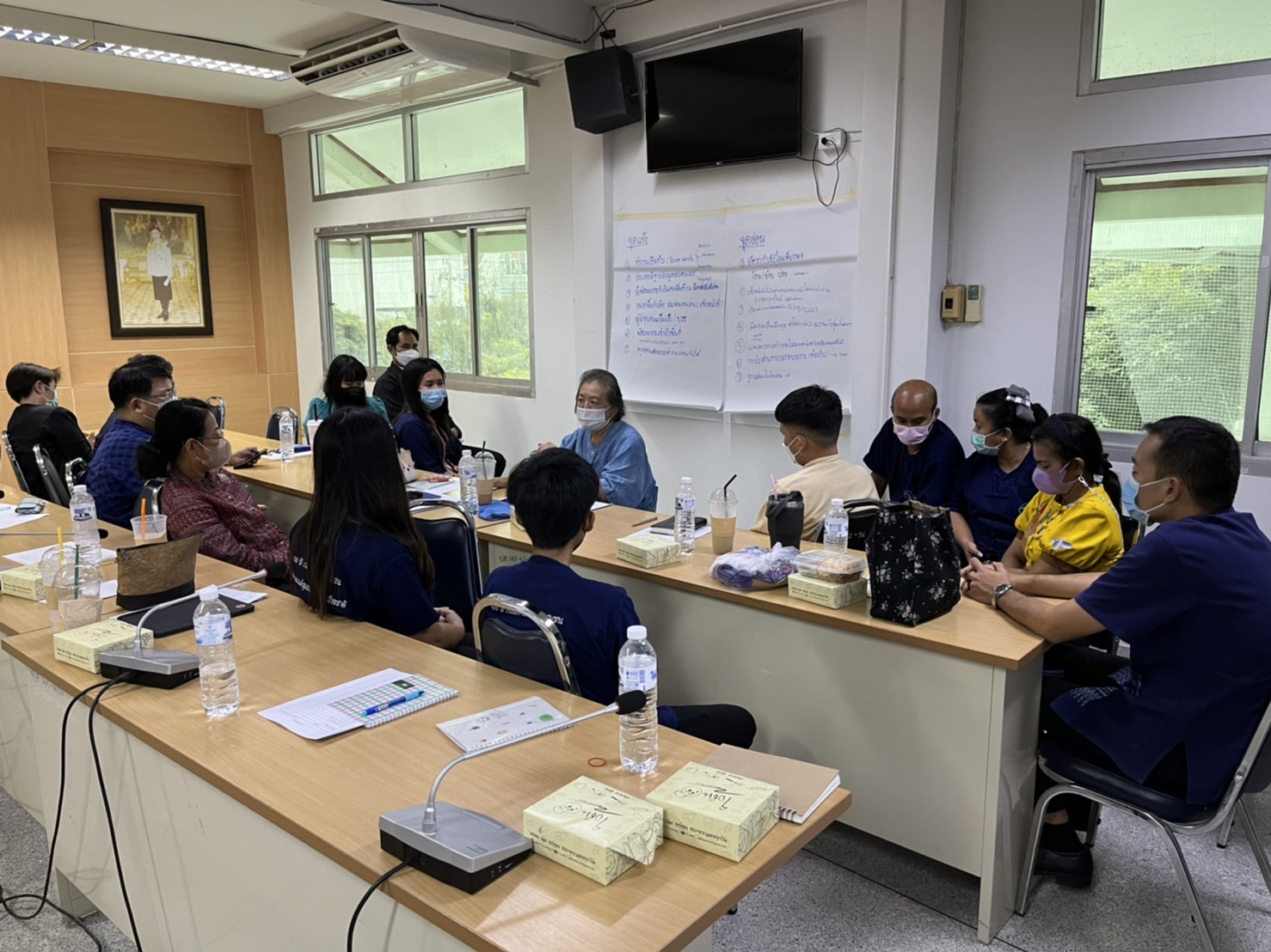 ???? พช.สมุทรสาคร ดำเนินการประชุมเชิงปฏิบัติการเจ้าหน้าที่พัฒนาชุมชนจังหวัดสมุทรสาคร ประจำปีงบประมาณ พ.ศ. 2566 “1 ปีที่ก้าวผ่าน วันวานที่บากบั่น ของพวกเราชาว พช.สมุทรสาคร”????  วันที่ 27 ตุลาคม 2565 เวลา 13.00 น. ณ ห้องประชุมอำเภอเมืองสมุทรสาคร ชั้น 3 ที่ว่าการอำเภอเมืองสมุทรสาคร จังหวัดสมุทรสาคร ภายใต้การกำกับดูแลของนายณรงค์ รักร้อย ผู้ว่าราชการจังหวัดสมุทรสาคร โดยนางศลิษา ม่วงใหม่ พัฒนาการจังหวัดสมุทรสาคร ผู้อำนวยการกลุ่มงาน พัฒนาการอำเภอ เจ้าหน้าที่พัฒนาชุมชนจังหวัด อำเภอ ร่วมประชุมเชิงปฏิบัติการเจ้าหน้าที่พัฒนาชุมชนจังหวัดสมุทรสาคร ประจำปีงบประมาณ พ.ศ. 2566 “1 ปีที่ก้าวผ่าน วันวานที่บากบั่น ของพวกเราชาว พช.สมุทรสาคร”    โดยได้รับเกียรติจาก ดร.ขนิฏฐา กาญจนรังสีนนท์ อดีตที่ปรึกษาอธิบดีกรมการพัฒนาชุมชน มาเป็นวิทยากรกระบวนการในการวิเคราะห์ผลการดำเนินงานในปีงบประมาณ พ.ศ.2565 และวางแผนขับเคลื่อนกิจกรรมพัฒนาชุมชน ปีงบประมาณ พ.ศ.2566 ของสำนักงานพัฒนาชุมชนจังหวัดสมุทรสาคร เพื่อให้สามารถบรรลุเป้าหมายของกรมการพัฒนาชุมชน ต่อไป  #SMART SK # โคกหนองนา #โคกหนองนาโมเดล #โคกหนองนาพัฒนาชุมชน #World soil Day #World soil Day CDD #UNFAO #SEPtoSDGs #SDGforAll@kmit #ปิดหมู่บ้าน 3 เดือนพวกเราอยู่ได้ #108อาชีพแก้จนพัฒนาคนทุกช่วงวัย wecareaboutyou #Changeforgood ? ภาพ/ข่าว…ทีมงานสารสนเทศการพัฒนาชุมชน พช.สมุทรสาคร