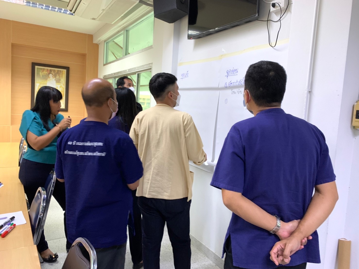 ???? พช.สมุทรสาคร ดำเนินการประชุมเชิงปฏิบัติการเจ้าหน้าที่พัฒนาชุมชนจังหวัดสมุทรสาคร ประจำปีงบประมาณ พ.ศ. 2566 “1 ปีที่ก้าวผ่าน วันวานที่บากบั่น ของพวกเราชาว พช.สมุทรสาคร”????  วันที่ 27 ตุลาคม 2565 เวลา 13.00 น. ณ ห้องประชุมอำเภอเมืองสมุทรสาคร ชั้น 3 ที่ว่าการอำเภอเมืองสมุทรสาคร จังหวัดสมุทรสาคร ภายใต้การกำกับดูแลของนายณรงค์ รักร้อย ผู้ว่าราชการจังหวัดสมุทรสาคร โดยนางศลิษา ม่วงใหม่ พัฒนาการจังหวัดสมุทรสาคร ผู้อำนวยการกลุ่มงาน พัฒนาการอำเภอ เจ้าหน้าที่พัฒนาชุมชนจังหวัด อำเภอ ร่วมประชุมเชิงปฏิบัติการเจ้าหน้าที่พัฒนาชุมชนจังหวัดสมุทรสาคร ประจำปีงบประมาณ พ.ศ. 2566 “1 ปีที่ก้าวผ่าน วันวานที่บากบั่น ของพวกเราชาว พช.สมุทรสาคร”    โดยได้รับเกียรติจาก ดร.ขนิฏฐา กาญจนรังสีนนท์ อดีตที่ปรึกษาอธิบดีกรมการพัฒนาชุมชน มาเป็นวิทยากรกระบวนการในการวิเคราะห์ผลการดำเนินงานในปีงบประมาณ พ.ศ.2565 และวางแผนขับเคลื่อนกิจกรรมพัฒนาชุมชน ปีงบประมาณ พ.ศ.2566 ของสำนักงานพัฒนาชุมชนจังหวัดสมุทรสาคร เพื่อให้สามารถบรรลุเป้าหมายของกรมการพัฒนาชุมชน ต่อไป  #SMART SK # โคกหนองนา #โคกหนองนาโมเดล #โคกหนองนาพัฒนาชุมชน #World soil Day #World soil Day CDD #UNFAO #SEPtoSDGs #SDGforAll@kmit #ปิดหมู่บ้าน 3 เดือนพวกเราอยู่ได้ #108อาชีพแก้จนพัฒนาคนทุกช่วงวัย wecareaboutyou #Changeforgood ? ภาพ/ข่าว…ทีมงานสารสนเทศการพัฒนาชุมชน พช.สมุทรสาคร