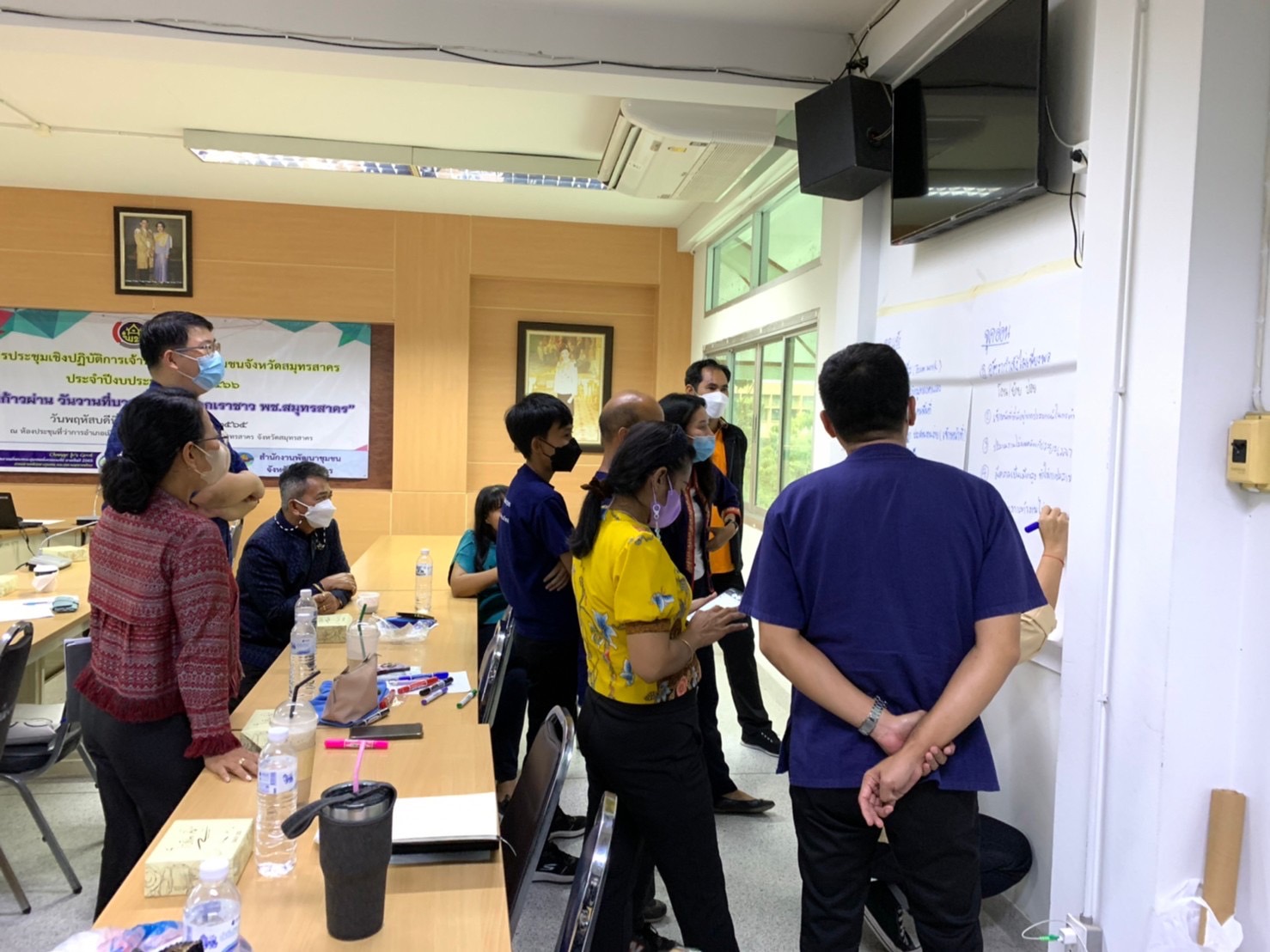 ???? พช.สมุทรสาคร ดำเนินการประชุมเชิงปฏิบัติการเจ้าหน้าที่พัฒนาชุมชนจังหวัดสมุทรสาคร ประจำปีงบประมาณ พ.ศ. 2566 “1 ปีที่ก้าวผ่าน วันวานที่บากบั่น ของพวกเราชาว พช.สมุทรสาคร”????  วันที่ 27 ตุลาคม 2565 เวลา 13.00 น. ณ ห้องประชุมอำเภอเมืองสมุทรสาคร ชั้น 3 ที่ว่าการอำเภอเมืองสมุทรสาคร จังหวัดสมุทรสาคร ภายใต้การกำกับดูแลของนายณรงค์ รักร้อย ผู้ว่าราชการจังหวัดสมุทรสาคร โดยนางศลิษา ม่วงใหม่ พัฒนาการจังหวัดสมุทรสาคร ผู้อำนวยการกลุ่มงาน พัฒนาการอำเภอ เจ้าหน้าที่พัฒนาชุมชนจังหวัด อำเภอ ร่วมประชุมเชิงปฏิบัติการเจ้าหน้าที่พัฒนาชุมชนจังหวัดสมุทรสาคร ประจำปีงบประมาณ พ.ศ. 2566 “1 ปีที่ก้าวผ่าน วันวานที่บากบั่น ของพวกเราชาว พช.สมุทรสาคร”    โดยได้รับเกียรติจาก ดร.ขนิฏฐา กาญจนรังสีนนท์ อดีตที่ปรึกษาอธิบดีกรมการพัฒนาชุมชน มาเป็นวิทยากรกระบวนการในการวิเคราะห์ผลการดำเนินงานในปีงบประมาณ พ.ศ.2565 และวางแผนขับเคลื่อนกิจกรรมพัฒนาชุมชน ปีงบประมาณ พ.ศ.2566 ของสำนักงานพัฒนาชุมชนจังหวัดสมุทรสาคร เพื่อให้สามารถบรรลุเป้าหมายของกรมการพัฒนาชุมชน ต่อไป  #SMART SK # โคกหนองนา #โคกหนองนาโมเดล #โคกหนองนาพัฒนาชุมชน #World soil Day #World soil Day CDD #UNFAO #SEPtoSDGs #SDGforAll@kmit #ปิดหมู่บ้าน 3 เดือนพวกเราอยู่ได้ #108อาชีพแก้จนพัฒนาคนทุกช่วงวัย wecareaboutyou #Changeforgood ? ภาพ/ข่าว…ทีมงานสารสนเทศการพัฒนาชุมชน พช.สมุทรสาคร