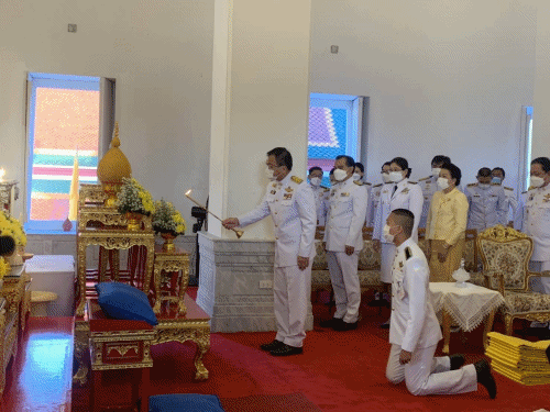 ???? พช.สมุทรสาคร….ร่วมกิจกรรมเนื่องในวันคล้ายวันสวรรคต พระบาทสมเด็จพระบรมชนกาธิเบศร มหาภูมิพลอดุลยเดชมหาราช บรมนาถบพิตร????       วันที่ 13 ตุลาคม 2565  นายณรงค์ รักร้อย ผู้ว่าราชการจังหวัดสมุทรสาคร ประธานในพิธี พร้อมด้วย รองผู้ว่าราชการจังหวัดสมุทรสาคร หัวหน้าส่วนราชการ กลุ่ม องค์กร และประชาชน เข้าร่วมกิจกรรมน้อมรำลึกในพระมหากรุณาธิคุณ และกิจกรรมจิตอาสา เนื่องในวันคล้ายวันสวรรคต พระบาทสมเด็จพระบรมชนกาธิเบศร มหาภูมิพลอดุลยเดชมหาราช บรมนาถบพิตร ดังนี้    ?1. เวลา 07.00 น. ณ วัดเจษฎาราม พระอารามหลวง ตำบลมหาชัย อำเภอเมืองสมุทรสาคร จังหวัดสมุทรสาคร พิธีทำบุญตักบาตรถวายพระราชกุศล จำนวน 89 รูป โดยนางศลิษา ม่วงใหม่ พัฒนาการจังหวัดสมุทรสาคร นางปวีณรัตน์ บุตรวงศ์ ผู้อำนวยการกลุ่มงานประสานและสนับสนุนการบริหารงานพัฒนาชุมชน พร้อมเจ้าหน้าที่พัฒนาชุมชนจังหวัด เข้าร่วมกิจกรรมทำบุญตักบาตรถวายพระราชกุศลฯ โดยพร้อมเพรียงกัน     ✊️2. เวลา 10.00 น. ณ ริมคลองกระทุ่มแบนหน้าโรงเรียนอนุบาลเทศบาลเมืองคลองมะเดื่อ ตำบลคลองมะเดื่อ อำเภอกระทุ่มแบน จังหวัดสมุทรสาคร โดยนางศลิษา ม่วงใหม่ พัฒนาการจังหวัดสมุทรสาคร นายทศพร แก้วดี ผู้อำนวยการกลุ่มงานสารสนเทศการพัฒนาชุมชน นายอรรถพงศ์ สงวนเดือน พัฒนาการอำเภอกระทุ่มแบน พร้อมเจ้าหน้าที่พัฒนาชุมชนจังหวัด และอำเภอกระทุ่มแบน เข้าร่วมกิจกรรมจิตอาสาพัฒนาปรับปรุงภูมิทัศน์คลองกระทุ่มแบนฯ โดยพร้อมเพรียงกัน     ?3. เวลา 17.00 น. ณ ลานหน้าอาคารศาลากลางจังหวัดสมุทรสาคร (หลังเก่า) ตำบลมหาชัย อำเภอเมืองสมุทรสาคร จังหวัดสมุทรสาคร โดยนางศลิษา ม่วงใหม่ พัฒนาการจังหวัดสมุทรสาคร นายกิตติเชษฐ์ ทุ่งสะโร ผู้อำนวยการกลุ่มงานส่งเสริมการพัฒนาชุมชน นางณัฐภรณ์ ก่อนกำเนิด พัฒนาการอำเภอเมืองสมุทรสาคร พร้อมเจ้าหน้าที่พัฒนาชุมชนจังหวัด และอำเภอเมืองสมุทรสาคร ร่วมพิธีวางพวงมาลาเบื้องหน้าพระบรมฉายาลักษณ์พระบาทสมเด็จพระบรมชนกาธิเบศร มหาภูมิพลอดุลยเดชมหาราช บรมนาถบพิตร และยืนสงบนิ่งน้อมรำลึกในพระมหากรุณาธิคุณ โดยพร้อมเพรียงกัน     #SMART SK   # โคกหนองนา #โคกหนองนาโมเดล #โคกหนองนาพัฒนาชุมชน #World soil Day #World soil Day CDD #UNFAO #SEPtoSDGs #SDGforAll@kmit #ปิดหมู่บ้าน 3 เดือนพวกเราอยู่ได้ #108อาชีพแก้จนพัฒนาคนทุกช่วงวัย wecareaboutyou #Changeforgood   ? ภาพ/ข่าว…ทีมงานสารสนเทศการพัฒนาชุมชน พช.สมุทรสาคร/ทีมงานพัฒนาชุมชนอำเภอทุกอำเภอ