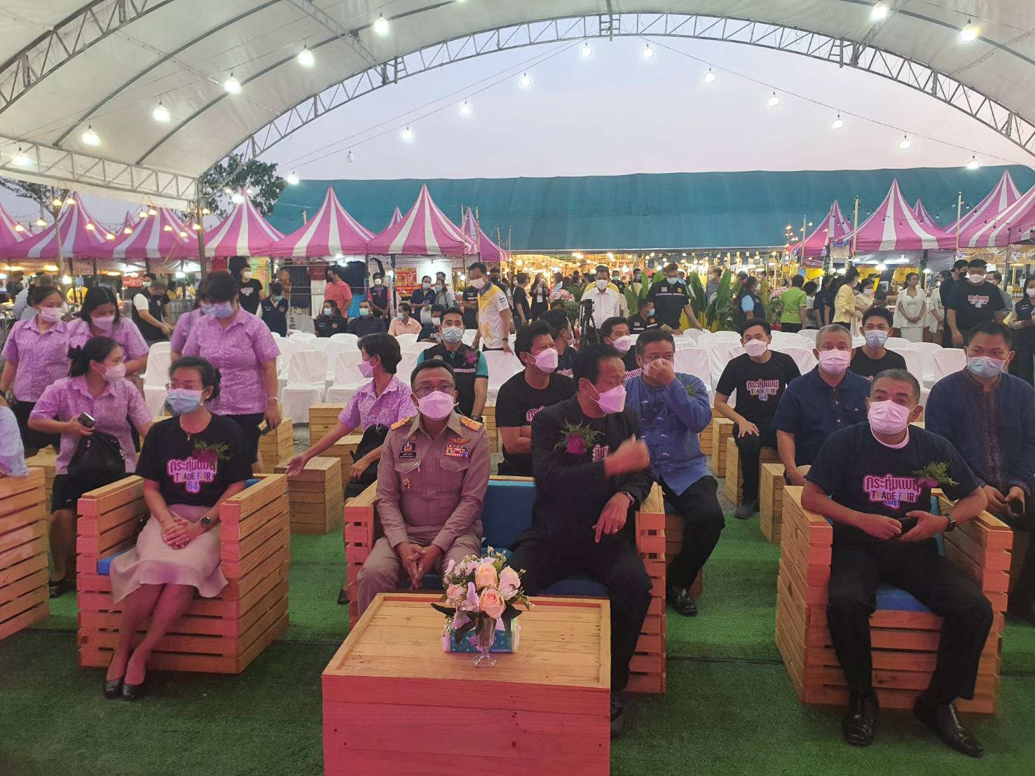 ???? พช.สมุทรสาคร ร่วมพิธีเปิดงานกระทุ่มแบน TRADE FAIR 64????   วันที่ 2 พฤศจิกายน 2565 เวลา 18.00 น. ณ บริเวณลานกระทุ่มแบน ริมถนนพุทธสาครอำเภอกระทุ่มแบน โดยนายณรงค์ รักร้อย ผู้ว่าราชการจังหวัดสมุทรสาคร ได้มอบหมายให้นายสุรศักดิ์ ผลยังส่ง รองผู้ว่าราชการจังหวัดสมุทรสาคร เป็นประธานในพิธีเปิดงานกระทุ่มแบน TRADE FAIR 64 โดยเป็นความร่วมมือระหว่างอำเภอกระทุ่มแบน และสำนักงานพาณิชย์จังหวัดสมุทรสาคร กำหนดจัดงานระหว่างวันที่ 2 – 6 พฤศจิกายน 2565 เพื่อจำหน่ายผลิตภัณฑ์ OTOP สินค้าโรงงาน ของดีอำเภอกระทุ่มแบน    โดยนางศลิษา ม่วงใหม่ พัฒนาการจังหวัดสมุทรสาคร ได้มอบหมายให้นายทศพร แก้วดี ผู้อำนวยการกลุ่มงานสารสนเทศการพัฒนาชุมชน และนายจักรินทร์  ทิพย์โยธา ผู้อำนวยการกลุ่มงานยุทธศาสตร์การพัฒนาชุมชน พร้อมด้วยนายอรรถพงศ์ สงวนเดือน พัฒนาการอำเภอกระทุ่มแบน เข้าร่วมงานในครั้งนี้  #SMART SK  # โคกหนองนา #โคกหนองนาโมเดล #โคกหนองนาพัฒนาชุมชน #World soil Day #World soil Day CDD #UNFAO #SEPtoSDGs #SDGforAll@kmit #ปิดหมู่บ้าน 3 เดือนพวกเราอยู่ได้ #108อาชีพแก้จนพัฒนาคนทุกช่วงวัย wecareaboutyou #Changeforgood  ภาพ/ข่าว…ทีมงานสารสนเทศการพัฒนาชุมชน พช.สมุทรสาคร