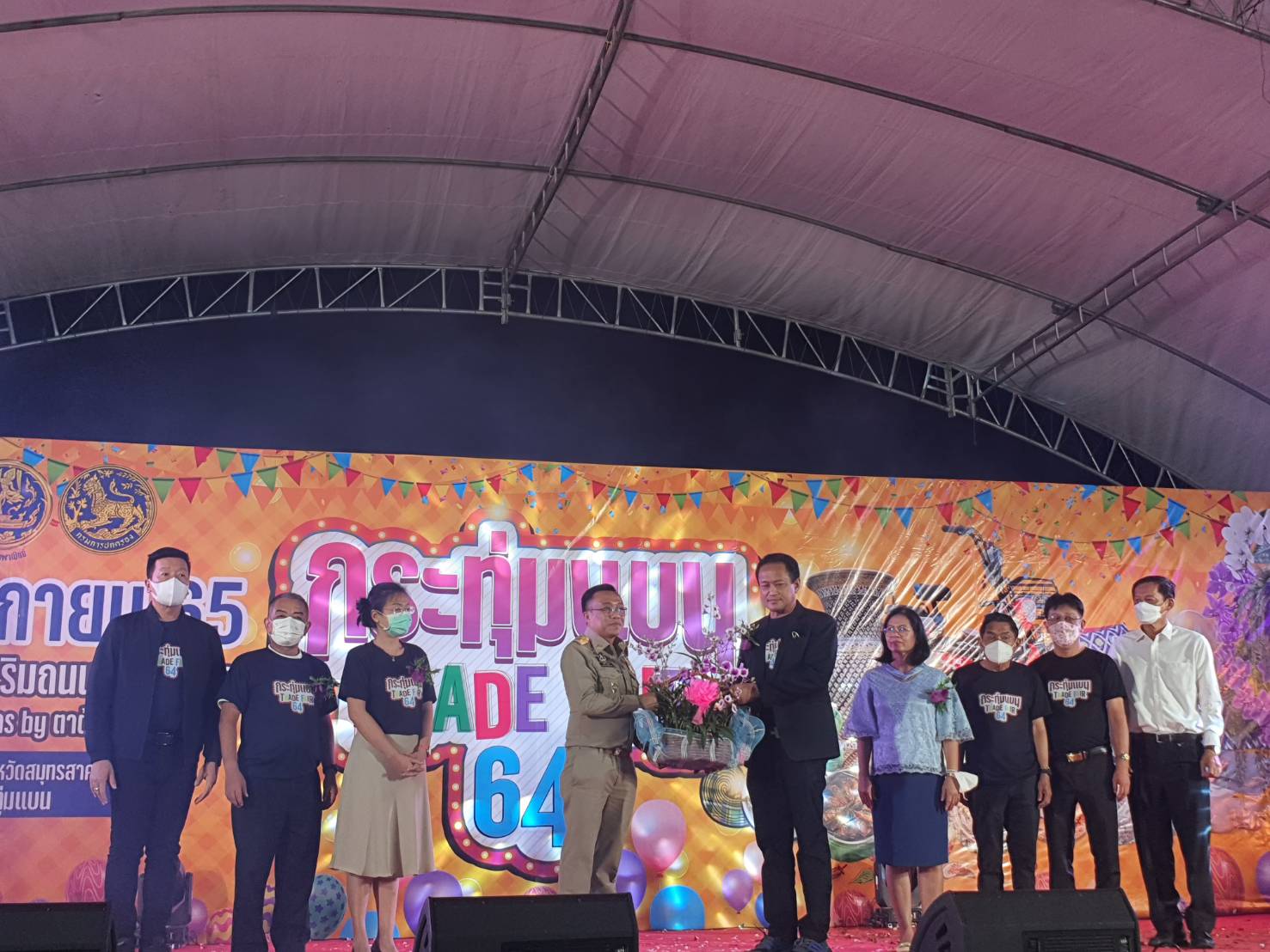 ???? พช.สมุทรสาคร ร่วมพิธีเปิดงานกระทุ่มแบน TRADE FAIR 64????   วันที่ 2 พฤศจิกายน 2565 เวลา 18.00 น. ณ บริเวณลานกระทุ่มแบน ริมถนนพุทธสาครอำเภอกระทุ่มแบน โดยนายณรงค์ รักร้อย ผู้ว่าราชการจังหวัดสมุทรสาคร ได้มอบหมายให้นายสุรศักดิ์ ผลยังส่ง รองผู้ว่าราชการจังหวัดสมุทรสาคร เป็นประธานในพิธีเปิดงานกระทุ่มแบน TRADE FAIR 64 โดยเป็นความร่วมมือระหว่างอำเภอกระทุ่มแบน และสำนักงานพาณิชย์จังหวัดสมุทรสาคร กำหนดจัดงานระหว่างวันที่ 2 – 6 พฤศจิกายน 2565 เพื่อจำหน่ายผลิตภัณฑ์ OTOP สินค้าโรงงาน ของดีอำเภอกระทุ่มแบน    โดยนางศลิษา ม่วงใหม่ พัฒนาการจังหวัดสมุทรสาคร ได้มอบหมายให้นายทศพร แก้วดี ผู้อำนวยการกลุ่มงานสารสนเทศการพัฒนาชุมชน และนายจักรินทร์  ทิพย์โยธา ผู้อำนวยการกลุ่มงานยุทธศาสตร์การพัฒนาชุมชน พร้อมด้วยนายอรรถพงศ์ สงวนเดือน พัฒนาการอำเภอกระทุ่มแบน เข้าร่วมงานในครั้งนี้  #SMART SK  # โคกหนองนา #โคกหนองนาโมเดล #โคกหนองนาพัฒนาชุมชน #World soil Day #World soil Day CDD #UNFAO #SEPtoSDGs #SDGforAll@kmit #ปิดหมู่บ้าน 3 เดือนพวกเราอยู่ได้ #108อาชีพแก้จนพัฒนาคนทุกช่วงวัย wecareaboutyou #Changeforgood  ภาพ/ข่าว…ทีมงานสารสนเทศการพัฒนาชุมชน พช.สมุทรสาคร
