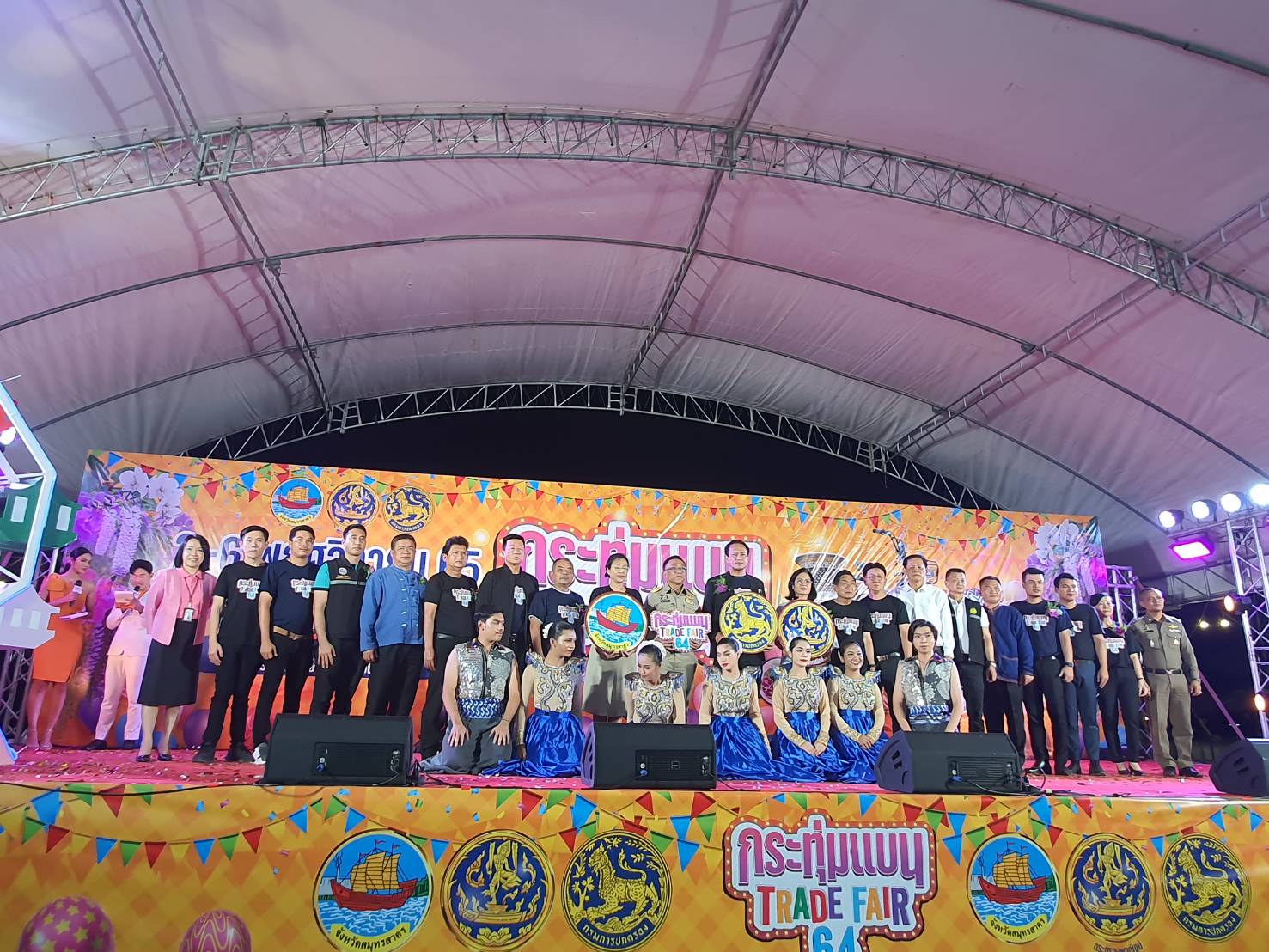 ???? พช.สมุทรสาคร ร่วมพิธีเปิดงานกระทุ่มแบน TRADE FAIR 64????   วันที่ 2 พฤศจิกายน 2565 เวลา 18.00 น. ณ บริเวณลานกระทุ่มแบน ริมถนนพุทธสาครอำเภอกระทุ่มแบน โดยนายณรงค์ รักร้อย ผู้ว่าราชการจังหวัดสมุทรสาคร ได้มอบหมายให้นายสุรศักดิ์ ผลยังส่ง รองผู้ว่าราชการจังหวัดสมุทรสาคร เป็นประธานในพิธีเปิดงานกระทุ่มแบน TRADE FAIR 64 โดยเป็นความร่วมมือระหว่างอำเภอกระทุ่มแบน และสำนักงานพาณิชย์จังหวัดสมุทรสาคร กำหนดจัดงานระหว่างวันที่ 2 – 6 พฤศจิกายน 2565 เพื่อจำหน่ายผลิตภัณฑ์ OTOP สินค้าโรงงาน ของดีอำเภอกระทุ่มแบน    โดยนางศลิษา ม่วงใหม่ พัฒนาการจังหวัดสมุทรสาคร ได้มอบหมายให้นายทศพร แก้วดี ผู้อำนวยการกลุ่มงานสารสนเทศการพัฒนาชุมชน และนายจักรินทร์  ทิพย์โยธา ผู้อำนวยการกลุ่มงานยุทธศาสตร์การพัฒนาชุมชน พร้อมด้วยนายอรรถพงศ์ สงวนเดือน พัฒนาการอำเภอกระทุ่มแบน เข้าร่วมงานในครั้งนี้  #SMART SK  # โคกหนองนา #โคกหนองนาโมเดล #โคกหนองนาพัฒนาชุมชน #World soil Day #World soil Day CDD #UNFAO #SEPtoSDGs #SDGforAll@kmit #ปิดหมู่บ้าน 3 เดือนพวกเราอยู่ได้ #108อาชีพแก้จนพัฒนาคนทุกช่วงวัย wecareaboutyou #Changeforgood  ภาพ/ข่าว…ทีมงานสารสนเทศการพัฒนาชุมชน พช.สมุทรสาคร